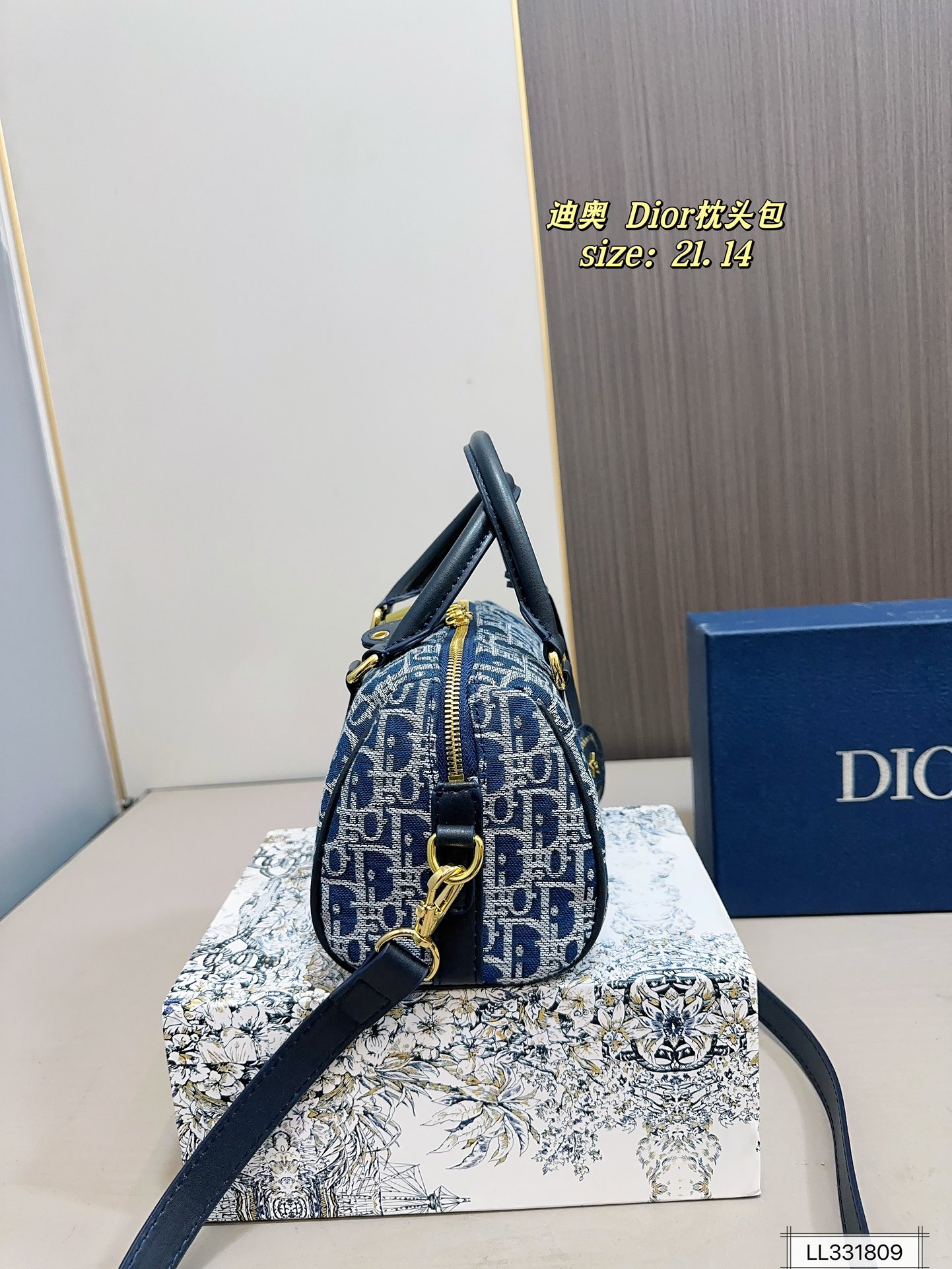 💰175 配盒子 迪奥枕头 这么好看的牛仔包，钢铁直女都得心动吧牛仔色是时尚界鼻祖，时尚达人的心头好枕头包大家都知道 能装，耐造~
最近最火热度最高的一定是dior groove当之无愧了吧! 推荐五颗日常出门容量绰绰有余!
尺寸：21 14 