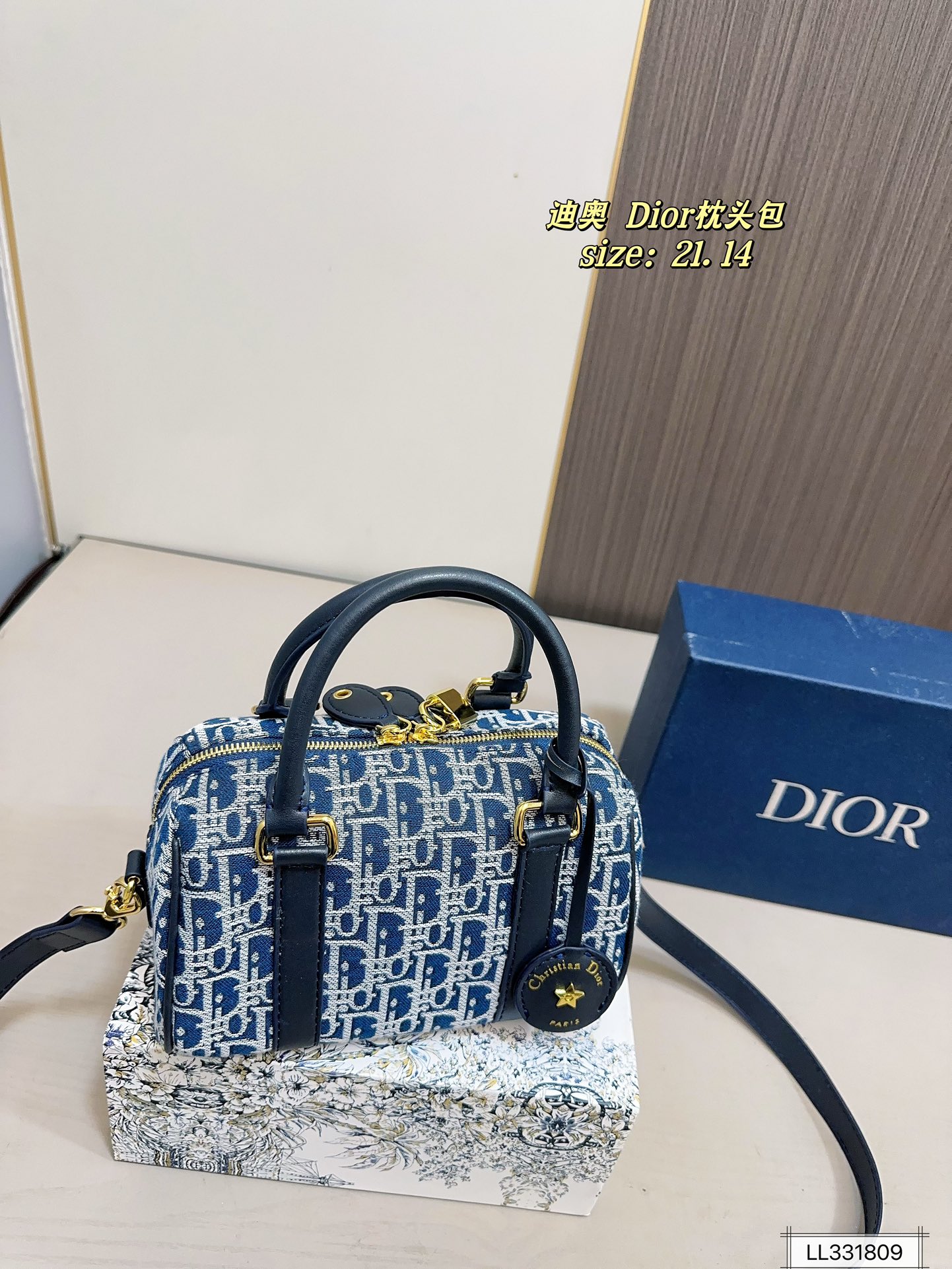 💰175 配盒子 迪奥枕头 这么好看的牛仔包，钢铁直女都得心动吧牛仔色是时尚界鼻祖，时尚达人的心头好枕头包大家都知道 能装，耐造~
最近最火热度最高的一定是dior groove当之无愧了吧! 推荐五颗日常出门容量绰绰有余!
尺寸：21 14 