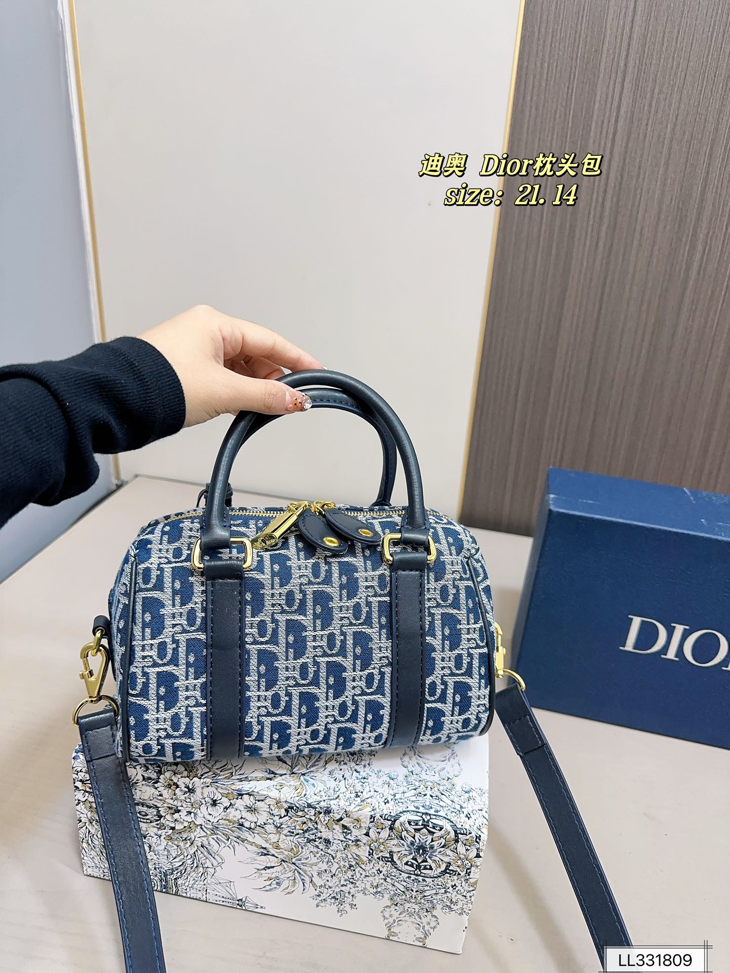 💰175 配盒子 迪奥枕头 这么好看的牛仔包，钢铁直女都得心动吧牛仔色是时尚界鼻祖，时尚达人的心头好枕头包大家都知道 能装，耐造~
最近最火热度最高的一定是dior groove当之无愧了吧! 推荐五颗日常出门容量绰绰有余!
尺寸：21 14 