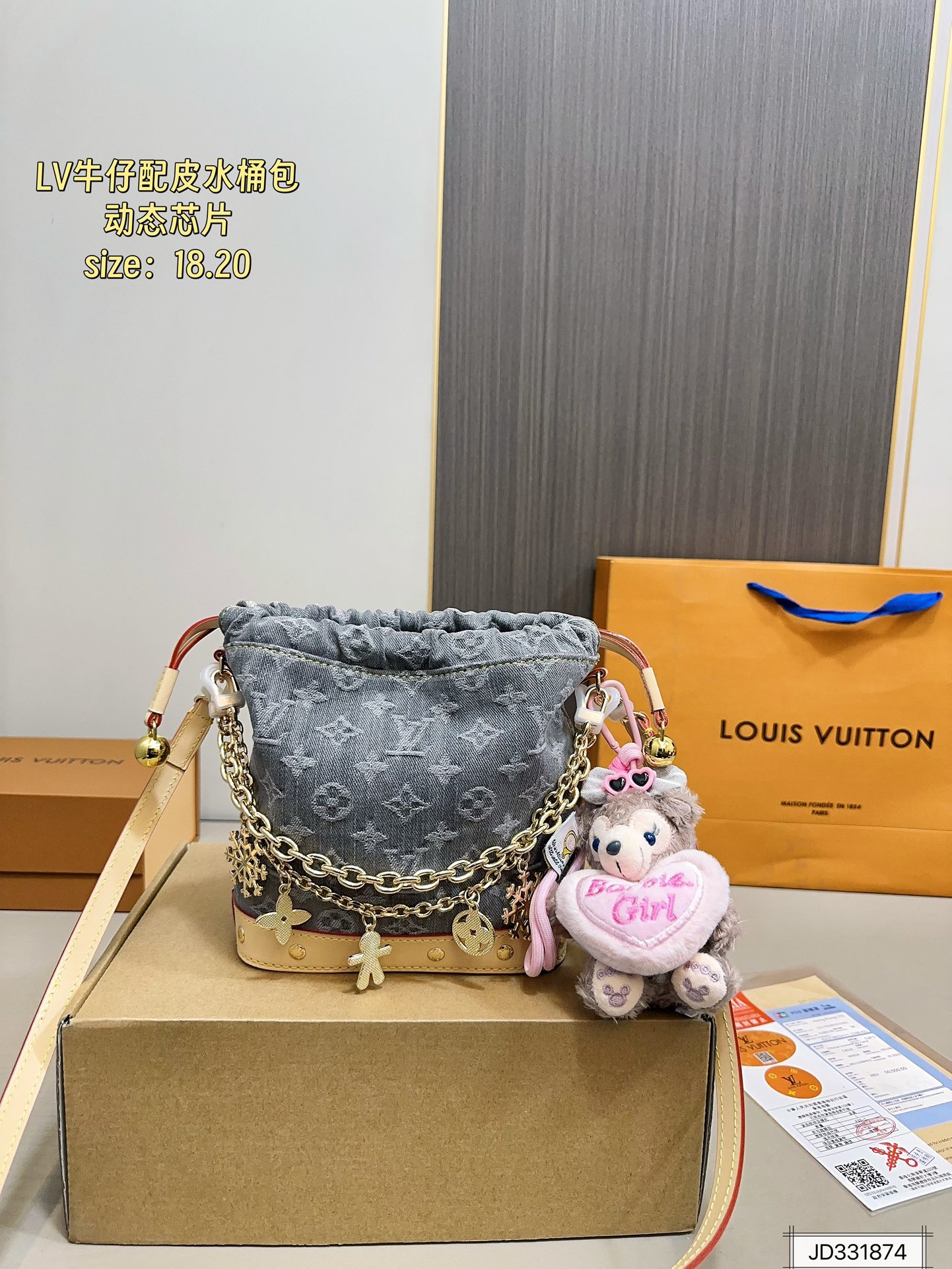 💰240 配飞机盒折叠盒子配皮 动态芯片 LV 牛仔水桶包 
大容量单肩斜挎包 采用精湛镶嵌细工，经典百搭简直无法拒绝 超显气质
高级感十足 集美必入款
尺寸：18 20 
