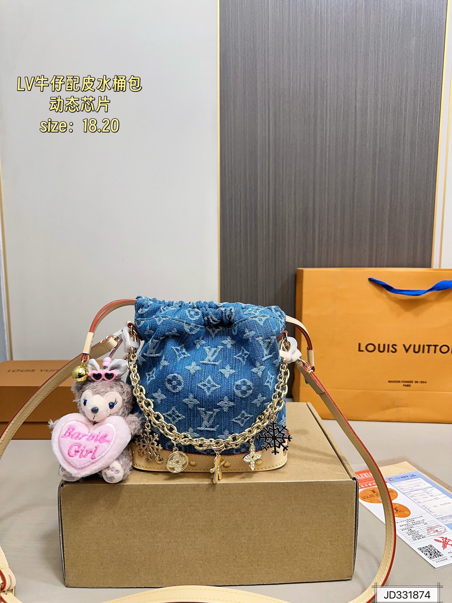 💰240 配飞机盒折叠盒子配皮 动态芯片 LV 牛仔水桶包 
大容量单肩斜挎包 采用精湛镶嵌细工，经典百搭简直无法拒绝 超显气质
高级感十足 集美必入款
尺寸：18 20 