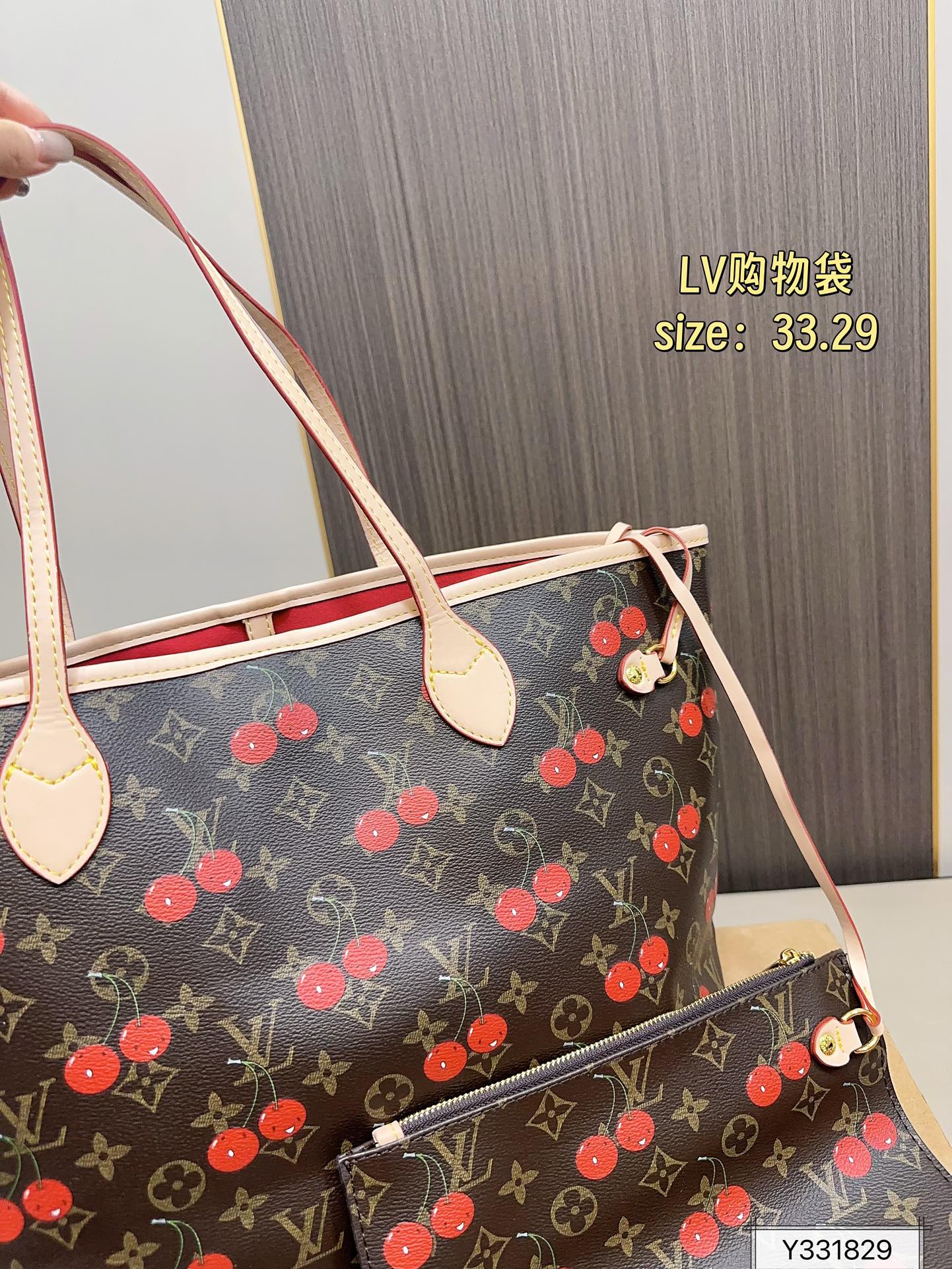 💰175
Lv Neverfull 经典入门款购物袋
骨灰级产物！经典到无可复制！
最最最经典畅销颜色！尺寸33.29
