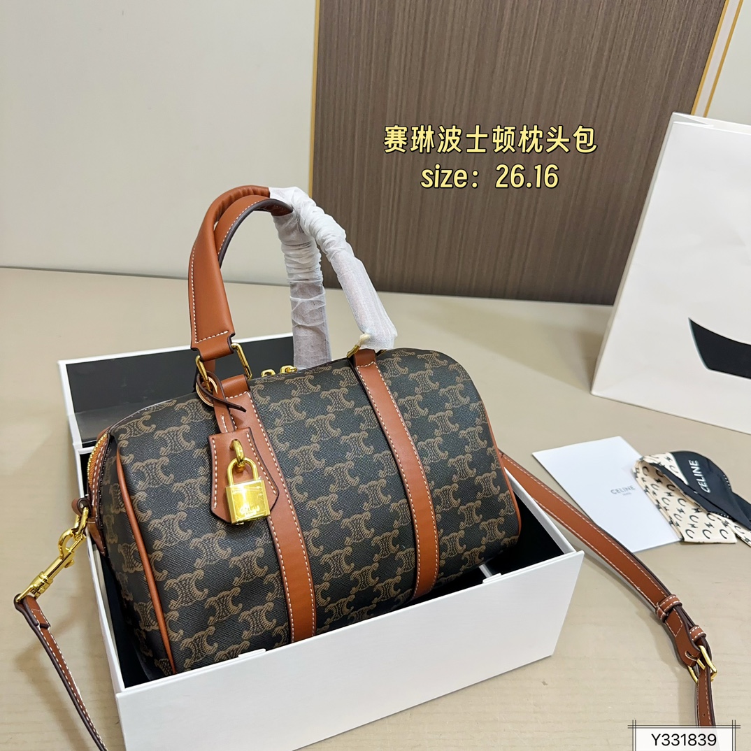 💰355(折叠盒) 尺寸:26×16 CELINE赛琳 新款Lisa同款老花波士顿枕头包 简洁利落的包身线条➕精致五金🔒 手提单肩都🉑️,容量超大💯 高颜值的复古文艺气息,经典实用!