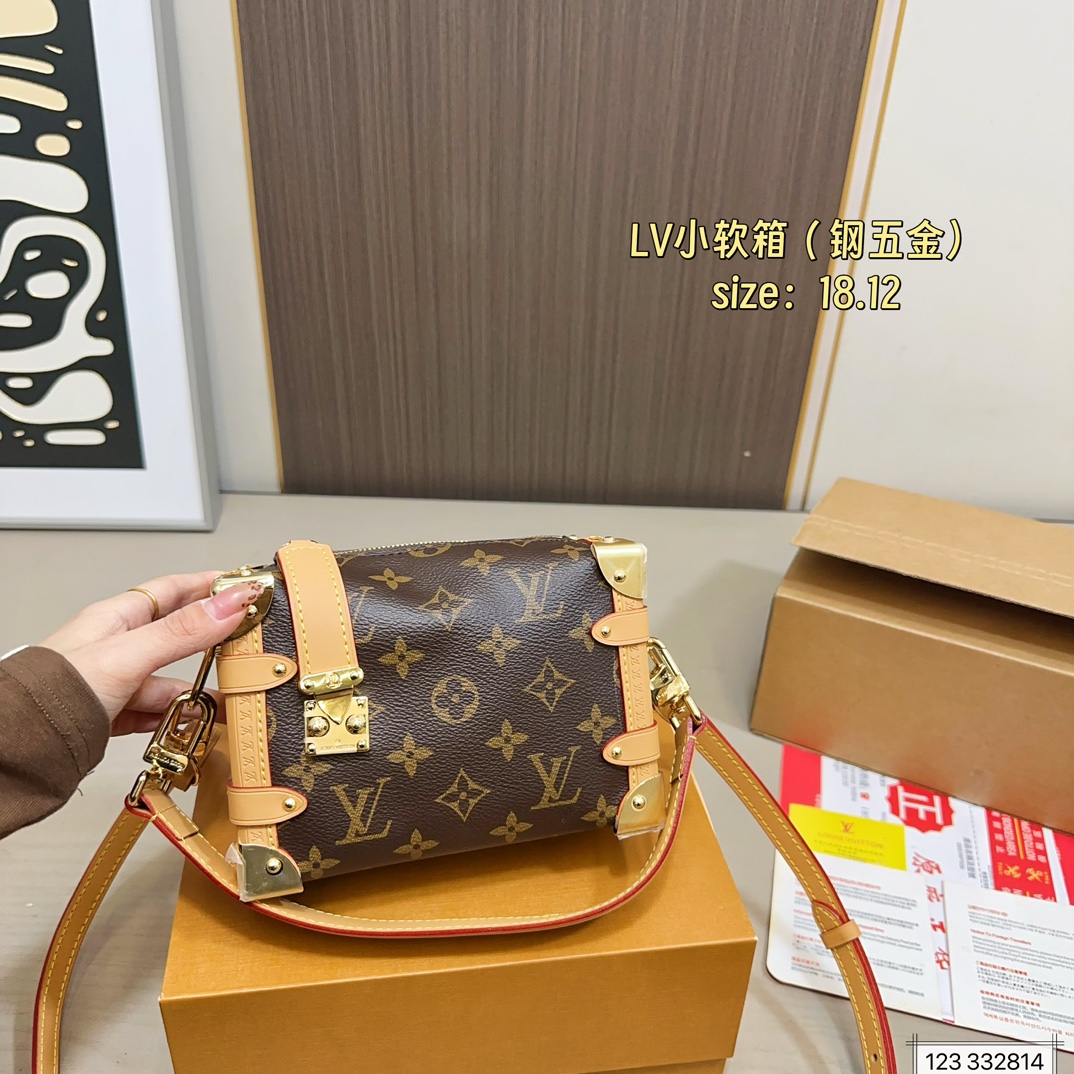 (折叠盒飞机盒)钢五金 尺寸:18×12 LV路易威登老花盒子包小软箱 谷爱凌秀场同款Side Trunk,老花配色~ 硬金属边角,“箱感”十足的新款设计! 百搭耐看,可️以拎着出席任何场景👌