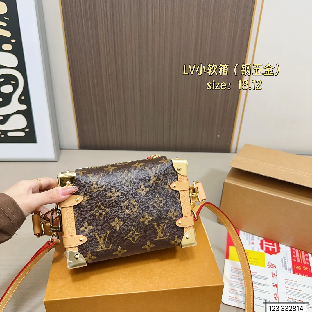 (折叠盒飞机盒)钢五金 尺寸:18×12 LV路易威登老花盒子包小软箱 谷爱凌秀场同款Side Trunk,老花配色~ 硬金属边角,“箱感”十足的新款设计! 百搭耐看,可️以拎着出席任何场景👌