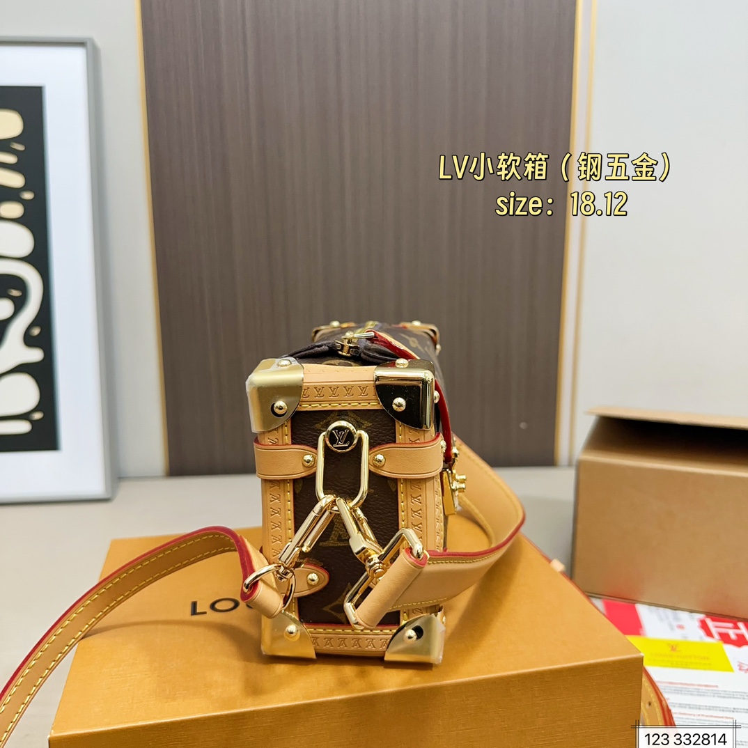 (折叠盒飞机盒)钢五金 尺寸:18×12 LV路易威登老花盒子包小软箱 谷爱凌秀场同款Side Trunk,老花配色~ 硬金属边角,“箱感”十足的新款设计! 百搭耐看,可️以拎着出席任何场景👌