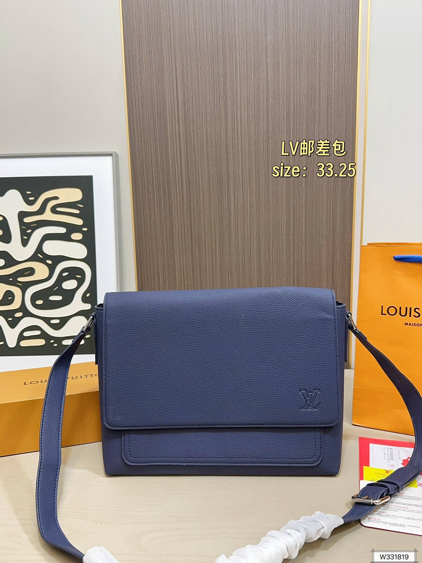 203 Lv Popular Men’s Messenger Bag, Classic And Timeless. The Elegant And Low-key Shape Design And Spacious Bag Body Add Practicality. Size 33 25