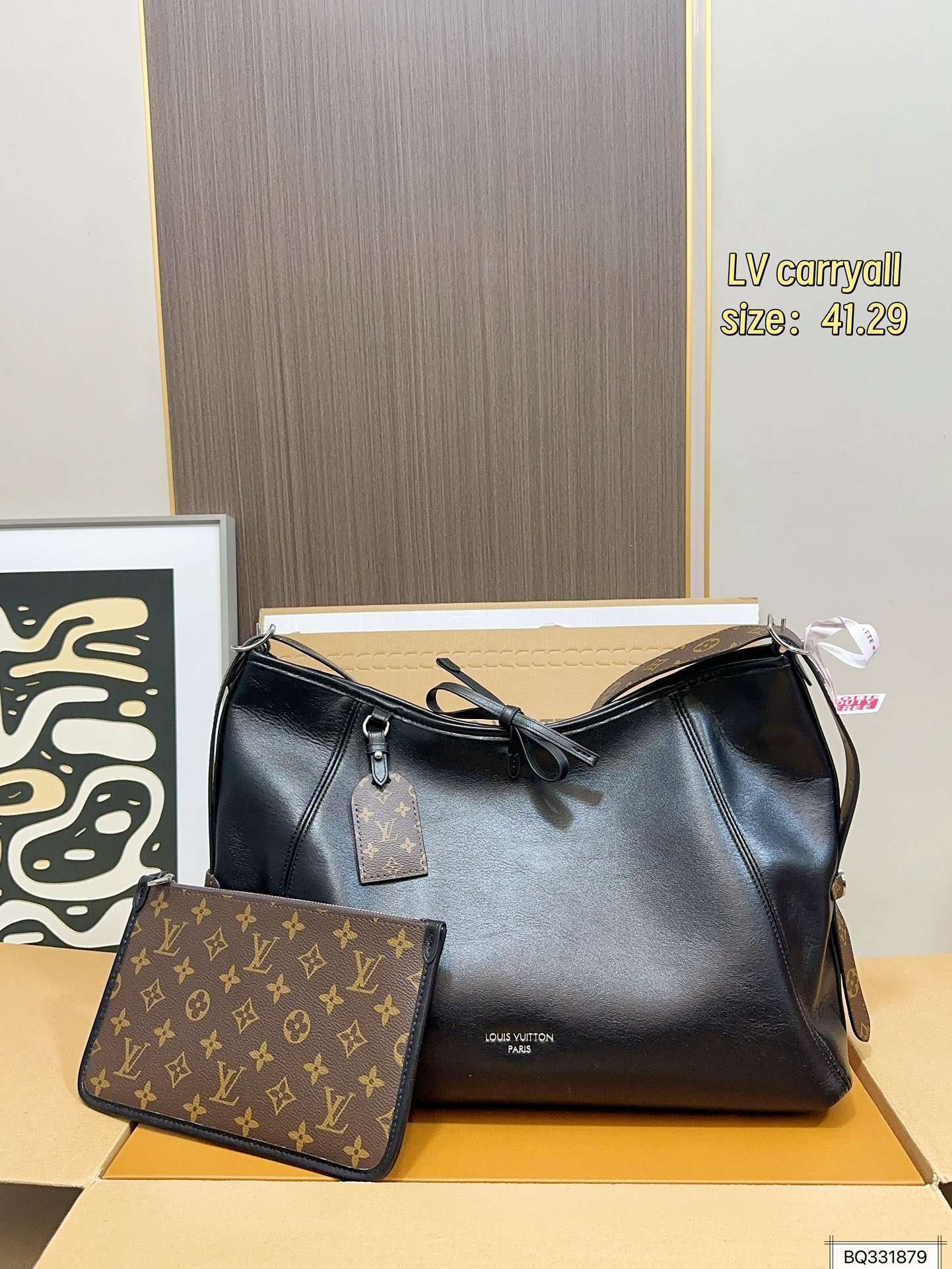 293 With Folding Box And Airplane Case | Lv’s New Carryall. Comparing It With The New Iv Products Launched In March, It Really Struck My Heart | The New Pure Black Carryall That Boys Can Also Carry | The Boys’ Carry Is Also Very Good-looking, Especially The Casual Style With The Smooth And Soft Texture. The Girls’ Carry Is Even Cooler. It Has A Neutral Style For Cool Girls, And Can Be Worn In Casual Clothes | Size: 41.29
