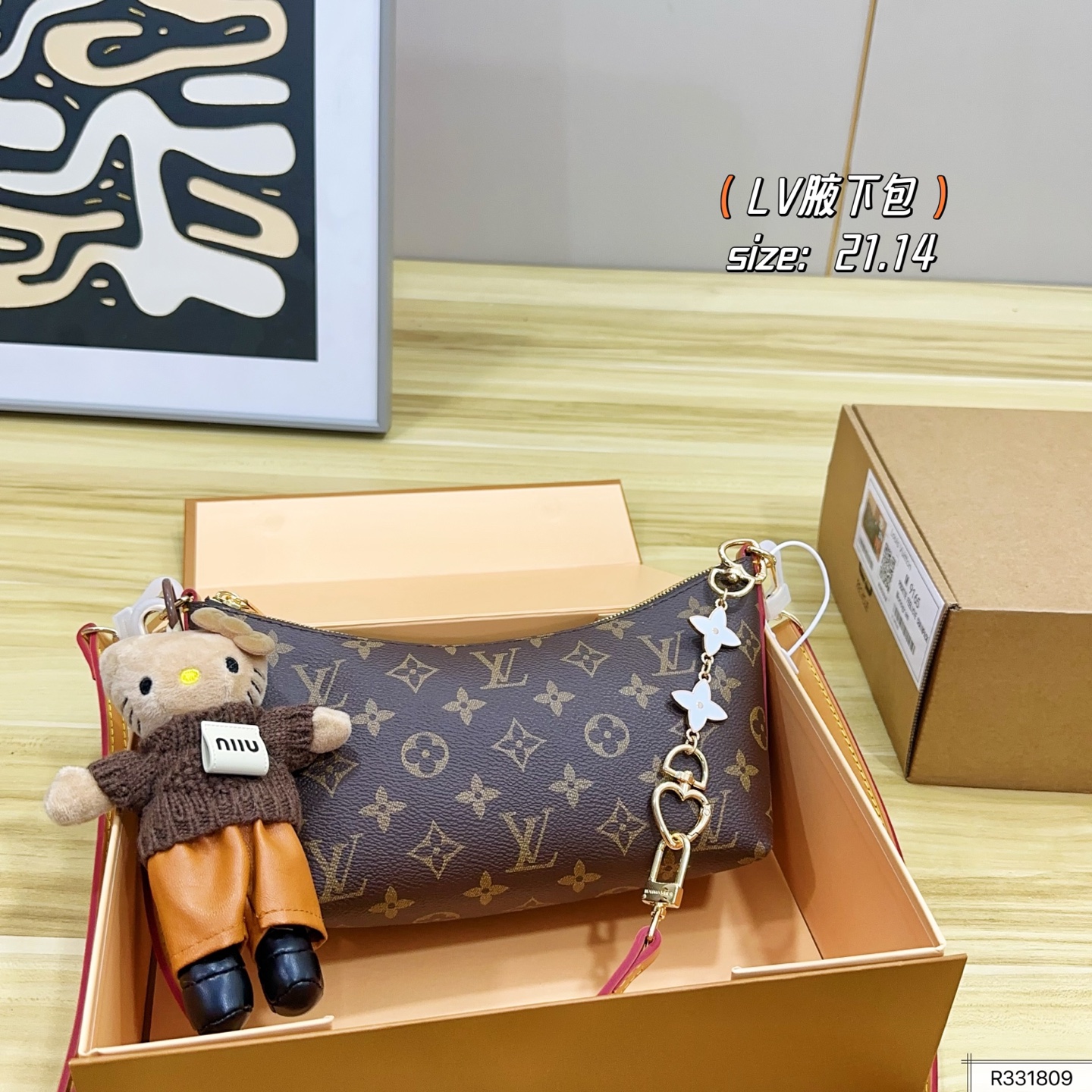 195 Folding Box Airplane Box Lv Armpit Bag | Lv Classic Monogram Presbyopic Canvas + Trim, Retro And Fashionable The Curved Bag Body And Adjustable Shoulder Straps Can Be Worn Under The Armpit, On One Shoulder, Or Across The Body. It Is Very Versatile For Daily Commuting Or Casual Outings. Metal Chain + Pendant Embellishment, Perfect Details, Moderate Internal Space, Easy Storage Of Mobile Phones And Cosmetics, Practical And Beautiful | Size 21.14