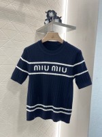 Top original original single MIUMI*25015 round neck slimming knitted short -sleeved custom yb wool yarn material delicate texture, soft comfortable round neck knitted short -sleeved scoop edge, add exquisite tone screw knit texture with elasticity characteristic Curve beautiful cuff wares, stripes, chest decoration with letters logo decorative display brand tone versatile style, non -picking age skin color, skirt, adapted age -reducing fashionable style SML 1 Top original original single MIUMI*25015 round neck slimming knitted short -sleeved custom yb wool yarn material delicate texture, soft comfortable round neck knitted short -sleeved scoop edge, add exquisite tone screw knit texture with elasticity characteristic Curve beautiful cuff wares, stripes, chest decoration with letters logo decorative display brand tone versatile style, non -picking age skin color, skirt, adapted age -reducing fashionable style SML