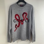 Top -level original single with packaging Guqi*25015 series early spring men and women the same contrasting logo jet knit sweater SML 1 Top -level original single with packaging Guqi*25015 series early spring men and women the same contrasting logo jet knit sweater SML
