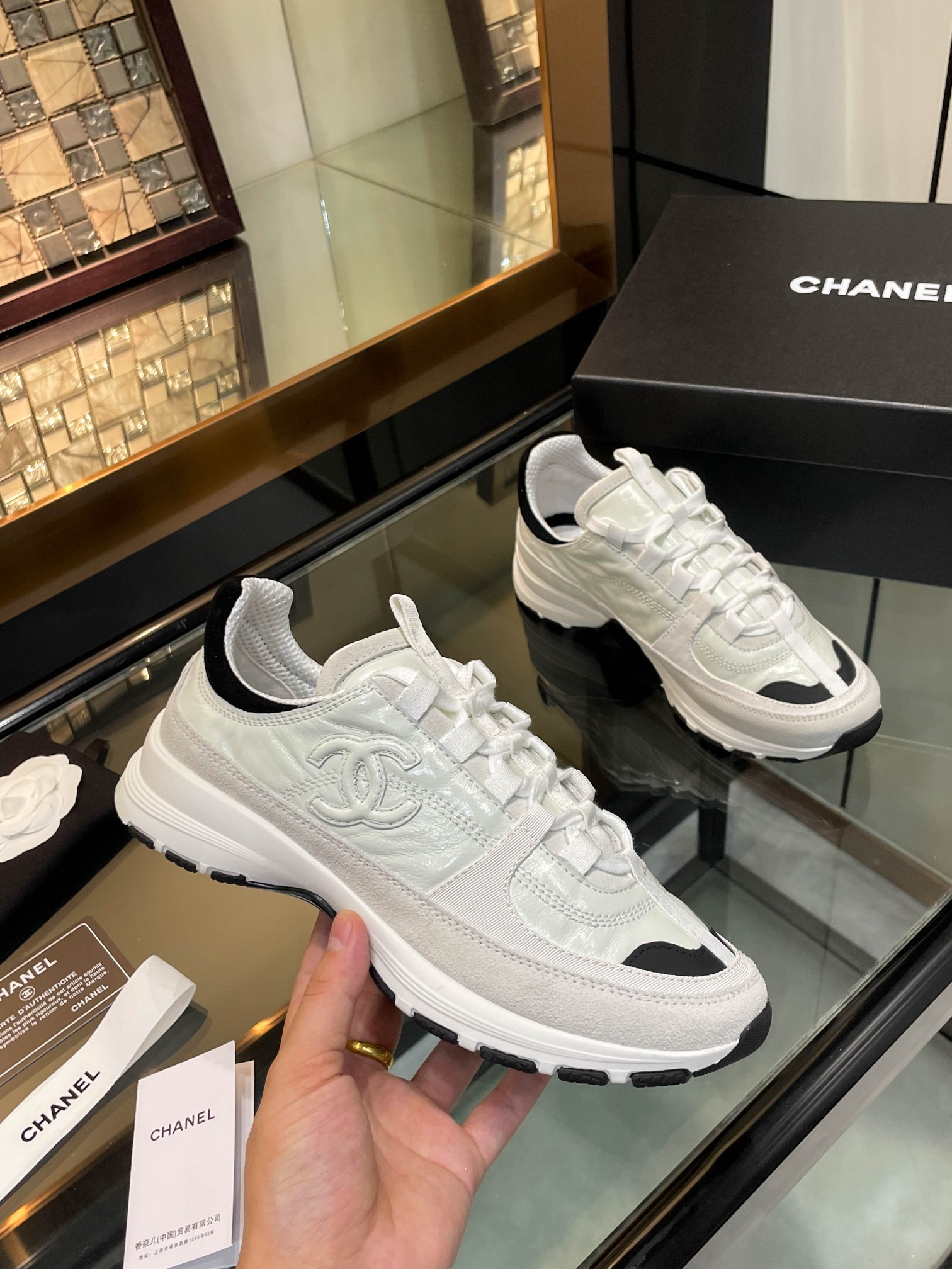 NO:422757,Chanel Chanel 25SS latest white shoes, casual sports shoes, skateboard shoes, original purchase and development, Xiaoxiang C home, another super hit counter, the love of internet celebrity bloggers and ladies, various praises from social platforms, popular super high texture and breathable super spring and summer, seeing this issue can always evoke the girl's inner demands for fashion. The latest calfskin material, classic black and white color matching, full of fashionable feeling on the feet, easy to take care of #fabric: original custom imported cowhide material #inner custom soft sheepskin #sole original mold-open TPU anti-slip sole #sole thickness 2.5CM size: 35-40, dad shoes, chanel, chanel, chanel, chanel, chanel, sneakers, cowhide, sheepskin19860909Chanel香奈儿25SS最新款小白鞋 休闲 运动鞋 滑板鞋 原版购入开发做货 小香 C家 专柜又一超级大爆款,网红博主小姐姐们的挚爱,社交平台的各种夸赞,人气超高质感透气超级春夏,看到这期总能唤起少女内心对时髦的诉求 最新小牛皮材质 经典黑白配色 上脚时髦感十足 容易打理 #面料:原版定制进口牛皮材质 #内里定制柔软羊皮里 #鞋底原版开模TPU防滑大底 #底厚2.5CM 尺码 : 35-40,老爹鞋,chanel,chanel,chanel,sneakers,cowhide,sheepskin,Women's Shoes