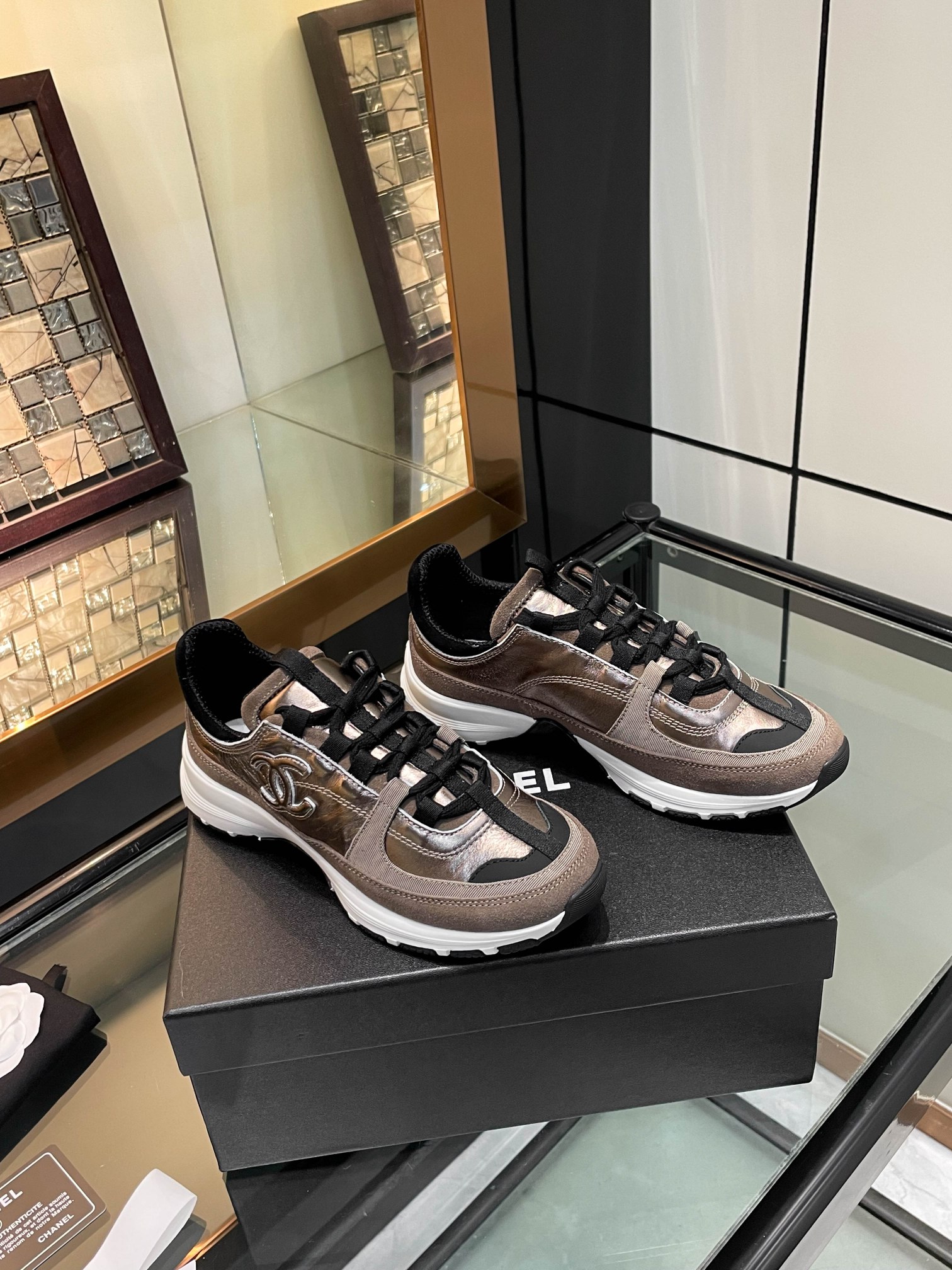 NO:422748,Chanel 25SS latest white shoes, casual sports shoes, skateboard shoes, original purchase and development, Xiaoxiang C home, another super hit counter, the love of internet celebrity bloggers and ladies, various praises from social platforms, popular super high texture and breathable super spring and summer, seeing this issue can always evoke the girl's inner demands for fashion latest calfskin material, classic black and white color matching, full of fashionable feeling on the feet, easy to take care of #Fabric: Original custom imported cowhide material #Customized soft sheepskin #Sole original molded TPU anti-slip sole #Sole thickness 2.5CM Size: 35-40 Price, dad shoes, chanel, chanel, chanel, chanel, chanel, sneakers, cowhide, sheepskin19860909Chanel香奈儿25SS最新款小白鞋 休闲 运动鞋 滑板鞋 原版购入开发做货 小香 C家 专柜又一超级大爆款,网红博主小姐姐们的挚爱,社交平台的各种夸赞,人气超高质感透气超级春夏,看到这期总能唤起少女内心对时髦的诉求 最新小牛皮材质 经典黑白配色 上脚时髦感十足 容易打理 #面料:原版定制进口牛皮材质 #内里定制柔软羊皮里 #鞋底原版开模TPU防滑大底 #底厚2.5CM 尺码 : 35-40 价格,老爹鞋,chanel,chanel,chanel,sneakers,cowhide,sheepskin,Women's Shoes