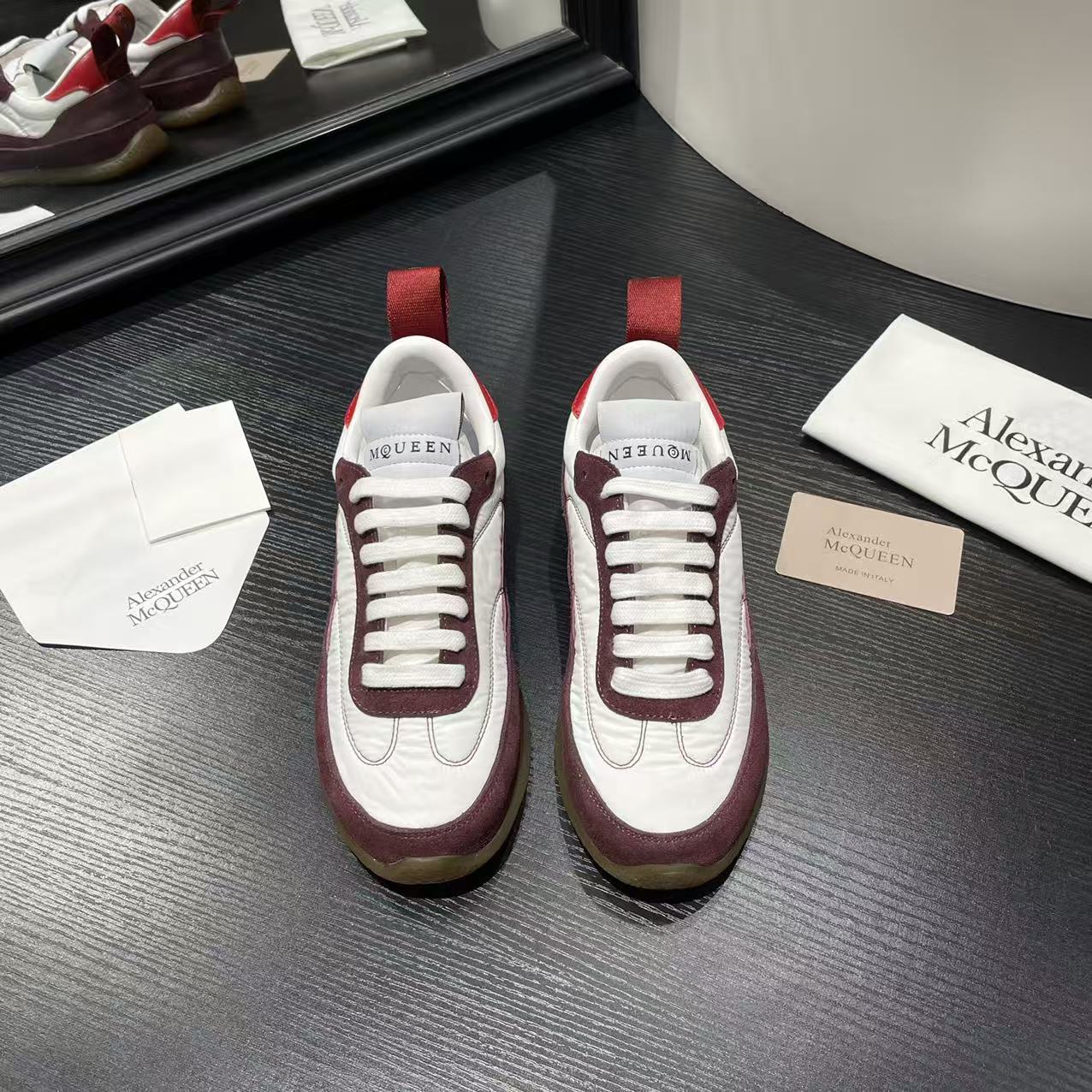 NO:828879,The top version is available at a low price for men. 40 Alexander McQUEEN top McQueen, original leather, white imported silk leather, full package, and an extra pair of shoelaces!  The back-packing process uses imported shaping machine hot melt glue to shape!  Perfect authentic replica!  - McQueen's classic star hit and versatile model that keeps returning. 1. High-quality fabric imported from Italy. Resistant to water and does not change color. Silk cowhide color matching. 2. Lining imported A-grade water-dyed sheepskin (the price is the same as cowhide and more comfortable than cowhide). Cowhide foot pads!  Feet with ultra-clear high-temperature air pressure logo 3 outsole original private mold rubber TPU full matte outsole, men's and women's models have different last shapes 35-44,,alexander mcqueen,cowhide,sheepskin19860909顶级版本跑量价实价男40Alexander McQUEEN顶级麦昆 原版皮料白色进口丝绸皮 全套包装、多送一副鞋带！后包工艺采用进口定型机热熔胶定型！完美正品复刻！- 麦昆 经典明星爆款百搭款回头率 1面料意大利进口高质感.抗水擦不变色质.丝绸牛皮配色 2内里进口A级水染羊皮（价格和牛皮里同等 比牛皮上脚还舒适） 垫脚牛皮垫脚！垫脚超清晰高温空压logo 3大底原版私模橡胶TPU全哑光大底,男款女款磨具楦型都不一样 35-44,,alexander mcqueen,cowhide,sheepskin,Men's shoes