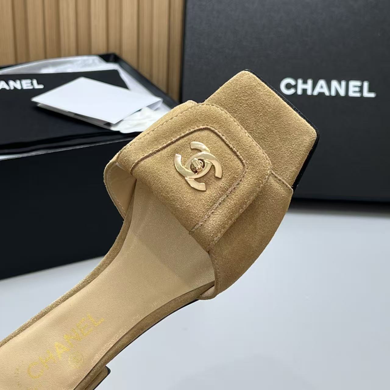 NO:789001,(Top version) CHANE*｜Xiaoxiang 26C double C school bag buckle square toe slippers When the 26C series blends classic genes into daily relaxation, this pair of slippers has become a new footnote of French elegance. Classics are never rigid, but the heartbeat of replicas. Its soul is hidden in the iconic double C school bag buckle. It is a taste code that people who know Xiaoxiang can understand at a glance. The double-strap cut is more neat and flatters the foot shape. Square toe design  Convenient and casual, the elasticity can be adjusted freely according to the thickness of the instep. It collides with the modern and simple double-strap shoe shape, blending retro feelings with contemporary aesthetics. It has the calm heritage of old money style without losing the modern accent of the younger generation. There is no hidden delicacy in raising your hands. It is a style partner that accompanies you through life scenes, and it is a statement of confidence that makes every step shine effortlessly. The fabric is made of original customized lambskin, and the lining of the toes is made of silk sheepskin. The leather outsole imported from Italy  size35-39 (40/41 customized), slippers, chanel, slippers, sheepskin, Leather soles19860909（顶级版本） CHANE*｜小香26C双C书包扣方头拖鞋 当26C系列将经典基因揉进日常松弛感 这双拖鞋便成了法式优雅的新注脚 经典从不是墨守成规 而是复刻的心动. 它的灵魂 藏在那枚标志性双C书包扣中 是懂小香的人一眼便能读懂的品味暗号. 双带剪裁更显利落修饰脚型 方头设计 便捷又随性 可根据脚背厚度自由调节松紧 与现代简约双带鞋型碰撞 让复古情怀与当代审美相融 既有老钱风的沉静底蕴 又不失年轻世代的摩登腔调 抬手间皆是藏不住的精致. 是陪伴你穿梭生活场景的风格伙伴 更是让每一步都轻松闪耀的自信宣言. 面料采用原版定制小羊皮 内里踮脚均为丝绸羊皮 意大利进口真皮大底 size35-39（40/41定制）,拖鞋,chanel,slippers,sheepskin,Leather soles,Women's Shoes