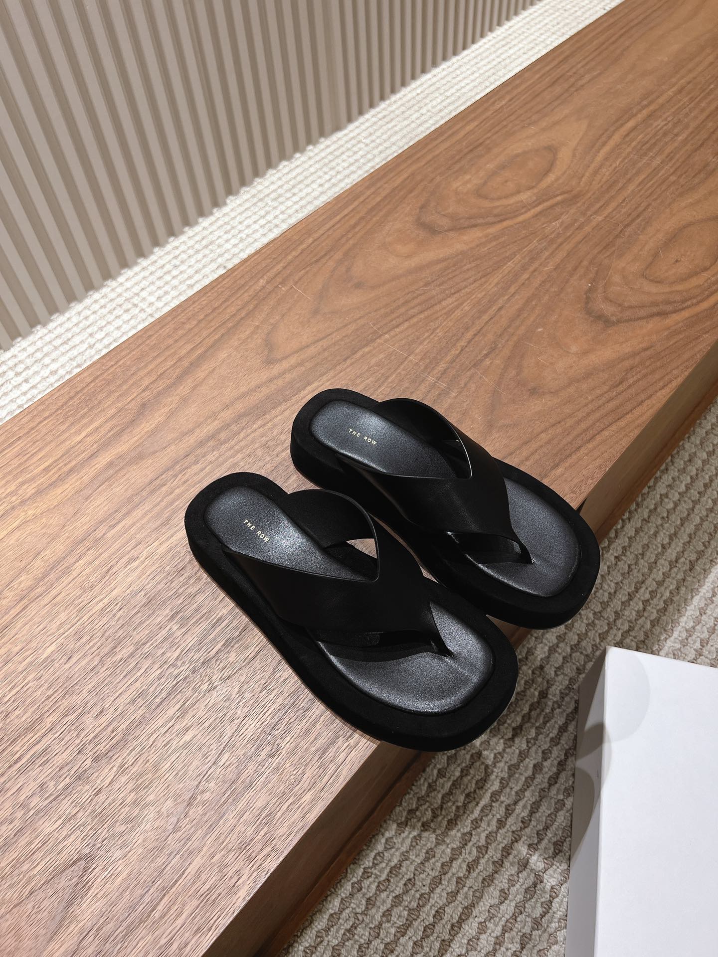 NO:748457,The Row's spring and summer must-have Muller thick-soled flip-flops are simple in style but have a high-end aura. They are definitely a must-have this year. They are absolutely essential for daily vacations. They can be matched with any aura to bring out the aura. Original custom-made sheepskin for the upper, imported A-grade sheep edging, imported goatskin for the feet, original molded water platform/genuine leather midsole, original private mold outsole SIZE35-39 (custom-made in size 40, non-refundable)  Price, split-toe shoes, slippers, sheepskin, sheep19860909The Row 春夏必入单品Muller厚底人字拖鞋简单的风格却自带高级气场的拖鞋 绝对是今年必入款 , 日常度假都是绝对必不可少 ,随便搭配一下都可以自带气场出现 鞋面原版定制羊皮,进口A级羊猄包边 垫脚进口山羊皮,原版开模水台/真皮中底 大底原版私模大底 SIZE35-39（40码定做不退换） Price,分趾鞋,slippers,sheepskin,sheep,Women's Shoes