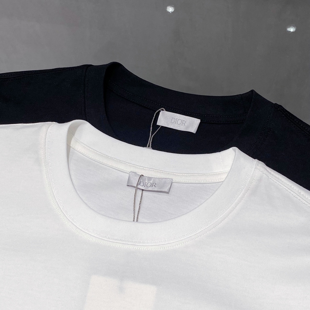新品Dior迪奥短袖T恤此次将与休闲运动的元素结合起来演绎极简之风！DIOR男装夏季限定系列！永不过时的