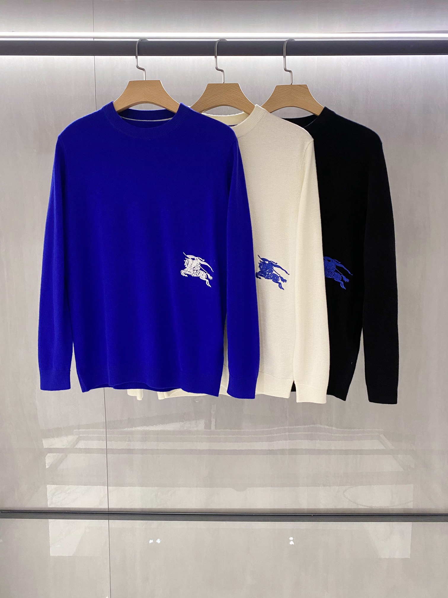 NO:527153,(New product) BUR light luxury expensive cashmere sweater!  Produced by Italian OEM!  Burberry official website for men's light luxury war horse embroidery logo cashmere sweater/wool round neck knitted sweater. Italian customer-supplied polyester fiber blended yarn German machine SOTTL knitted machine. Compared with ordinary knitted fabrics, it is more upright and stylish, and has an excellent breathable and skin-friendly feeling. It is the most worth buying in autumn and winter. The war horse has a full and three-dimensional concave and convex feeling, and it shows its brand culture and identity in a fashionable and powerful way!  A versatile item with a very high recognition and temperament. Black/white/Raw Blue M-3XL size M size shoulder width 43 bust 100 sleeve length 64 clothes 67 L size shoulder width 44 bust 104 sleeve length 65 clothes 68 XL size shoulder width 45 bust 108 sleeve length 66 clothes 69 2XL size shoulder width 46 bust 112 sleeve length 67 clothes 70 3XL size shoulder width 47 bust 116 sleeve length 68 clothes 71, burberry, burberry, sweaters, alexander wang19860909(新品)BUR轻奢昂贵羊绒衫！意大利代工厂出品！巴宝莉Burberry 官网秋冬男士轻奢战马刺绣徽标羊绒针织衫/羊毛圆领针织毛衣.意大利客供 聚酯纤维混纺纱线德机SOTTL针织机制作而成,相比于普通针织面料更为立挺有型,并且富有极其出色的透气亲肤感,属于秋冬季最值得入手的单品,战马凹凸感饱满而立体,时髦有力的彰显出品牌文化与身份！极高的识别度气质感爆棚的百搭单品.黑色/白色/宝蓝色M-3XL尺码 M码肩宽43胸围100袖长64衣长67 L码肩宽44胸围104袖长65衣长68 XL码肩宽45胸围108袖长66衣长69 2XL码肩宽46胸围112袖长67衣长70 3XL码肩宽47胸围116袖长68衣长71,,burberry,burberry,sweaters,alexander wang,Men's clothing