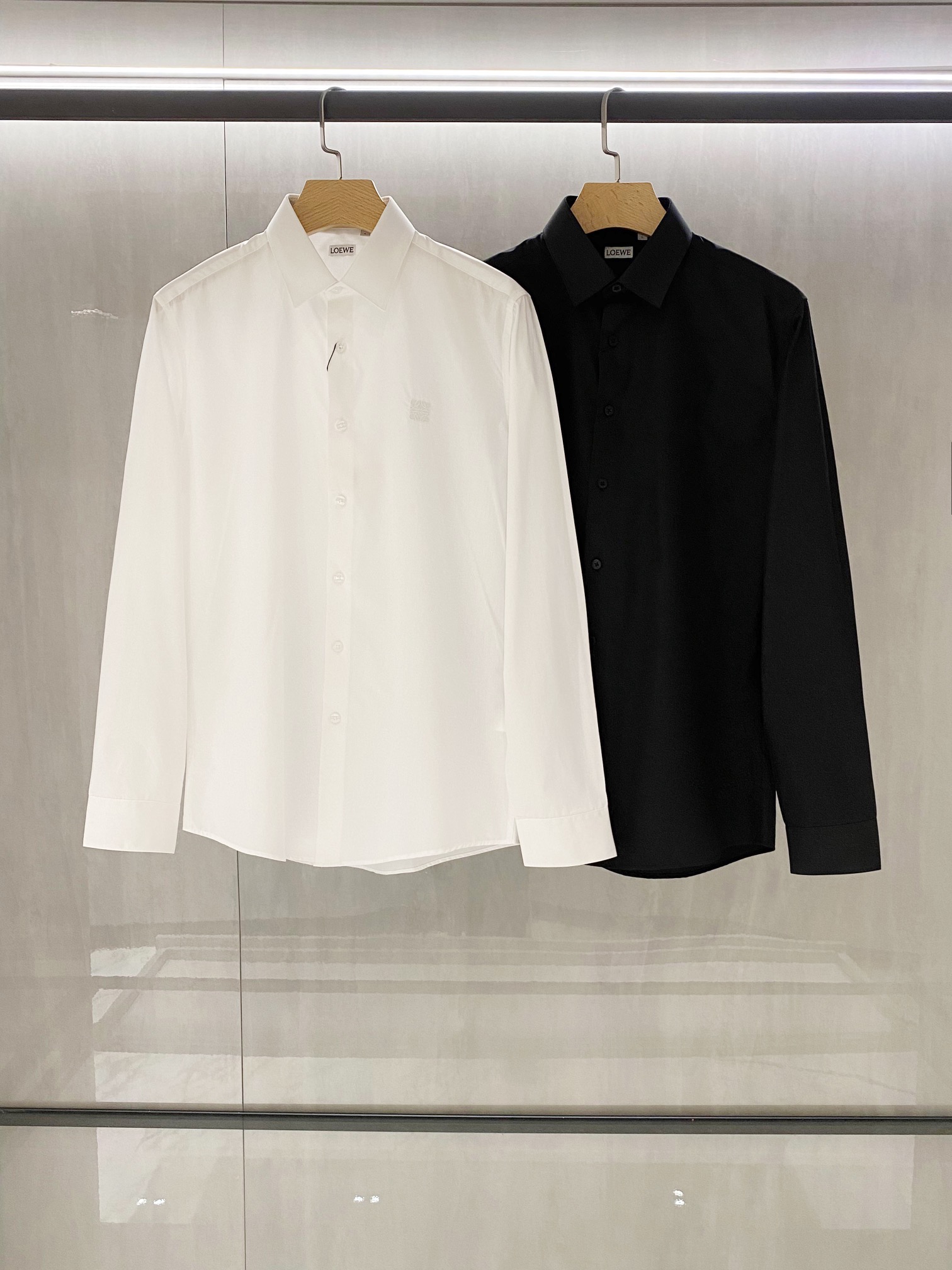 NO:120139,(New product) LOE/Luo Family Men's Fashion Business and Casual Simple Long Sleeve Shirt, Trading Company Channel Products Pure Blood Quality, Popular Hot Styles in Buyer Stores, Classic Ace Products!  The overall design conforms to the aesthetic design of LOE home, uses classic brand elements, perfectly follows the essence and genes of LOE home, and has a classic brand logo injected on the chest, presented in an embroidered form, which is very exquisite and pleasing, highlights the brand characteristics, and greatly enriches the overall vision!  Customers provide top-quality pure cotton fabrics in Egypt, custom-made garments in old Italian workshops, and are made of high-subsidized double-strands. The fabric is invincible in texture, delicate and comfortable in skin, and has excellent breathability!  The details are exquisite and exquisite, first-class quality, selected high-end deep-sea mother-skinned buckles, tightly stitched, slim-fitting style, excellent upper body effect, versatile color matching, both business commuting and casual, no age limit, can interpret the super urban temperament, and is a fashionable item with extremely high control!  Size M-XXXL, loewe,loewe,shirts,alexander wang19860909(新品)LOE/罗家族男士时装款商务休闲简约长袖衬衫,贸易公司渠道货纯正血统品质,买手店里的人气热款,经典王牌单品！ 整体的设计符合LOE家美学设计,运用了经典的品牌元素,完美沿袭了LOE家的精髓与基因,胸前注入了经典品牌标识,以刺绣体形态呈现,非常精致讨巧,彰显了品牌特质,且极大的丰富了整体视觉！ 客供埃及上等优质纯棉面料,意大利本土老牌工坊成衣工序定织定染,高支数双股精纺而成,面料质感无敌,亲肤细腻舒适,且兼具优良的透气性！ 细节精湛考究,品相一流,甄选的高级深海母贝扣,走线严丝合缝,修身裁剪版型,上身效果出色,配色万能百搭,即商务通勤亦混搭休闲,无年龄层次限定,可以诠释出超具型格的都市气质感,属于驾驭度极高的时髦单品！尺码M-XXXL,,loewe,loewe,shirts,alexander wang,Men's clothing