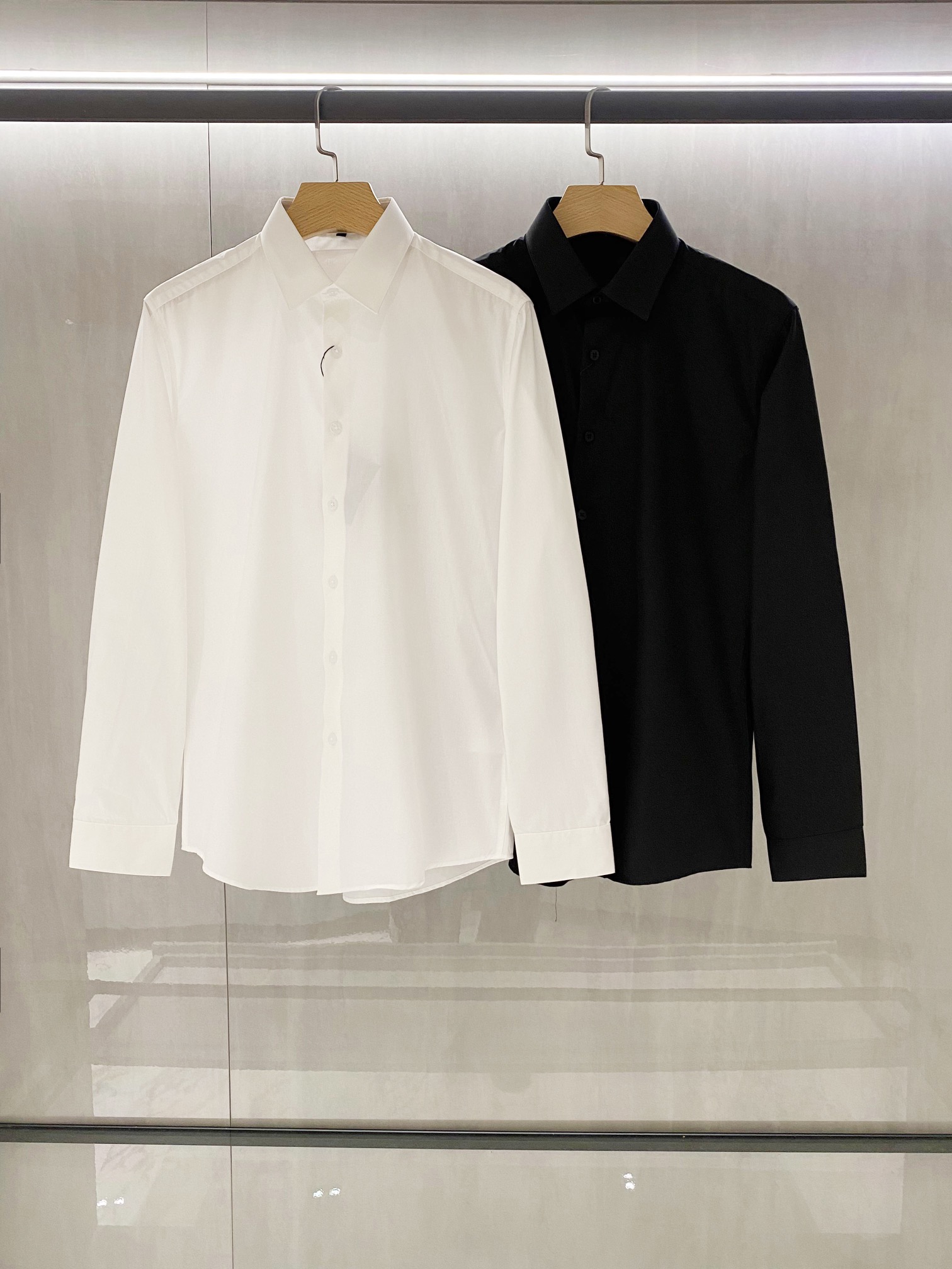 NO:120142,(New product) Pjia original single men's business casual long-sleeved shirt, produced by Taiwan Yibi Trading Company, top Italian origin, and sold simultaneously on the official website, public price!  !  A high-end celebrity shirt, high-frequency matching style for advertising albums and fashion magazines, supported by Chen Kun and Huang Zitao, has gathered extremely high popularity!  Born from the classics, the signature items that must be released every season. In the cycle of each season, the new season still continues the design tone of P's family, bringing minimalist style to the extreme, the whole body is clean and straightforward, and has a flowing visual experience. Minimalist is the most advanced fashion expression. The classic triangle logo is retained on the chest, which is a soul-like embellishment, and also highlights a strong sense of identity!  Leading with fabrics and cutting, Italian fixed-woven elastic poplin fabric, heavy high-strength yarn, super texture, excellent skin-friendliness and comfort, with a certain amount of elasticity, creating conditions for more body shapes, invincible quality, exquisite and exquisite details, strict craftsmanship, and every detail is excellent!  The tailoring adheres to the usual techniques of P's family, and every inch is well grasped. It is also slim and integrated. It has smooth and clean lines. It is invincible and versatile. It is both solemn and harmonious. It is both business and leisure. It can run through multiple seasons. It is very compatible with the bottoms and is a basic item that is a must-have for men's wardrobe!  Size M-XXXL, Shirts,alexander wang19860909(新品)P家原单男士商务休闲长袖衬衫,台湾意比贸易公司出品,顶级意大利原产,官网同步推售,公价！！ 高端明星级的一款衬衫,广告画册及时装杂志拍摄高频率搭配款,由陈坤和黄子韬上身加持后,聚集了极高的人气！ 因经典而生,每季必出的招牌单品,在每一季轮回,新一季仍然延续了P家的设计基调,将极简风发挥到极致,通体干净直白,大有行云流水般的视觉体验,极简才是最高级的时尚表达,胸前保留了经典三角标识,属于灵魂式的点缀,亦凸显了强烈的身份感！ 以面料和裁剪为主导,意大利定织弹力府绸面料,重磅高支纱线,质感超强,亲肤性与舒适性极佳,自带一定弹力,为更多的身型创造条件,品相无敌,细节工艺精致考究,严丝合缝,每一处细节都表现的极具出色！ 剪裁秉承P家一贯的手法,每一寸都拿捏的恰到好处,修身亦合体,线条感流畅干净,无敌的百搭类型,亦庄亦谐,商务与休闲兼备,可以贯穿多个季节,与下装兼容空间极高,男人衣橱必备的基础单品！尺码M-XXXL,,shirts,alexander wang,Men's clothing