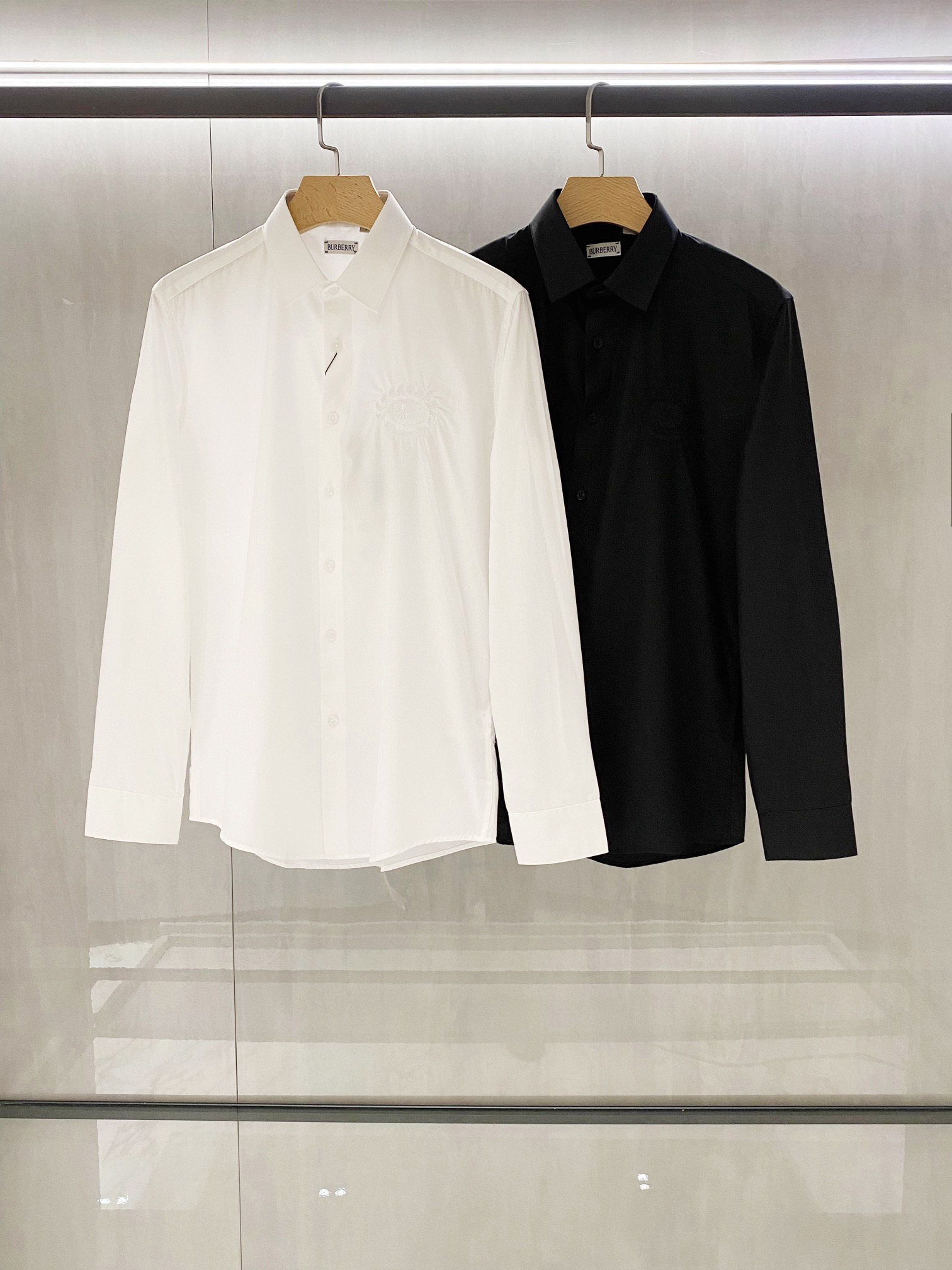 NO:120120,(New product) BU new white cotton poplin lapel shirt, fashionable wheat ear flower embroidered war horse pattern business casual versatile long-sleeved shirt!  There are original Butterfly Green designers, exquisite designs, and BUR is mainly decorated with blue embellishments. This trading company has a wide range of channels and is available on the official website at the same time!  Another solid-color shirt that can be worn all seasons. This shirt has a strong lazy and casual style, without the sense of restraint and seriousness brought by a formal shirt. The ultimate silhouette shirt is an indispensable part of our wardrobe!  This shirt is made of imported white high-quality cotton poplin, with clear and beautiful fabric textures, and the comfortable and skin-friendly feel is beyond your imagination!  The classic war horse pattern on the high-density embroidery bag on the chest uses mercerized blue stitch embroidery technology, which expresses the pattern lines and simple futuristic sense through stitch embroidery. Linear decoration is performed through the same thickness and uniform stitches, adding a three-dimensional and hand-made sense to flat clothing items, which balances fragility and strength!  Customized mother-of-pearl buttons are provided with exquisite brand logos, and the quality is very perfect and detailed!  The shirt-style classic standard neckline and neutral style design does not limit gender and age. Apart from the simple stitch embroidery pattern, there is no extra complex design, the colors are also refreshing and clean, and the details reveal the unscathing professionalism and calm calmness!  Recommended for the same style as men and women!  Size M-XXXL, burberry,shirts,alexander wang19860909(新品)BU新款白色棉府绸翻领衬衣,男女同款时尚麦穗花刺绣战马图案商务休闲百搭长袖衬衫！有原蝴蝶绿设计师,精致设计,BUR主打蓝色点缀,此款贸易公司渠道稀出,同步官网发售！又是一款四季可穿的纯色系衬衫,这款衬衫它带着一股浓浓的慵懒休闲风,没有那种正装衬衫带来的束缚感和严肃感,极致的廓形衬衫是我们衣柜里必不可少的！ 这款衬衫采用客供进口白色优质棉府绸制成,面料织纹清晰美观,着身的舒适亲肤感超乎你的想象！胸前高密度刺绣袋处经典战马图案采用丝光蓝线迹绣花工艺,通过线迹绣花的方式表现出图案线条和简约的未来感,通过粗细相同和均匀的针脚进行线性装饰,为扁平的服装单品增加了立体感,手工感,将脆弱与力量做出了美的平衡！客供定制珍珠贝母纽扣,并刻有精致的品牌Logo,品相非常完美细致！衬衫式经典标准领口和中性风格设计,不限制性别年龄,除简约的线迹刺绣图案外没有多余的繁复设计,颜色也是清爽干净,细节中透露出心无旁怠的专业和不动声色的冷静！男女同款推荐！尺码M-XXXL,,burberry,shirts,alexander wang,Men's clothing