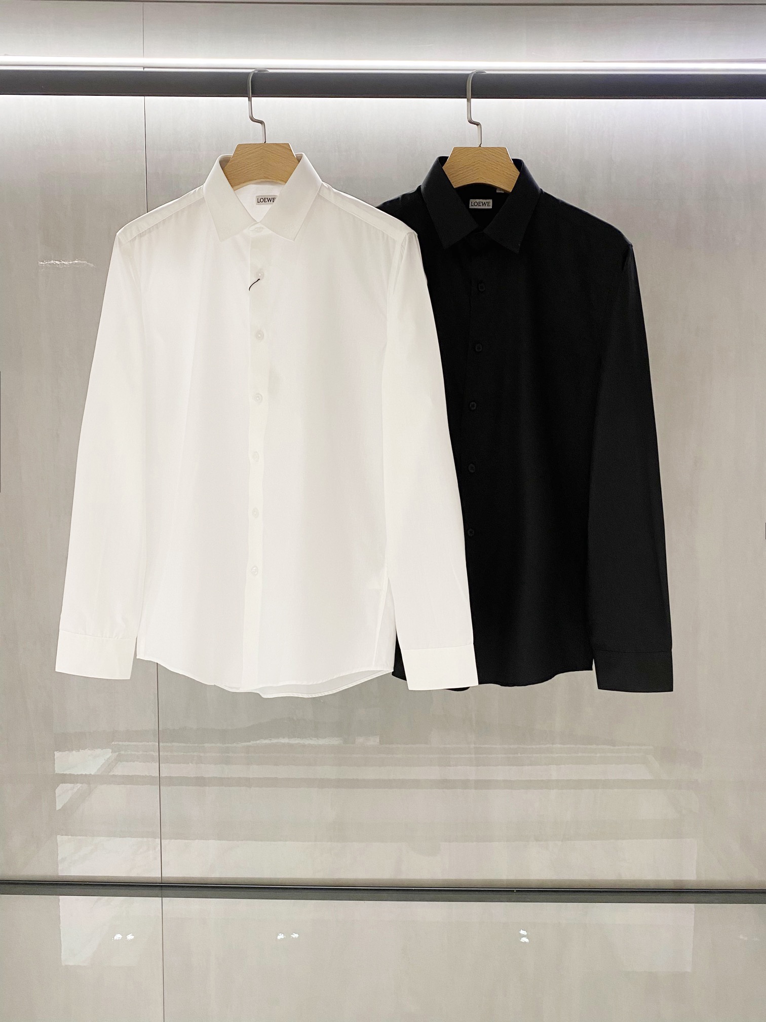 NO:120136,(New product) LOE/Luo Family Men's Fashion Business and Casual Simple Long Sleeve Shirt, Trading Company Channel Product, Pure Blood Quality, Popular Hot Styles in Buyer Stores, Classic Ace Products!  The overall design conforms to the aesthetic design of LOE home, uses classic brand elements, perfectly follows the essence and genes of LOE home, and has a classic brand logo injected on the chest, presented in an embroidered form, which is very exquisite and pleasing, highlights the brand characteristics, and greatly enriches the overall vision!  Customers provide top-quality pure cotton fabrics in Egypt, custom-made garments in old Italian workshops, and are made of high-subsidized double-strands. The fabric is invincible in texture, delicate and comfortable in skin, and has excellent breathability!  The details are exquisite and exquisite, first-class quality, selected high-end deep-sea mother-skinned buckles, tightly stitched, slim-fitting style, excellent upper body effect, versatile color matching, both business commuting and casual, no age limit, can interpret the super urban temperament, and is a fashionable item with extremely high control!  Size M-XXXL, loewe,loewe,shirts,alexander wang19860909(新品)LOE/罗家族男士时装款商务休闲简约长袖衬衫,贸易公司渠道货,纯正血统品质,买手店里的人气热款,经典王牌单品！ 整体的设计符合LOE家美学设计,运用了经典的品牌元素,完美沿袭了LOE家的精髓与基因,胸前注入了经典品牌标识,以刺绣体形态呈现,非常精致讨巧,彰显了品牌特质,且极大的丰富了整体视觉！ 客供埃及上等优质纯棉面料,意大利本土老牌工坊成衣工序定织定染,高支数双股精纺而成,面料质感无敌,亲肤细腻舒适,且兼具优良的透气性！ 细节精湛考究,品相一流,甄选的高级深海母贝扣,走线严丝合缝,修身裁剪版型,上身效果出色,配色万能百搭,即商务通勤亦混搭休闲,无年龄层次限定,可以诠释出超具型格的都市气质感,属于驾驭度极高的时髦单品！尺码M-XXXL,,loewe,loewe,shirts,alexander wang,Men's clothing