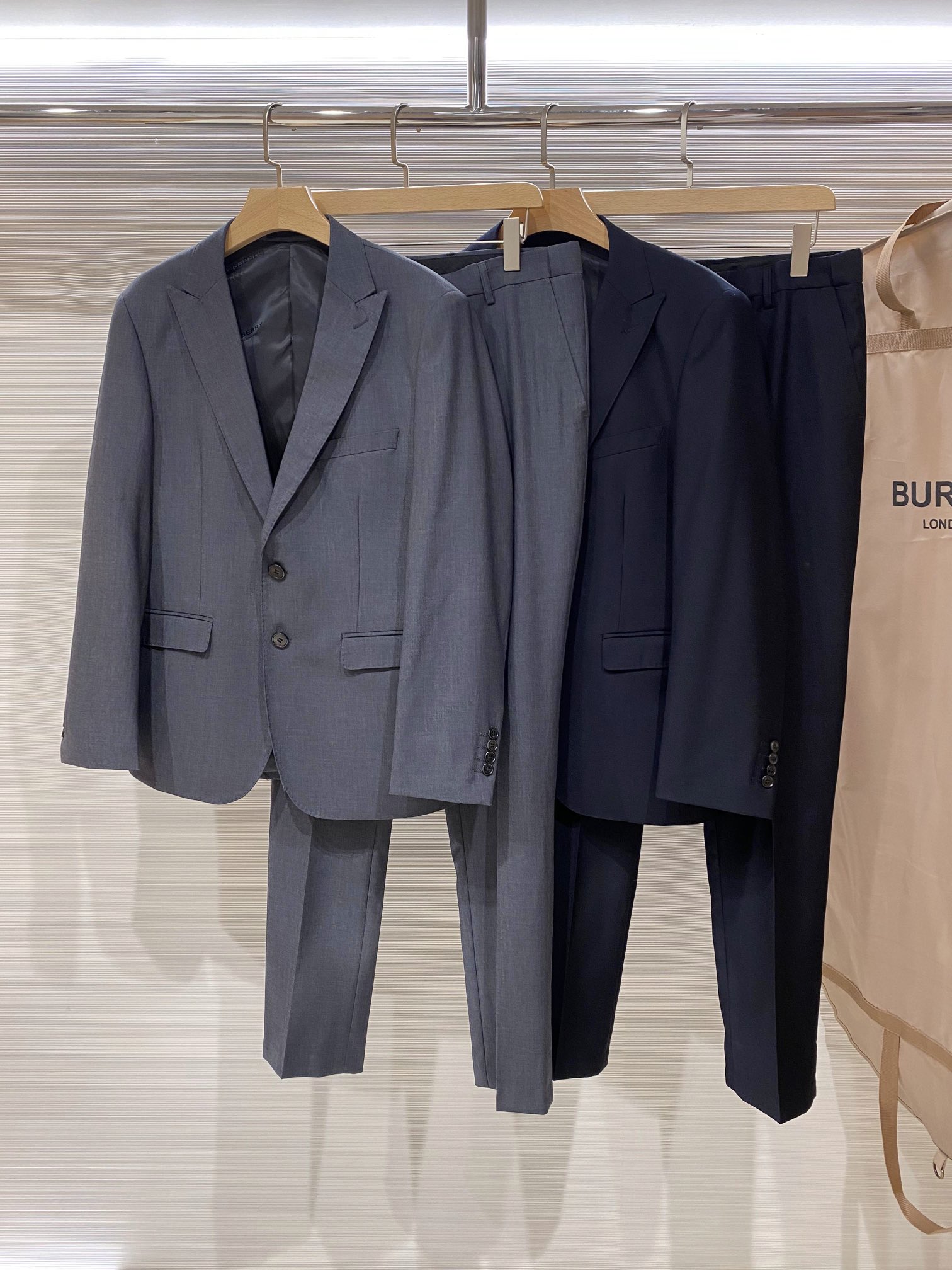 PJW(新品)BURBERRY早秋新款顶级平纹羊毛材质黑色修身套西，男士黑色灰色双粒扣西服 直筒西裤商务休闲套装！贸易公司渠道稀出，同步官网发售！B家高端商务主线臻品，男装界精英之选的羊毛套西，品控质感细节一流，给足体面与尊贵！\n\n这款西服套装采用超精细顶级斜平纹毛材质精心制作，完美缔造胸挺立廓的效果，质感所流露的档次绝非一般西服可比，具有出色的热调性和透气性，贴身舒适，可兼顾四季穿着！面料属于薄款，一点都不影响它的着穿感受，越是昂贵有质感的羊毛西装，一定是薄而轻盈的！\n\n西装内侧及裤腰两侧高端真皮标牌刺绣贴饰，虽不过于显眼，但也阻挡不了它不凡的身份也奢华气息！精工细作的标准版型剪裁工艺，大牌的西服内里的纯手工贡针更是分毫不差，包边走线经得起群众苛刻的目光审视及严峻的考验！客供聚酯牛角扣质感达到完美效果，每一颗的尊贵都是独一无二的！经典百搭的纯黑色调，款式时尚有型，出席于正装场合都