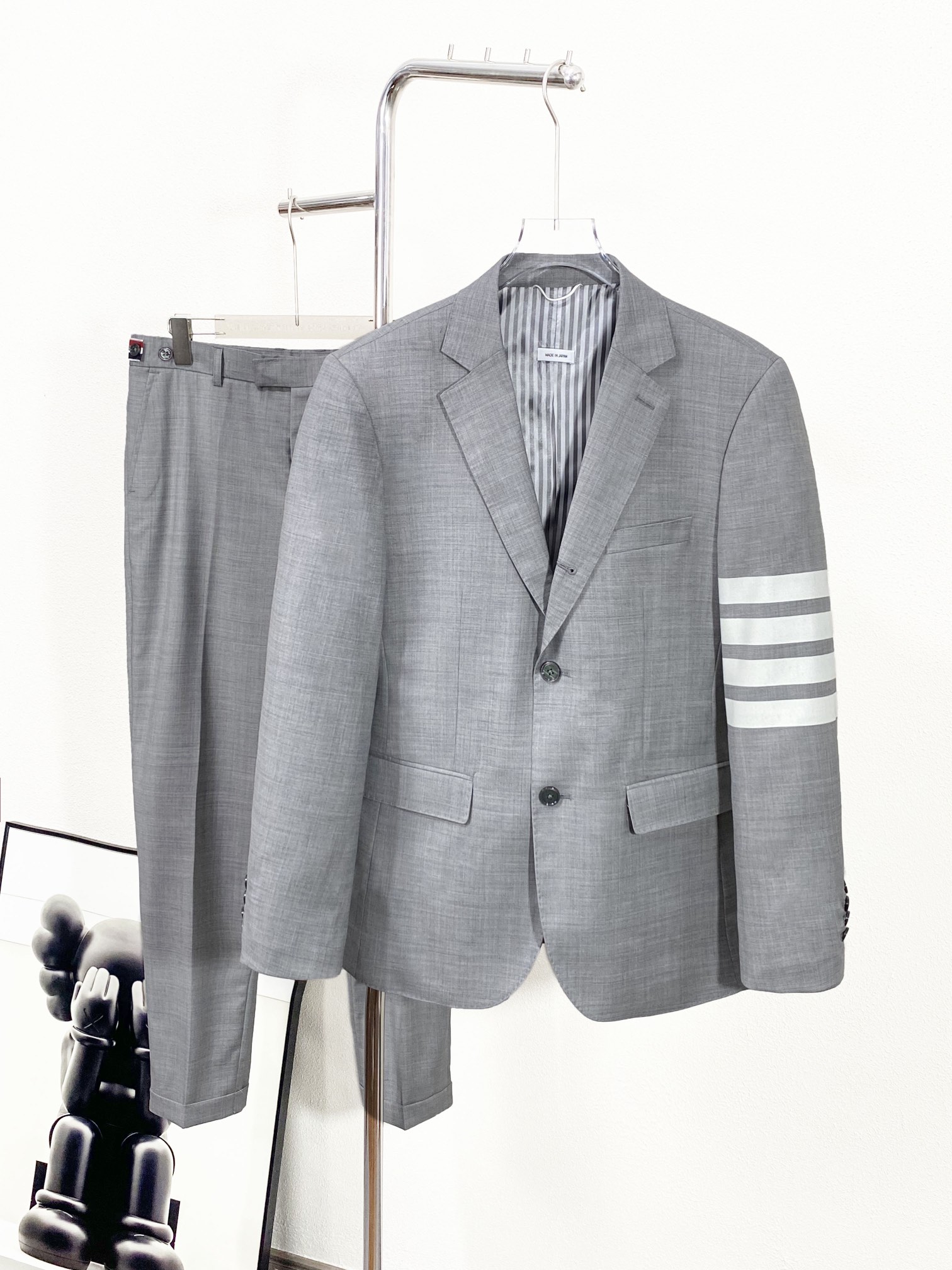 NO:123270,Tom Brownie TB new classic three-bar buckle fashionable wool singles, the same classic color wool wool wool suit for men and women, the same classic color woven four-bar logo casual lapel suit set!  Trading company channels, and the official website will be released on RMB!  TB word-of-mouth channel orders are rare, and you cannot miss the channel ruthless products. There is no problem with all kinds of details. It is a first-class hard-core quality product with quality control!  This single-size selection is made of imported wool materials. It is definitely not the ordinary nylon cotton yarn on the market. It has a precise feel, good breathability and extension, classic stripes and color details inside, and a flat, smooth and anti-static surface!  The brand new 3D cutting ratio and classic three-pin buckle design have a clear muscles and bones that can better modify the body shape, which is very suitable for daily wear of OLs in the workplace!  The classic colour of the sleeves and arms are woven in four bar logos, and the grosgrain jacquard strips are woven in instrumental jacquard. The red, white and blue stripes are oily in color and texture are integrated, demonstrating the distinctive luxury charm of the brand!  Customized natural mother buckle details are provided for customer-supply, with smooth, round and shiny texture, which brings the sense of luxury to the extreme!  As the most stylish outfit, especially the 