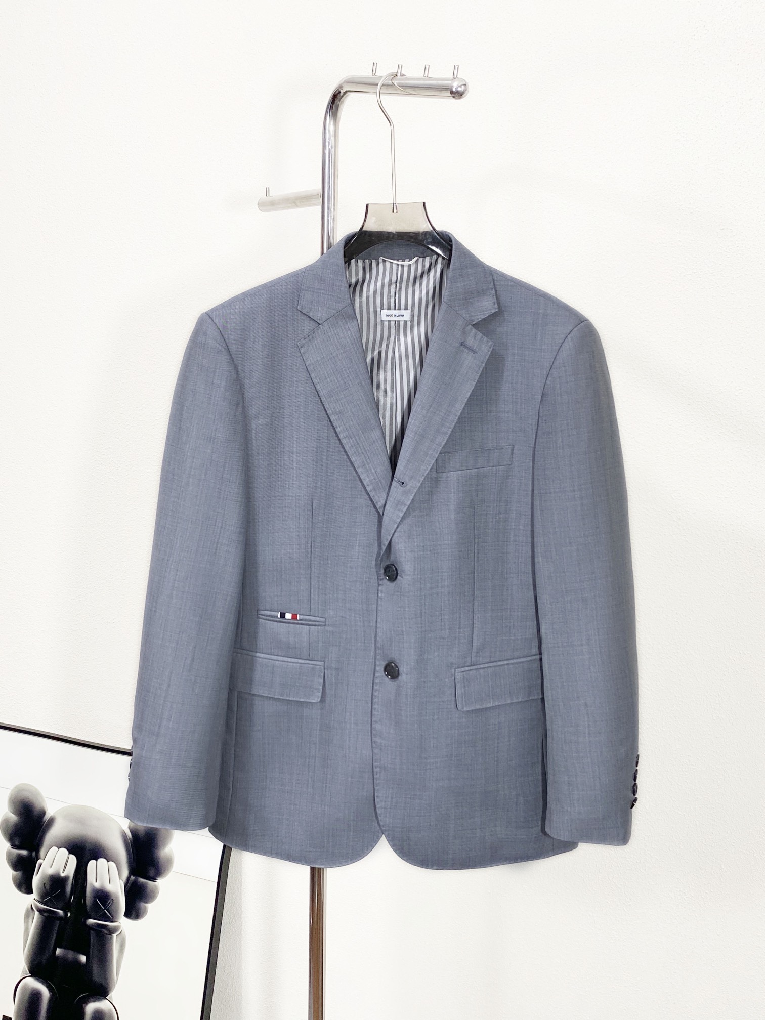 NO:123261,TB/Sam Buzzney men's high-end fashion wool single/suit, foreign business channel products Early spring show series, official albums and official cabinets for sale, very star-level item, a suit with high appearance and both quality and style, single item is an indispensable item in the wardrobe, a killer-level unique weapon for going out to the street, a business card to measure men's taste, and has unique attribute functions to wear across the four seasons! TB's design finally conveys an American emotion rooted in high-quality handmade art and precise tailoring, which can make suit items more interesting and fashionable, challenge old-fashioned traditional suits, can be business and casual, can be shaped on high streets, reshape fashion aesthetics, and establish a new high-luxury taste, exclusive products of British Academy, upstart gentlemen! The market is rare and rare, with first-class quality. It is excellent in terms of craft design, pattern and fabric. The craftsmanship level has inherited the world's top Belvest workshop production. It is a first-class luxury OEM manufacturer in Japan. It is a remarkable and perfect hand-locked Milan eye. The edge-covered line is hand-sewn by the workshop's top tailor master. The arch is neat and fine, and it is very ingenious. The finished product of a suit generally needs to go through more than 220 rigorous processes, which is quite shocking! The buttons are made of carefully polished natural horn buckles, and each piece has a unique texture structure! Customers provide Australian Merino's top luxury worsted wool fabric, which is super high density and fine, with a very delicate texture, and has good scalding and anti-wrinkle function. It has excellent ductility and exquisite details. It is equipped with the iconic four-bar, which is a soul-style injection, which greatly enriches the overall vision and is quite fashionable. It reaches a consensus with the red, blue and white stripes lined with it! The tailoring is invincible, following the TB signature SLIM slim fit style, every inch is well grasped, the upper body is full, both solemn and harmonious, and it is a perfect match that can be encountered but hard to come by! Size 1-5, maximum wearable 1.78180 catties, louis vuitton, business suit, alexander wang19860909TB/桑姆·布*尼男士高级时装款羊毛单西/西服,洋行渠道臻品 早春秀场系列,官宣画册及官柜挂售款,非常明星级的一款单品, 高颜值且品型兼备的一款西装,单西属于衣橱不可或缺的必备单品,属于出街拗造型的杀手锏级的独门利器,属于衡量男人品味的一张名片,具备独特的属性功能可以横跨四季穿搭！ TB 的设计从而一终地传达了一种根植于高品质手工艺术与精准剪裁的美式情感,可以让西装单品变得更有趣味性,更具时髦感,挑战古板传统式西装,可商务休闲,可高街拗造型,重塑时装审美,建立全新的高奢品味、英伦学院、新贵绅士专属产物！ 市面稀缺罕见,品相一流,无论从工艺设计还是版型及面料都堪称上乘,工艺水准传承了世界顶级Belvest工坊制作,属于日本一流奢侈品代工厂商,显著完美的手工锁米兰眼,包边走线均由工坊顶级裁缝大师纯手工缝制,拱针对条工整精细,非常匠心,一件西服成品大体需经过严谨的220多道工序,相当震撼！纽扣采用精心打磨的天然牛角扣,每粒都有着独一无二的纹理构造！ 客供澳洲美利诺顶级奢华精纺羊毛面料,超高密度且精细,质地挺刮细腻,并具备良好的免烫抗皱功能,延展性非常优越,细节精致考究,搭载标志性四条杠,属于灵魂式的注入,极大的丰富了整体视觉,颇具时髦感,与之内衬红蓝白条纹元素达成共识！ 剪裁无敌,沿袭了TB招牌性SLIM修身版型,每一寸都拿捏到位,上身型款十足,亦庄亦谐,驾驭各种场合,可遇而不可求的极品！尺码1-5码 最大可穿1.78180斤,,louis vuitton,business suit,alexander wang,Men's clothing
