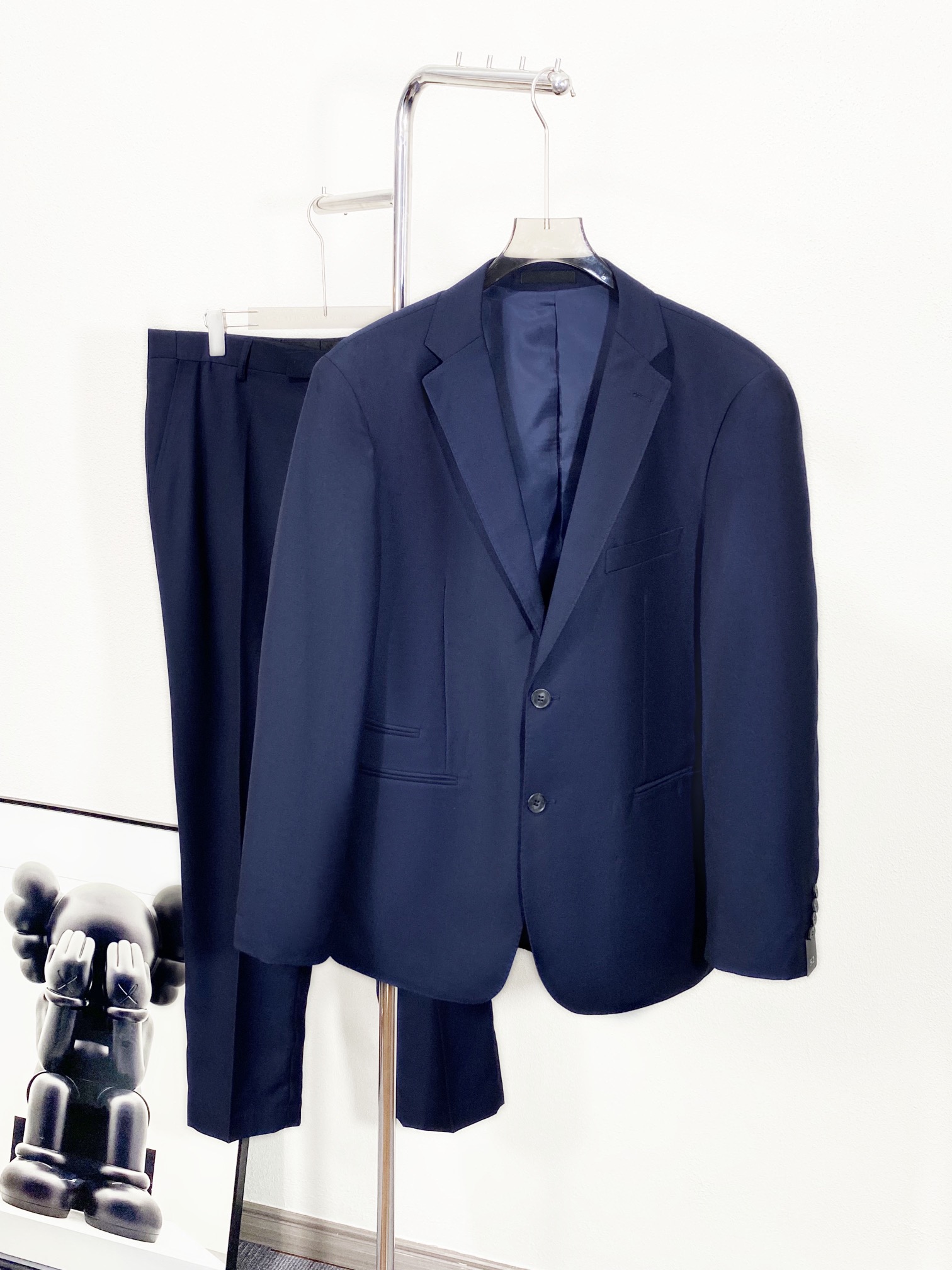 NO:123268,Hermes Hermes men's high-end business wool suit set (exclusive storage bag) trading company channel products, high-end luxury top tasting, 2 official new products, annual palace-level TOP products!  !  An extremely luxurious platinum-grade item, which has great investment value and significance. A suit is an irresistible equipment for men. It is the best tool to improve taste and style. It is a must-have item for wardrobe. It is a killer-level unique weapon for going out to style. It is a business card to measure men's taste!  The essence of H-Home’s single products lies in high quality and simplicity. This belongs to its unique aesthetic culture and is also full of its own charm attributes. It is quite exquisite in design, craftsmanship and materials. It pursues quality very rigorous and harshly, and uses every detail to prove its brand image!  The overall styling design follows the modern minimalist tone of the H family, with a fashionable two-pin buckle design, simple fake pocket details decoration, Spanish natural horn buckle embellishment, each buckle has a unique texture structure, engraved with brand letters, which is very exquisite and pleasing, and is a soul-style close-up. The whole body is clean and neat, and the upper body is very easy to highlight the temperament and fashion sense, both capable, handsome and casual and comfortable!  Fabrics: Australia's top-notch merino wool raw materials are exclusively supplied by Akiel Ranch. The fabric is high-density and fine. It has been certified by the World Wool Bureau and has a fiber coefficient of 12MILMIL. It is the pinnacle of high-end luxury fabrics. It is blended with a certain proportion of ten-wire material. The texture and comfort of the fabric reach the pinnacle. The texture is very delicate and has good iron-free and anti-wrinkle function. It has excellent ductility!  The craftsmanship level inherits the rigor and exquisiteness of the Italians. The significantly perfect hand-made keyholes are all hand-sewned by the workshop's top tailor. The arch is neat and fine, impeccable, and very ingenious. The finished product of a suit generally needs to go through more than 400 rigorous processes, which is quite shocking!  The classic and versatile color scheme can easily dominate many occasions, both solemn and harmonious, and the outfit shows calmness, confidence and a sense of high-end aura. Workplace commuting, official negotiation, political and other aspects can all perform very well. It is the first choice for urban elite men!  The tailoring is invincible, the classic Italian modern business slim tailoring is in place, and the shoulders and waistline are handled perfectly. The upper body is full of style, capable and elegant, with a perfect sense of lines, which easily highlights temperament. It is an excellent styling tool in the dressing season!  Matched with high-end dust bag Size: M-XXXL Size data M: bust 100cm-shoulder width 43cm-front coat length 70cm-backcloth length 68cm-sleeve length 60.5cm-sleeve fat 19.2 cuffs 13.15 L: bust 104cm-shoulder width 44cm-front coat length 72cm-backcloth length 70cm-sleeve length 62cm-sleeve fat 19.85 cuffs 13.5 XL: bust 108cm-shoulder width 45cm-front coat length 74cm-backcloth length 72cm-sleeve length 63.5cm-sleeve fat 20.5 cuffs 13.85 XXL: bust 112cm-shoulder width 46cm-front coat length 76cm-backcloth length 74cm-sleeve length 65cm  -Sleeve fat 21.15cm cuffs 14.2 XXXL size bust 116cm - shoulder width 47cm - front length 78cm - back length 76cm sleeve length 66.5cm - sleeve fat 21.8cm cuffs 14.55 M size: waist 80cm - hip 98.8cm - leg circumference 30.2cm - crotch position 30cm - pants length 109cm L size: waist 84cm - hip circumference 102cm - leg circumference 31cm - pants length 112cm XL size: waist circumference 88cm - hip circumference 105.2cm - leg circumference 31.8cm - crotch position 32cm - pants length 115cm XL size: waist circumference 88cm - hip circumference 105.2cm - leg circumference 31.8cm - crotch position 32cm - pants length 115cm  XXL size: waist circumference 92cm - hip circumference 108.4cm - leg circumference 32.6cm - crotch position 33cm - trouser length 117cm XXXL size waist circumference 96cm hip circumference 111.6cm - leg circumference 33.4cm - crotch position 34cm - trouser length 119cm, hermes, hermes, business suit, alexander wang19860909爱马仕Hermes男士高端商务羊毛西服套装（专属收纳袋装）贸易公司渠道臻品,高奢顶尖品鉴货,2官方新品,年度殿堂级TOP产物！！ 极为奢华的一款白金级单品,非常具有投资价值和意义,西装对于男人属于无法抗拒的装备,属于提升品味和格调的最佳利器,属于衣橱必备的穿搭单品,属于出街拗造型的杀手锏级的独门利器,属于衡量男人品味的一张名片！ H家的单品真谛在于高级和简约,这属于它的独特的美学文化,亦是充满自身魅力属性,无论在设计、工艺和用料方面都颇为考究,对于品质的追求非常严谨和苛刻,用每一个细节来力证自身品牌形象！ 整体的造型设计,沿袭了H家族现代极简主义基调,时尚两粒扣设计,简约假式口袋细节装饰处理,西班牙天然牛角扣点缀,每粒扣都有着独一无二的纹理构造,上面镌刻饰有品牌字母,非常精致讨巧,属于灵魂式特写,通身干净利落,上身极易凸显气质和时髦感,即干练帅气亦随性惬意！ 面料篇澳洲纯进口的顶级美利奴羊毛原料,阿基尔牧场独家供应,面料高密度且精细,经世界羊毛局认证,纤维系数12MILMIL,属于高级奢华面料中的巅峰之作,混纺一定比例天丝材质,面料的质感与舒适感达到登峰造极,质地挺刮细腻,并具备良好的免烫抗皱功能,延展性非常优越！ 工艺水准传承了意大利人的严谨与精致,显著完美的手工锁眼,包边走线均由工坊顶级裁缝大师纯手工缝制,拱针对条工整精细,无可挑剔,非常匠心,一套西服成品大体需经过严谨的400多道工序,相当震撼！ 经典百搭的配色,可以轻松主导很多场合,亦庄亦谐,穿搭尽显从容自信和高级气场感,职场通勤、公务谈判、政律等都可以表现非常出色,都市精英男士的首选！ 剪裁无敌,经典的意式现代商务修身剪裁,每一寸都拿捏到位,肩部与腰线处理相当完美,上身型款十足,干练而优雅,线条感完美,极易凸显出气质,属于穿搭季绝佳的造型利器！搭配高档防尘袋 尺码:M-XXXL尺码数据  M码:胸围100cm-肩宽43cm-前衣长70cm-后衣长68cm-袖长60.5cm-袖肥19.2袖口13.15 L码:胸围104cm-肩宽44cm-前衣长72cm-后衣长70cm-袖长62cm -袖肥19.85袖口13.5 XL码:胸围108cm-肩宽45cm-前衣长74cm-后衣长72cm-袖长63.5cm -袖肥20.5袖口13.85 XXL码:胸围112cm-肩宽46cm- 前衣长76cm-后衣长74cm- 袖长65cm -袖肥21.15cm袖口14.2 XXXL码胸围116cm-肩宽47cm- 前衣长78cm-后衣长76cm袖长66.5cm- 袖肥21.8cm袖口14.55 M码:腰围80cm-臀围98.8cm- 腿围30.2cm-裆位30cm-裤长109cm L码:腰围84cm-臀围102cm-腿围.31cm- 裆位31cm-裤长112cm XL码:腰围88cm-臀围105.2cm-腿围31.8cm-裆位32cm-裤长115cm XXL码:腰围92cm-臀围108.4cm-腿围32.6cm-裆位33cm-裤长117cm XXXL码腰围96cm臀围111.6cm-腿围33.4cm-裆位34cm-裤长119cm,,hermes,hermes,business suit,alexander wang,Men's clothing