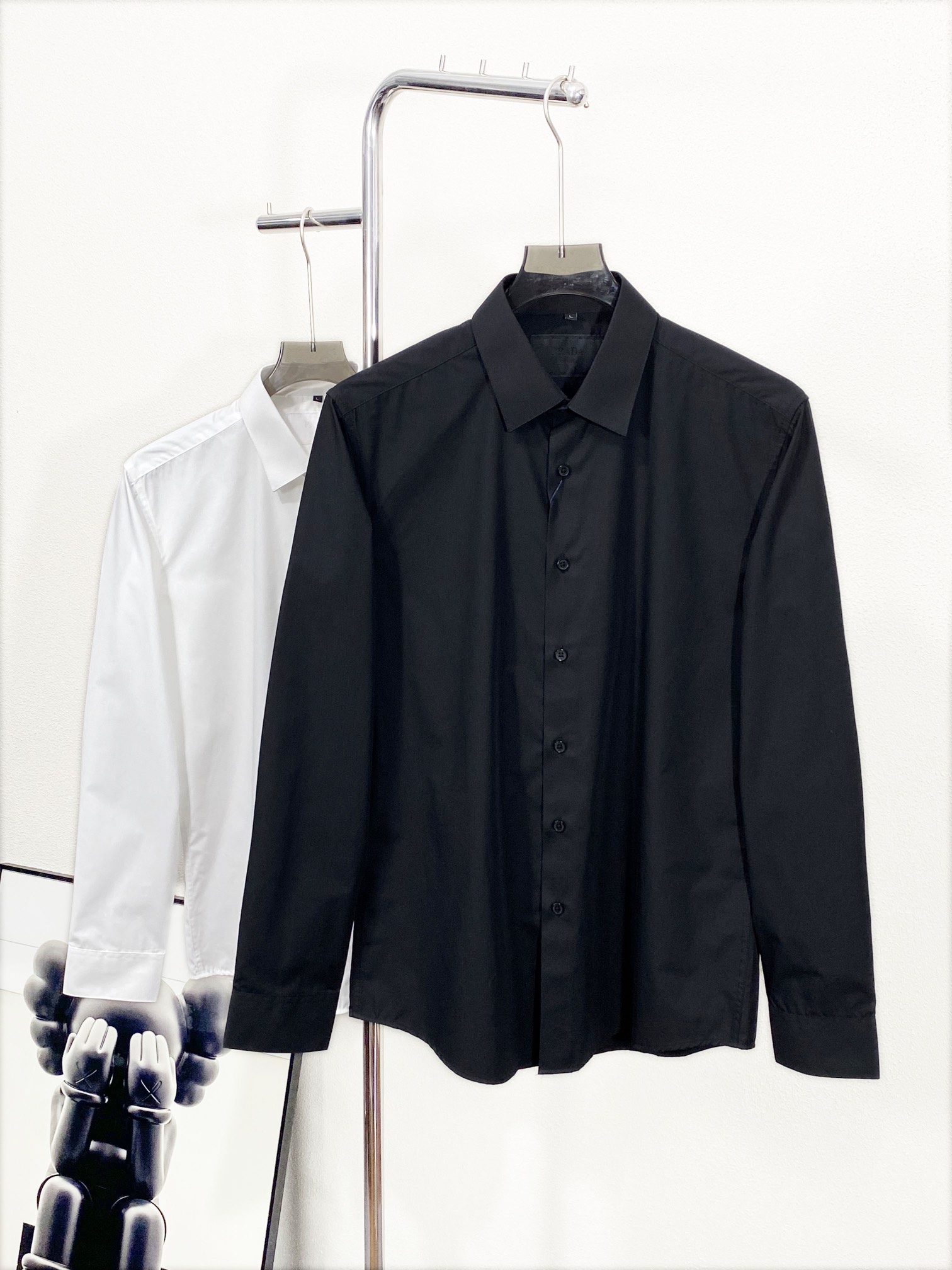 NO:123291,(New product) Pjia original single men's business casual long-sleeved shirt, produced by Taiwan Yibi Trading Company, top-notch Italian origin, and sold simultaneously on the official website. A high-end celebrity shirt, high-frequency matching style for advertising albums and fashion magazines, supported by Chen Kun and Huang Zitao, gathered extremely high popularity!  Born from the classics, the signature items that must be released every season. In the cycle of each season, the new season still continues the design tone of P's family, bringing minimalist style to the extreme, the whole body is clean and straightforward, and has a flowing visual experience. Minimalist is the most advanced fashion expression. The classic triangle logo is retained on the chest, which is a soul-like embellishment, and also highlights a strong sense of identity!  Leading with fabrics and cutting, Italian fixed-woven elastic poplin fabric, heavy high-strength yarn, super texture, excellent skin-friendliness and comfort, with a certain amount of elasticity, creating conditions for more body shapes, invincible quality, exquisite and exquisite details, strict craftsmanship, and every detail is excellent!  The tailoring adheres to the usual techniques of P's family, and every inch is well grasped. It is also slim and integrated. It has smooth and clean lines. It is invincible and versatile. It is both solemn and harmonious. It is both business and leisure. It can run through multiple seasons. It is very compatible with the bottoms and is a basic item that is a must-have for men's wardrobe!  Size M-XXXL, Shirts,alexander wang19860909(新品)P家原单男士商务休闲长袖衬衫,台湾意比贸易公司出品,顶级意大利原产,官网同步推售 高端明星级的一款衬衫,广告画册及时装杂志拍摄高频率搭配款,由陈坤和黄子韬上身加持后,聚集了极高的人气！ 因经典而生,每季必出的招牌单品,在每一季轮回,新一季仍然延续了P家的设计基调,将极简风发挥到极致,通体干净直白,大有行云流水般的视觉体验,极简才是最高级的时尚表达,胸前保留了经典三角标识,属于灵魂式的点缀,亦凸显了强烈的身份感！ 以面料和裁剪为主导,意大利定织弹力府绸面料,重磅高支纱线,质感超强,亲肤性与舒适性极佳,自带一定弹力,为更多的身型创造条件,品相无敌,细节工艺精致考究,严丝合缝,每一处细节都表现的极具出色！ 剪裁秉承P家一贯的手法,每一寸都拿捏的恰到好处,修身亦合体,线条感流畅干净,无敌的百搭类型,亦庄亦谐,商务与休闲兼备,可以贯穿多个季节,与下装兼容空间极高,男人衣橱必备的基础单品！尺码M-XXXL,,shirts,alexander wang,Men's clothing