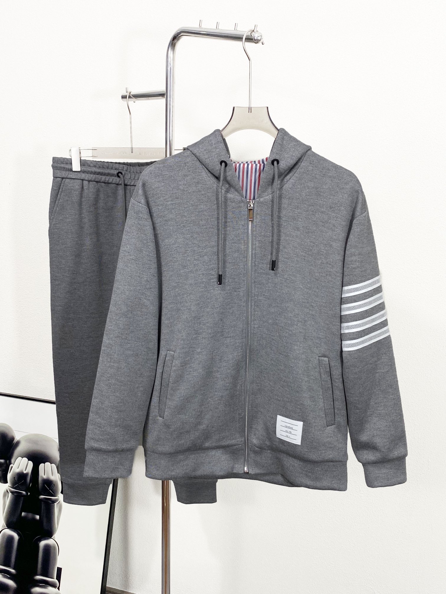 NO:123286,The whole set of new high-end cotton blend casual zippers for men and women, the same sleeves, classic four-bar printed fashionable hooded sweatshirt jacket jacket!  Trading companies have sparse channels and are released on the official website at the same time!  Classic is never out of date, TB's new ragdoll sleeve casual hooded sweatshirt, casual and fashionable!  This set uses top-grade 57 cotton   39 polyester fiber   4 spandex for customer supply. It has a tough and upright texture. It has three-dimensional and exquisite style and is not easy to wrinkle. The upper body is comfortable but not soft. It is skin-friendly and delicate. It has a strong performance of breathable and moisture absorption during exercise. It is very comfortable to wear close to the body, without any discomfort!  Moreover, this design is also a distinctive banner style of the high street today. It is a very representative product and more in line with the current aesthetics. It is really rare. There are few such set styles at present, so it is more meaningful and worth looking forward to. Whether it is the design, wiring, or the configuration of the hardware, it is all at the highest level of craftsmanship. Each detail is meticulous and exquisite!  The upper body is not picky at all, and it is easy to create the style, and enjoys high specifications from the details and craftsmanship. The upper body of this knitted jacket shows a relaxed and natural charm, and is also an indispensable series for autumn and winter. Since you want to choose this item, this style must not be missed. Everyone will look very suitable for the upper body!  Black/gray two colors into it!  Size 1-5 Size 1 shoulder sleeve length 73cm-bust 114cm-cloth 65cm-2 shoulder sleeve length 74cm-bust 118cm-cloth 66cm 3 shoulder sleeve length 75cm-bust 122cm-cloth 67cm 4 shoulder sleeve length 77cm-bust 126cm-cloth 68cm 5 shoulder sleeve length 79cm-bust 130cm-cloth 70cm Size recommended (loose version) Height 174-140 catties, try on 2 sizes appropriate!  A boy can choose 1 size for a weight of less than 138 catties, 2 size for 138-152 catties, 3 size for 152-166 catties, 4 size for 166-180 catties, and 5 size for 188-196 catties!  All girls can choose 1 size!  , hoodie,sweatshirts,jackets & coats,jackets & coats,hats,alexander wang19860909整套新款高端棉质混纺休闲拉链男女同款袖臂经典四条杠印花时尚连帽卫衣夹克外套！贸易公司渠道稀出,同步官网发售！经典永不过时,TB家新款插肩袖休闲连帽卫衣,休闲时尚！ 此款套装采用客供顶级57棉 39聚酯纤维 4氨纶,质感硬朗挺拔有型,版型立体精致不易起皱,上身舒适却不失柔软度,亲肤细腻,在运动时起到透气吸湿的强悍性能,贴身穿着都非常舒适,毫无不适感可言！并且这种设计也是当下高街的鲜明旗帜款式,十分具有代表性的产物,更加符合当下的审美,真的非常少见,目前很少有这种套装款式,所以更具备入手的意义,也更加值得期待,无论是此款的设计,走线,还是裁剪到五金的配置,都是走的最高级别的工艺等级,每一处的细节都是一丝不苟,相当考究！上身完全不挑人,轻松打造风格所在,从细节跟工艺上发挥出高规格的享受,这种针织夹克上身,就显轻松自然的韵味所在,也是秋冬必不可缺的系列,既然要选择这种单品,那么此款绝对是不能错过的,每个人上身都会显得非常合适！黑色/灰色两色入！尺码1-5 1码肩连袖长73cm-胸围114cm-衣长65cm 2码肩连袖长74cm-胸围118cm-衣长66cm 3码肩连袖长75cm-胸围122cm-衣长67cm 4码肩连袖长77cm-胸围126cm-衣长68cm 5码肩连袖长79cm-胸围130cm-衣长70cm 尺码推荐（宽松版型） 身高174-140斤,试穿2码合适！ 男生体重138斤以内选择1码,138-152斤选择2码,152-166斤选择3码,166-180斤选择4码,188-196斤选择5码！ 女生全部选择1码即可！,,hoodie,sweatshirts,jackets & coats,jackets & coats,hats,alexander wang,Men's clothing