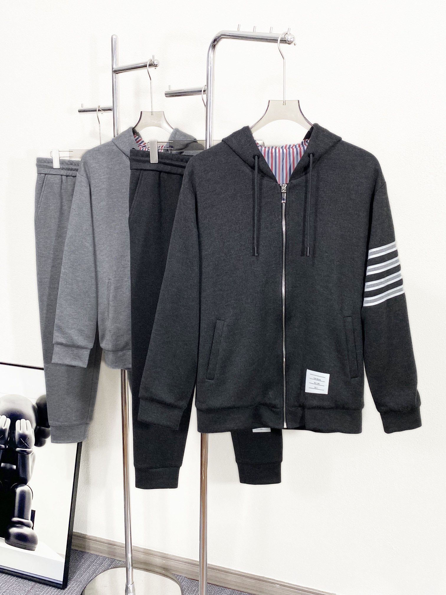 NO:123279,The whole set of new high-end cotton blend casual zipper hoodies, men and women's sleeves and arms classic four-bar printed fashionable hooded sweatshirt jacket jacket!  Trading companies have sparse channels and are released on the official website at the same time!  Classic is never out of date, TB's new ragdoll sleeve casual hooded sweatshirt, casual and fashionable!  This set uses top-grade 57 cotton   39 polyester fiber   4 spandex for customer supply. It has a tough and upright texture. It has three-dimensional and exquisite style and is not easy to wrinkle. The upper body is comfortable but not soft. It is skin-friendly and delicate. It has a strong performance of breathable and moisture absorption during exercise. It is very comfortable to wear close to the body, without any discomfort!  Moreover, this design is also a distinctive banner style of the high street today. It is a very representative product and more in line with the current aesthetics. It is really rare. There are few such set styles at present, so it is more meaningful and worth looking forward to. Whether it is the design, wiring, or the configuration of the hardware, it is all at the highest level of craftsmanship. Each detail is meticulous and exquisite!  The upper body is not picky at all, and it is easy to create the style, and enjoys high specifications from the details and craftsmanship. The upper body of this knitted jacket shows a relaxed and natural charm, and is also an indispensable series for autumn and winter. Since you want to choose this item, this style must not be missed. Everyone will look very suitable for the upper body!  Dark gray!  Light gray colors enter!  Size 1-5 Size 1 shoulder sleeve length 73cm-bust 114cm-cloth 65cm-2 shoulder sleeve length 74cm-bust 118cm-cloth 66cm 3 shoulder sleeve length 75cm-bust 122cm-cloth 67cm 4 shoulder sleeve length 77cm-bust 126cm-cloth 68cm 5 shoulder sleeve length 79cm-bust 130cm-cloth 70cm Size recommended (loose version) Height 174-140 catties, try on 2 sizes appropriate!  A boy can choose 1 size for a weight of less than 138 catties, 2 size for 138-152 catties, 3 size for 152-166 catties, 4 size for 166-180 catties, and 5 size for 188-196 catties!  All girls can choose 1 size!  , hoodie,sweatshirts,jackets & coats,jackets & coats,hats,alexander wang19860909整套新款高端棉质混纺休闲拉链帽衫,男女同款袖臂经典四条杠印花时尚连帽卫衣夹克外套！贸易公司渠道稀出,同步官网发售！经典永不过时,TB家新款插肩袖休闲连帽卫衣,休闲时尚！ 此款套装采用客供顶级57棉 39聚酯纤维 4氨纶,质感硬朗挺拔有型,版型立体精致不易起皱,上身舒适却不失柔软度,亲肤细腻,在运动时起到透气吸湿的强悍性能,贴身穿着都非常舒适,毫无不适感可言！并且这种设计也是当下高街的鲜明旗帜款式,十分具有代表性的产物,更加符合当下的审美,真的非常少见,目前很少有这种套装款式,所以更具备入手的意义,也更加值得期待,无论是此款的设计,走线,还是裁剪到五金的配置,都是走的最高级别的工艺等级,每一处的细节都是一丝不苟,相当考究！上身完全不挑人,轻松打造风格所在,从细节跟工艺上发挥出高规格的享受,这种针织夹克上身,就显轻松自然的韵味所在,也是秋冬必不可缺的系列,既然要选择这种单品,那么此款绝对是不能错过的,每个人上身都会显得非常合适！深灰！浅灰色两色入！尺码1-5 1码肩连袖长73cm-胸围114cm-衣长65cm 2码肩连袖长74cm-胸围118cm-衣长66cm 3码肩连袖长75cm-胸围122cm-衣长67cm 4码肩连袖长77cm-胸围126cm-衣长68cm 5码肩连袖长79cm-胸围130cm-衣长70cm 尺码推荐（宽松版型） 身高174-140斤,试穿2码合适！ 男生体重138斤以内选择1码,138-152斤选择2码,152-166斤选择3码,166-180斤选择4码,188-196斤选择5码！ 女生全部选择1码即可！,,hoodie,sweatshirts,jackets & coats,jackets & coats,hats,alexander wang,Men's clothing