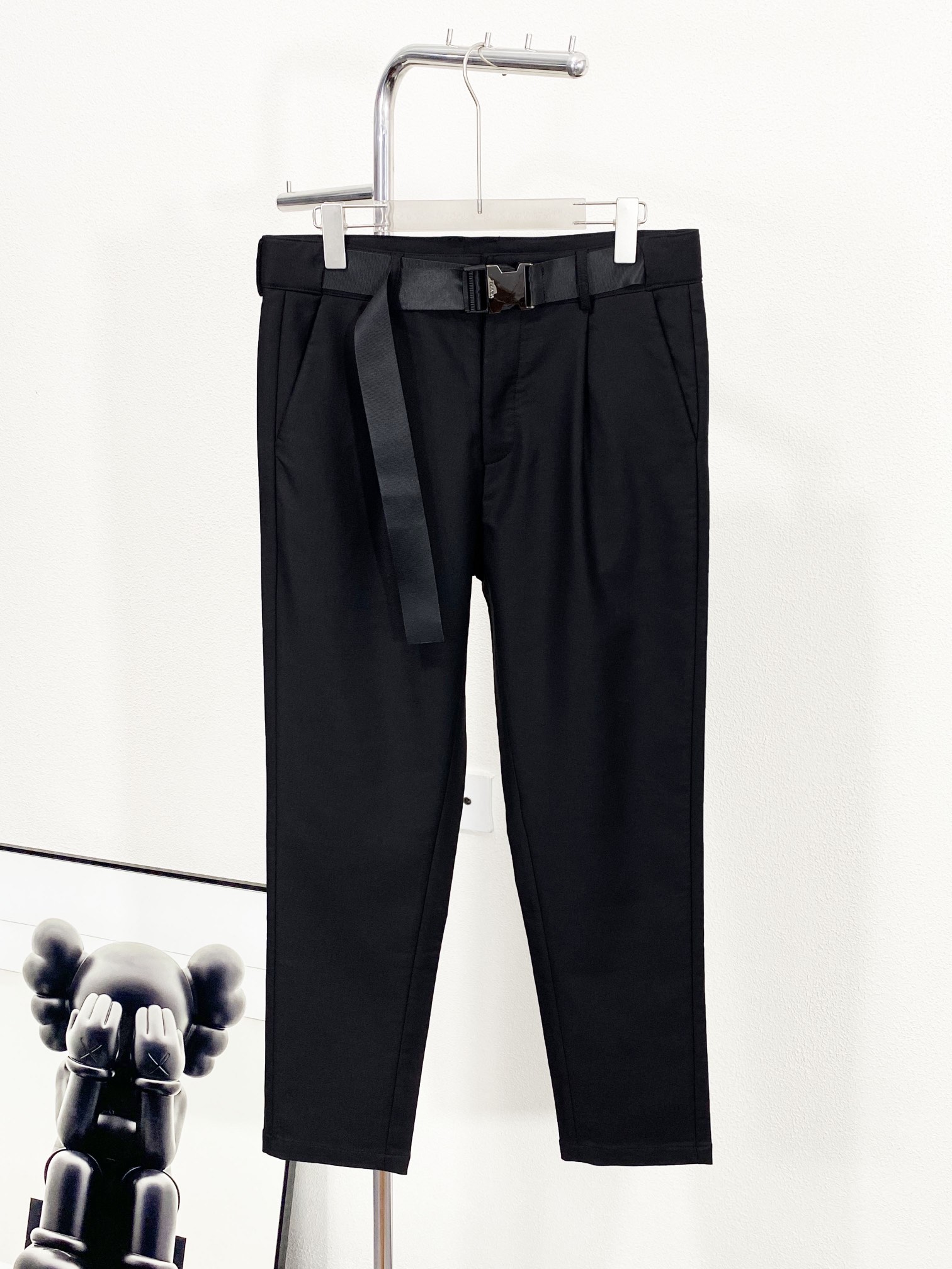 NO:123282,PRA new cotton blended metal buckle belt casual pants, classic villain embroidered fashionable casual pants for men!  Trading companies have sparse channels and are on sale on the leading official website!  The latest order configuration at the counter, the details in all aspects are excellent and perfect, and the men's must-have trousers are boutique!  This trouser is made of imported fabrics. The fabric has good wrinkle resistance and clarity, and is comfortable and pleasant on the upper body and has an excellent skin-friendly feeling!  The eye-catching classic villain pattern embroidery embroidery in the back pocket, which reveals a fashionable atmosphere in simplicity, and its luxury recognition is self-evident!  The bright silver metal buckle adjustment belt, the front is symmetrical pleated, and the elastic elastic trouser legs are designed. The designer uses multiple details to enhance the overall fashion sense. With the smooth straight-fitting cut, it can be easily used for various imperfect leg shapes, business and casual styles. It is the first choice for all men's commuting pants!  black/!  Size M-XXXL M size waist 68/74cm-hip circumference 98cm-front 29cm-thigh circumference 58cm-trouser length 97cm-trouser legs 22cm L size waist 71/77cm-thigh circumference 102cm-front 30cm-thigh circumference 60cm-trouser length 98cm-trouser legs 23cm XL size waist 74/80cm-thigh circumference 106cm-front 31cm-thigh circumference 62cm-trouser length 98cm-trouser legs 23cm XXL size waist 78/84cm-thigh circumference 110cm-front 32cm-thigh circumference 64cm-trouser length 99cm-trouser legs 24cm  3XL size waist 82/88cm - hip circumference 114cm - front gear 32cm - thigh circumference 66cm - trouser length 99cm - trouser legs 24cm recommended size (standard version) Height 174-140 catties, try on size L appropriately!  A boy can choose M code within 130 catties, a L code for 130-142 catties, a XL code for 142-154 catties, a XXL code for 154-166 catties, and a 3XL code for 166-180 catties!  ,prada,alexander wang19860909PRA款新品棉质混纺金属插扣腰带休闲裤,男士后兜经典小人刺绣时尚休闲长裤！贸易公司渠道稀出,领先官网发售！柜台最新订单配置,各方面细节感出色完美,男士必入款裤装精品！ 此款裤装甄选客供进口面料制成,面料抗皱挺括性好,,上身舒爽宜人,亲肤感极佳！后兜处醒目的经典小人图案刺绣点缀,简洁中又透露着时髦气息,其奢华辨识度更是不言而喻！亮银色金属插扣调节腰带,前幅做对称褶皱处理,以及弹力松紧裤脚设计,设计师用多重细节提升整体时尚感,再搭配上行云流水的直筒版型剪裁,可以修饰各种不完美的腿型,商务休闲等各种风格都能轻松驾驭,各位男士通勤裤装的首选单品！黑色/！尺码M-XXXL M码腰围68/74cm-臀围98cm-前档29cm-大腿围58cm-裤长97cm-裤脚22cm L码腰围71/77cm-臀围102cm-前档30cm-大腿围60cm-裤长98cm-裤脚23cm XL码腰围74/80cm-臀围106cm-前档31cm-大腿围62cm-裤长98cm-裤脚23cm XXL码腰围78/84cm-臀围110cm-前档32cm-大腿围64cm-裤长99cm-裤脚24cm 3XL码腰围82/88cm-臀围114cm-前档32cm-大腿围66cm-裤长99cm-裤脚24cm 尺码推荐（标准版型） 身高174-140斤,试穿L码合适！ 男生体重130斤以内选择M码,130-142斤选择L码,142-154斤选择XL码,154-166斤选择XXL码,166-180斤选择3XL码！,,prada,alexander wang,Men's clothing