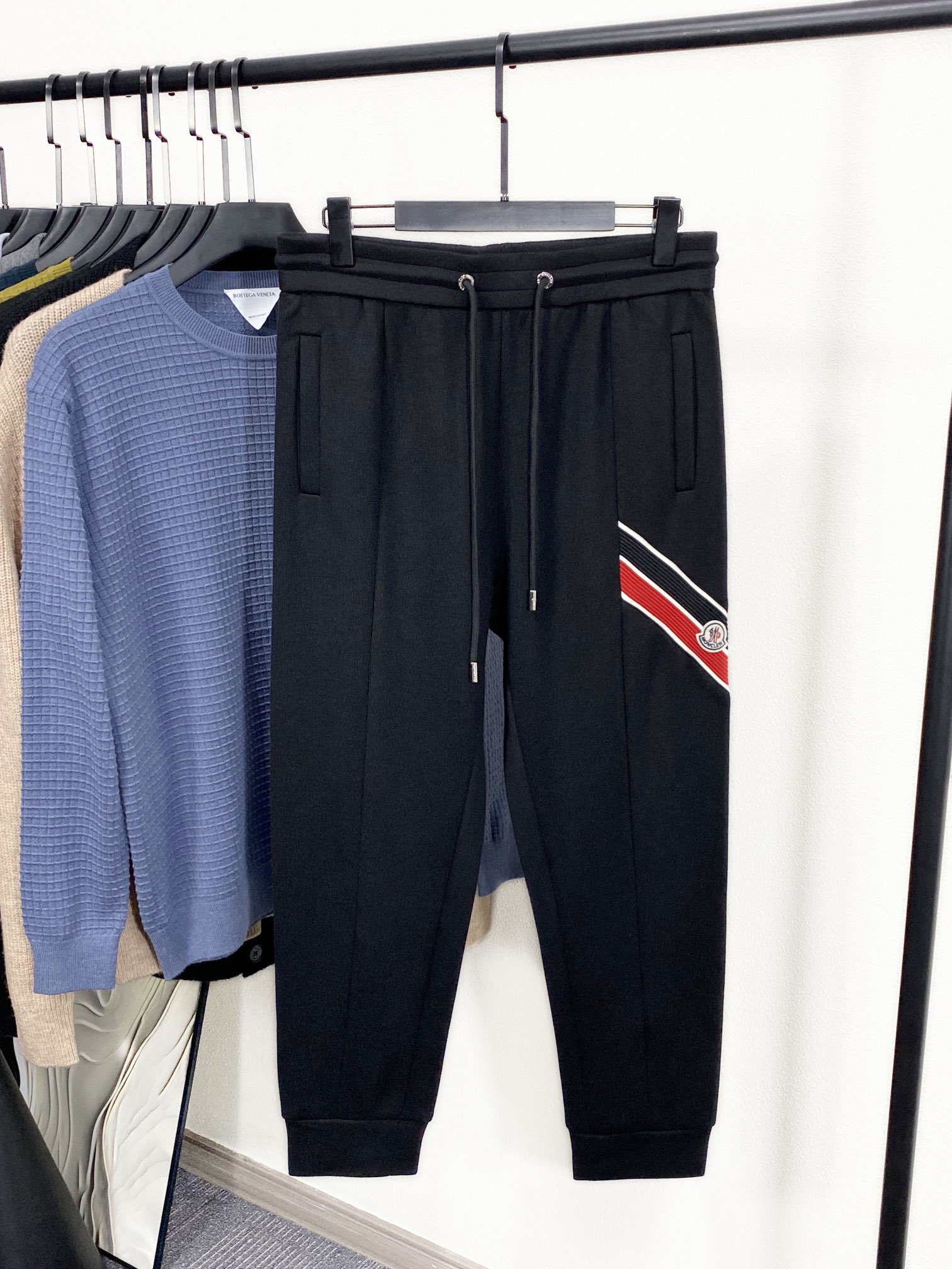 NO:141860,New product) MOC new cotton drawstring trousers, men's felt three-dimensional silicone logo pattern drawstring sports and casual trousers!  Trading companies have sparse channels and are on sale on the leading official website!  The new style of Farming’s trousers are coming, with a side-seamed color-blocking webbing design!  The fabric is made of tightly combed Xinjiang's top long velvet cotton, and the inner hot rock velvet high-order fabric, which is high-strength heat storage, refuses to be bloated, and has a soft feel!  Create a high-end urban casual sports style with versatile body performance!  The top-grade knitted cotton is made of hot rock wool and functional fine wool fabric. Its heating method is different from the traditional velvet pants, and it is done by yourself!  In addition, heating fibers also have good moisturizing properties. The characteristics of the fibers determine that this fabric has good insulation and moisturizing properties, which can moisturize the human skin to the greatest extent!  And after multiple velvet-raising processes, the suede is very delicate and gentle, has strong warmth and has first-class pill resistance, and does not need to be taken care of!  The bottom surface is integrated with a tight structure and clear texture. The style and drape are all perfectly matched to the needs of various outfits!  Color black Size M-3XL Size reference M Waist 74 Hips 106 Thigh circumference 58 Trousers length 982, alexander wang19860909新品)MOC新款棉质抽绳卫裤,男士毛毡立体硅胶标识图案抽绳运动休闲长裤！贸易公司渠道稀出,领先官网发售！法蒙家新款裤装来袭,侧缝拼色织带设计！面料采用精梳紧密的新疆顶级长绒棉,内里热岩绒高订面料,高强蓄热,拒绝臃肿,手感柔软！打造高端都市休闲运动风格,百搭上身性能！ 顶级针织棉质打造,内里热岩绒功能性细毛面料,它的发热方式与传统的加绒裤的发热方式不同,是自行进行的！此外发热纤维还有良好的保湿性,纤维的特性决定了这种面料会有很好的隔温和保湿特性,能够做到最大程度的滋润人体肌肤！且经过多道起绒工艺,绒面非常细腻温和,保暖效果强,抗起球性一流,不需要费心打理！底面一体色织,结构紧实,纹理清晰.且版型还有垂感都是满分,完美的符合各种穿搭场合的所需！ 颜色黑色 尺码M-3XL 尺寸参考 M码腰围74臀围106大腿围58裤长982,,alexander wang,Men's clothing