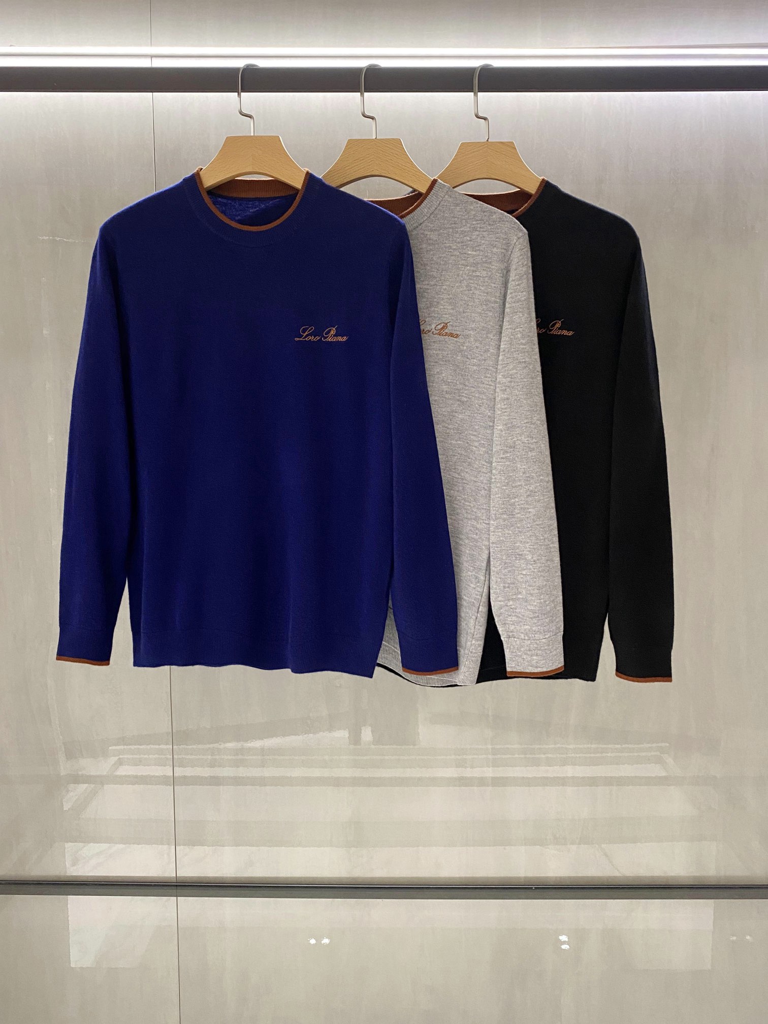 NO:527163,LP men's high-end business and casual pure wool cashmere wool blended knitted sweater trading company channel products, famous, pure blood quality, original Italian products, F/W autumn and winter new products!  The top item of the year!  !  Fashion with typical Italian style, the true meaning of the LP family’s items is high-end and simple. This belongs to its unique aesthetic culture and is full of its own charm. The leather badge with brand logo is decorated at the hem, which is a manifestation of identity!  The fabric selection and craftsmanship are very exquisite, which is very consistent with the aesthetic tone of the LP family. It is low-key and luxurious, elegant and noble. Every detail proves the brand's own sense of luxury!  Sweaters are star-rated items in autumn and winter, and are a must-have matching partner for fashionable people when they go out. They are a powerful tool that is full of charm regardless of the inner wear. They are an indispensable and excellent dressing item in the wardrobe. They are very practical, versatile and fashionable. During the matching season, they can support the entire appearance, and the upper body is full of temperament and gentlemanly!  The fabrics and auxiliary materials are all supplied by customers. The top merino cashmere raw materials imported from Australia are made of Italian century-old workshops. The fabric attributes are all excellent, with extremely soft and delicate texture, both comfort and breathability, and excellent thickness provides excellent warmth!  The details are perfect, and each detail is inherited from the classics. It is made of advanced German machines, with versatile color matching, invincible upper body effect, and both inside and outside. It is extremely elegant and full of temperament. It can be perfectly controlled for both business and leisure!  A must-have luxury item for urban upstart white-collar elite wardrobe, a wool sweater that highlights its taste!  Size 48-56, loro piana, sweaters, alexander wang19860909LP男士高端商务休闲纯羊毛羊绒羊毛混纺针织毛衫贸易公司渠道臻品,系出名门,纯正血统品质,意大利原产出品,F/W秋冬新品！年度TOP单品！！ 颇具意大利典型风格的时装,LP家族的单品真谛在于高级和简约,这属于它的独特的美学文化,亦是充满自身魅力属性,下摆处饰有品牌标识的皮质徽章,属于身份的彰显！ 在面料选取和工艺方面都相当考究,极符合LP家族美学基调,低调且奢华,优雅且高贵,每一个细节都在力证品牌自身的高级感！ 毛衣属于秋冬的季明星级单品,时髦人士出街必备的搭配伴侣,无论内搭单穿都韵味十足的利器,是衣橱不可或缺的出色穿搭单品,非常实用百搭且时髦,在搭配季可以撑起整个颜值担当,上身满满的气质感和绅士感！ 面料与辅料皆为客供,澳洲进口的顶级美利奴羊绒原料,意大利百年工坊定织定染而成,面料属性皆为上乘,质感极为柔软细腻,舒适度与透气性兼备,优良的厚度提供绝佳的保暖效果！ 细节完美如斯,每一处的细节皆为经典传承,德国先进机器制造,配色万能百搭,上身效果无敌,内外兼修,极具优雅且气质感十足,商务与休闲皆可完美驾驭！ 都市新贵白领精英衣橱必入的轻奢单品,极具彰显品味的一款羊毛衫！尺码48-56,,loro piana,sweaters,alexander wang,Men's clothing