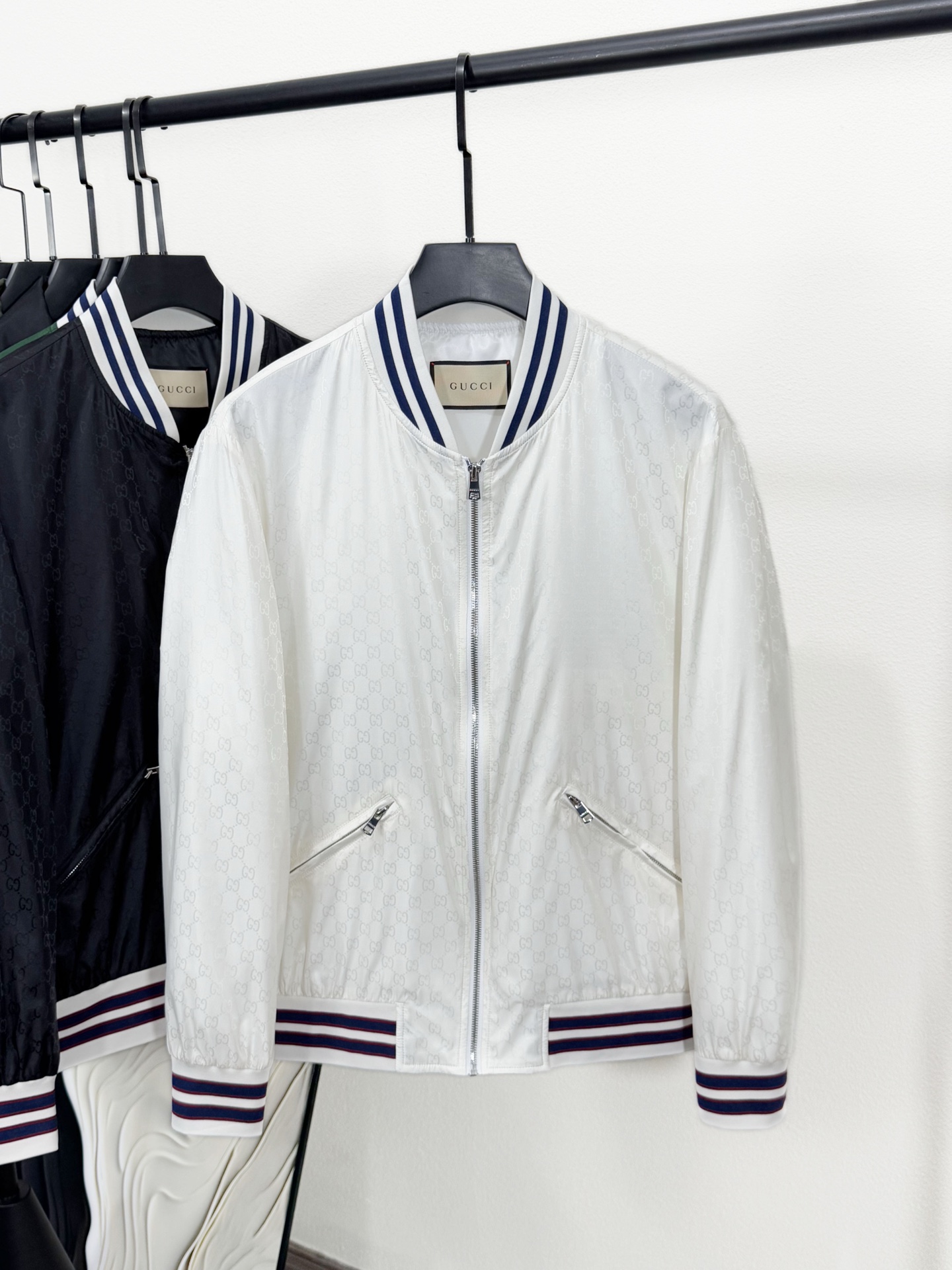 NO:126428,Gucci** Spring and summer new woven nylon baseball collar jacket with full body printing design!  Trading companies have sparse channels, and they are sold on the official website at the same time, and the purchase price is 7915 RMB!  Men must buy this jacket in spring and summer. With its pilot shape and capable and handsome upper body effect, it has become a very stylish outfit style!  This baseball jacket features a V-neck design, making the overall look more refined!  , adds practicality!  Customized logo engraved zippers, quad buckles and other hardware details show a full sense of quality and class!  High-Mini nylon fabric full body printing has become one of the main fabrics of this jacket, allowing the wearer to feel comfortable and textured!  The cuffs and hem are spliced ​​with gray knitted ribbed, which not only increases the overall texture but also improves comfort!  The inner lining is made of natural color to ensure comfortable and breathable effect, while not appearing bloated!  It feels irresistible!  This jacket is equipped with a short combo cut, which is perfect for men of all ages!  If you like this jacket, please don't miss it, it will become your fashionable and handsome choice and show your youthful and fashionable side!  Whether it is daily outfits or special occasions, you can stand out!  Jackets are a rare fashion item. They not only have practicality and comfort, but also show quality and class!  Whenever and where, choosing this jacket will make you the focus and exude confidence and charm!  Black/white/green, three colors into it!  Size 48-56 Size 48 shoulder width 47cm-bust 114cm-length 64cm-sleeve length 66cm Size 50 shoulder width 48cm-bust 118cm-length 65cm-sleeve length 67cm 52 shoulder width 49cm-bust 122cm-length 66cm-sleeve length 68cm 54 shoulder width 50cm-bust 126cm-length 67cm-sleeve length 69cm 56 size: shoulder width 51 bust 68 sleeve length 703520, manolo blahnik, gucci, jackets & coats, jackets & coats, alexander wang19860909Gucci** 春夏新品密织尼龙棒球服领夹克外套,采用全身印花设计！贸易公司渠道稀出,同步官网发售,代购价格7915RMB！男人春夏时节必入此款外套,它以其飞行员造型、干练帅气的上身效果,成为了非常有型的穿搭款式！ 这款棒球服夹克采用V字领设计,让整体造型更显精致！,则增添了实用性！客供定制Logo刻印拉链、四合扣等五金细节,展现满满的品质档次感！高密尼龙面料全身印花成为这件夹克的主要面料之一,让穿着者感受到舒适和质感！袖口和下摆则采用灰色针织罗纹拼接设计,既增加了整体质感,又提升了舒适度！内里使用本色加衬,保证了舒适透气效果,同时又不会显得臃肿！觉,让人无法抗拒！ 这款夹克采用了短款合体版型剪裁,非常适合各个年龄阶层的男士驾驭！如果你喜欢这款夹克,请不要错过它,它将成为你时尚帅气的选择,并展现出你年轻时尚的一面！无论是日常穿搭还是特殊场合,都能让你脱颖而出！夹克是一件不可多得的时尚单品,它既具备了实用性和舒适度,又展现了品质和档次感！无论何时何地,选择这款夹克都能让你成为焦点,并散发出自信和魅力！黑色/白色/绿色,三色入！尺码48-56 48码肩宽47cm-胸围114cm-衣长64cm-袖长66cm 50码肩宽48cm-胸围118cm-衣长65cm-袖长67cm 52码肩宽49cm-胸围122cm-衣长66cm-袖长68cm 54码肩宽50cm-胸围126cm-衣长67cm-袖长69cm 56码:肩宽51胸围衣长68袖长703520,,manolo blahnik,gucci,jackets & coats,jackets & coats,alexander wang,Men's clothing