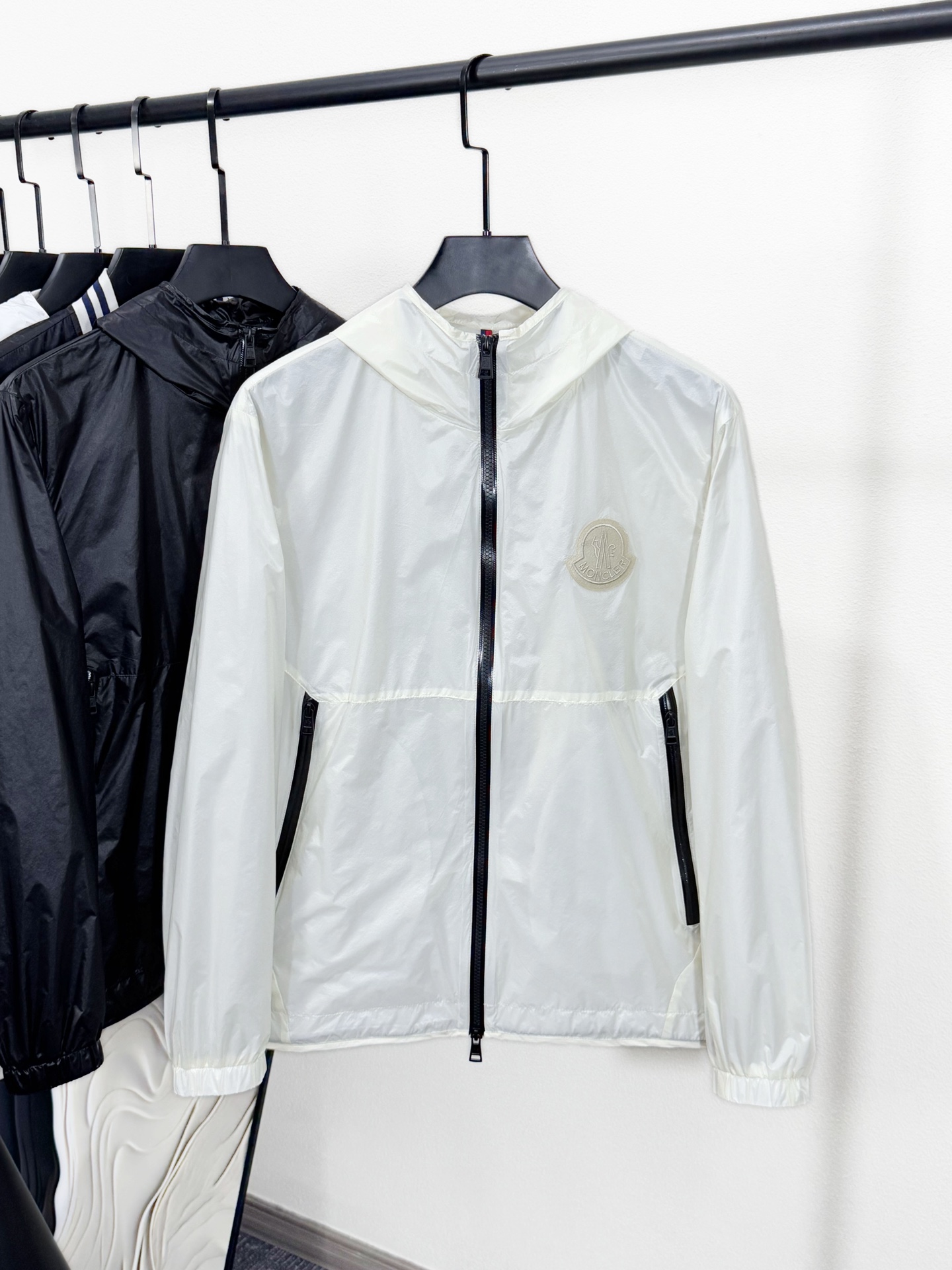 NO:126411,Mo** 2025 spring and summer hooded jacket splicing design M family high-end casual outdoor baseball uniform jacket jacket, baseball collar regular style, simple design, clean and neat, free and casual release, not only durable, but also very practical, easy to move, it feels unrestrained on the upper body, the clothes are like jackets, it is a small jacket with spring and summer sun protection in the north and south, warm and comfortable to touch, full of luxurious and low-key embroidery patterns, exquisite details, not only versatile colors but also very high-end, the upper body is full of style, and the same type on the market is unique~ Rib knitted splicing stand collar, hem and cuff splicing, striped, bidirectional zipper and snap closure front closure, chest embroidery logo leather applique zipper bag 1-5 1 shoulder width 45 bust 112 length 66  2 size shoulder width 46 bust 116 length 67 size shoulder width 47 bust 120 length 68 size shoulder width 48 bust 124 length 69 size shoulder width 5 size shoulder width 49 bust 128 length 703520,,jackets & coats,jackets & coats,hats,alexander wang19860909Mo** 2025春夏连帽夹克外套拼接设计M家族高端休闲户外棒球服夹克外套, 棒球领常规的版型,简约设计剪裁干净利落的同时,,洒脱与率性释放出来,不仅耐看,实用性也是很好的,便于活动, 穿上身感觉无拘无束,衣服形似夹克, ,是一款南北方春夏防晒的小外套,触感温暖手感舒服,通体充满奢华感又低调的刺绣图案,细节匠心考究,颜色不仅百搭还非常显高级,上身款型十足,市面零撞衫的类型,属于独一无二的存在~ 罗纹针织拼接立领、下摆和袖口拼接,饰有条纹 双向拉链和按扣前襟 胸部刺绣徽标皮贴花 拉链袋1-5 1肩宽45胸围112衣长66 2码肩宽46胸围116衣长67 3码肩宽47胸围120衣长68 4码肩宽48胸围124衣长69 5码肩宽49胸围128衣长703520,,jackets & coats,jackets & coats,hats,alexander wang,Men's clothing