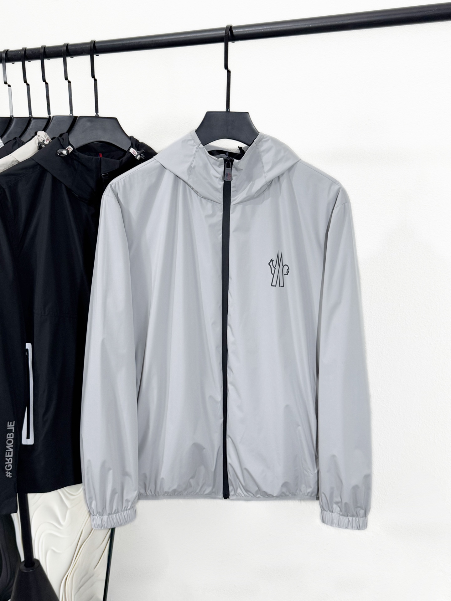 NO:126422,Mo** 2025 Spring and Summer Hooded Men's Outdoor Shock Clothes Early Spring Series Simple, Successful, Elegant, Calm Hooded Shock Clothes Jackets. Obviously, this is the masterpiece of the M-home jacket series. I won't talk much about the details. It's all top-end. One jacket should have, and this style takes up all, or it will only be better!  !  Cuff pockets Hot bonded seams, two oblique zippers on the chest, which can open to increase breathability, and are very practical. Built-in zippered chest pockets can accommodate the ID card or other valuables you carry with you. Customer-supplied fabrics are windproof, waterproof, high breathability, elasticity and wear resistance. Zippers and accessories are all supplied by Italian customers... Waterproof zipper opening and closing This simple and atmospheric style will not go out of date when worn. Whether it is traveling or daily leisure, it is quite versatile and practical. It is a wardrobe size that demonstrates the style of trendy people and business. Size 1-5 1 Shoulder width 46 Bust 108 Long 65 Sleeve length 60 2 Shoulder width 47 Bust 112 Long 66 Sleeve length 61 3 Shoulder width 48 Bust 116 Long 67 Sleeve length 62 4 Shoulder width 49 Bust 120 Long 68 Sleeve length 63  5 shoulder width 50 bust 124 clothes length 69 sleeve length 643520, Jackets & coats, Jackets & coats, Hats, Alexander wang19860909Mo** 2025春夏连帽男士户外冲锋衣早春系列 简约干练高雅沉稳连帽冲锋衣夹克 很显然这是M家外套系列的扛鼎之作,细节方面我就不多讲,全是顶配,一件夹克该有的,此款都占全了,或者说,只会更好！！衣袖口袋 热粘合缝线,胸前两条斜拉链,打开增加透气性,功能非常实用,内置拉链胸袋,可以贴身收放随身携带的身份证件或其他贵重物品 客供面料,具有防风、防水、高透气性、弹性和耐磨的特性.拉链和辅料全部是意大利客供…防水拉链开合 这种简洁大气的款型穿多久都不会过时,不管是旅行还是日常休闲都相当的百搭实用,完全是彰显潮人风范与商务并用的衣橱尺码1-5 1肩宽46胸围108衣长65袖长60 2肩宽47胸围112衣长66袖长61 3肩宽48胸围116衣长67袖长62 4肩宽49胸围120衣长68袖长63 5肩宽50胸围124衣长69袖长643520,,jackets & coats,jackets & coats,hats,alexander wang,Men's clothing