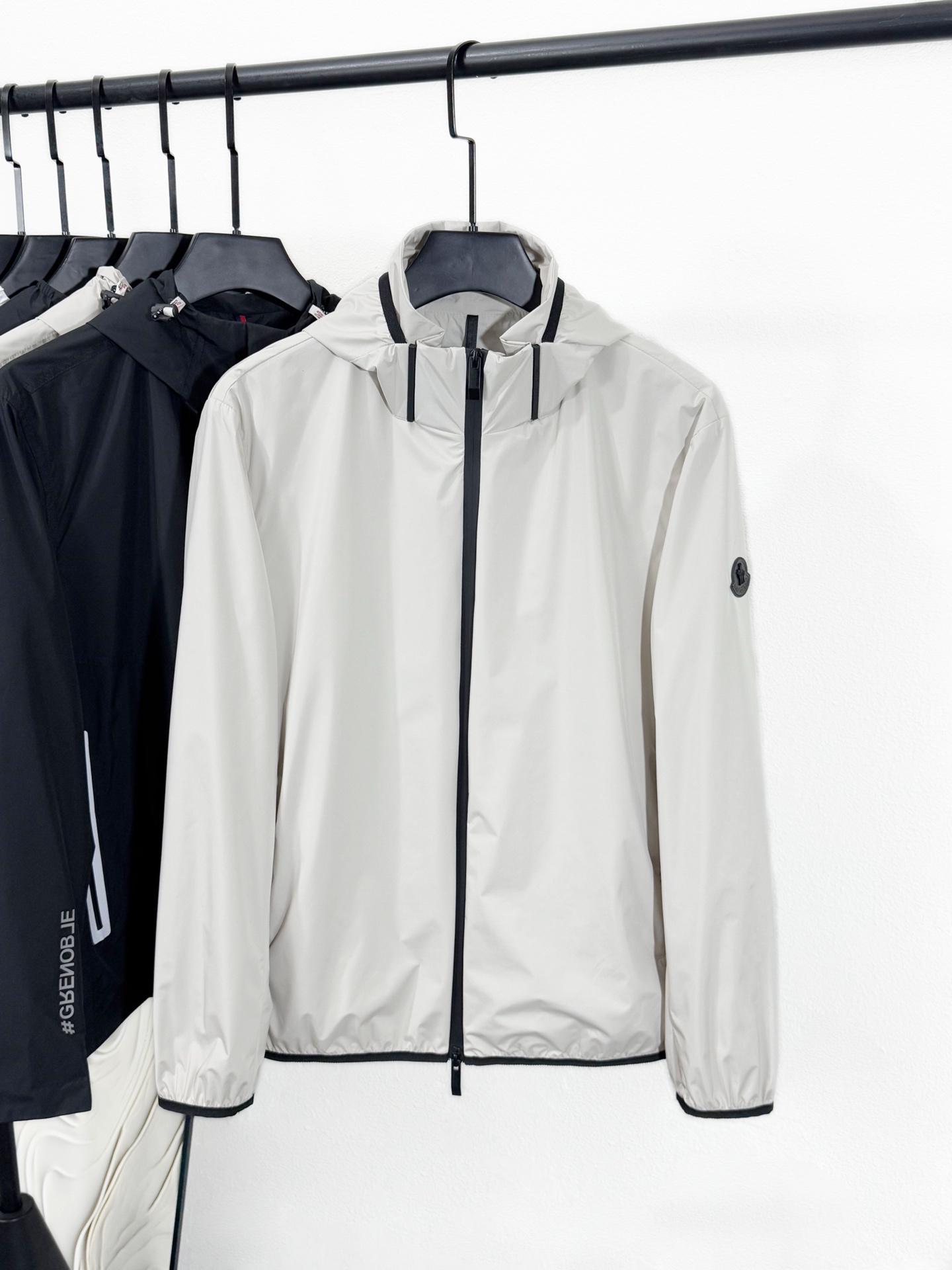 NO:126409,Mo** 2025 spring and summer new technology fabric hooded jacket, simple simple glue zipper placket fashionable jacket jacket for men and women!  Trading companies have sparse channels and are released on the official website at the same time!  This new M-home jacket cleverly combines luxurious style with technological innovation, and is specially designed for those who value practical functions and fashionable aesthetics. The fabric is light and as light as your second layer of skin!  This new functional charge sun protection jacket has a sun protection index of 50  certification. It is a must-have commuting style for men and women in summer travel. There is no doubt about high quality!  The ready-to-wear uses imported technology sunscreen fabric, which has excellent high elastic raw yarn protection, which can be washed repeatedly, and has a longer sunscreen barrier of ultraviolet rays up to 99. It is not stuffy or hot, and is more breathable. The fabric forms a steam-heat microcirculation with the skin, and always maintains a cool feeling. Especially the 3D breathable mesh design of the back cover, which is suitable for hiking, hiking, daily travel and other outdoor outfits!  The body is equipped with a large pocket design, and the capacity is large to easily accommodate daily personal belongings!  The placket and bag opening and closing are all made of fully pressed glue, which is powerful in functionality!  The details of classic letter jacquard webbing are also a symbol of luxurious identity and status. Hurry up and take them away!  Beige/white, two colors into it!  Size 1-5 Size 1 shoulder width 49cm-bust 116cm-length 68cm-sleeve length 63cm 2 Size shoulder width 50cm-bust 120cm-length 70cm-sleeve length 64cm 3 Size shoulder width 52cm-bust 124cm-length 72cm-sleeve length 66cm 4 Size shoulder width 54cm-bust 128cm-length 74cm-sleeve length 68cm 5 Sleeve width 56cm-bust 132cm-length 76cm-sleeve length 70cm Size recommended (loose style) Height 174-140 catties, try on 2 sizes appropriate!  A boy can choose 1 size for a weight of less than 135 catties, 2 size for 135-150 catties, 3 size for 150-165 catties, 4 size for 165-180 catties, and 5 size for 180-196 catties!  All girls can choose 1 size!  3520,,jackets & coats,jackets & coats,hats,alexander wang19860909Mo** 2025春夏新款科技面料连帽夹克,男女同款简易简约压胶拉链门襟时尚夹克外套！贸易公司渠道稀出,同步官网发售！这款M家新品夹克将华贵风采与技术创新巧妙结合,专为重视实用功能与时尚美学的人士而设,面料轻盈宛如你的第二层肌肤！ 这款全新的机能冲锋防晒衣,防晒指数达到50 认证,是夏季出行必备的男女通勤款式,高品质毋庸置疑！成衣采用进口科技防晒面料,具备优异的高弹性原纱防晒,可反复水洗,防晒更持久阻隔紫外线高达99,不闷不热更透气空气、面料与肌肤形成汽热微循环,始终保持凉感,特别是后幅3D透气网眼设计,适用于远足徒步、日常旅行等多种户外穿搭！衣身配备超大多口袋设计,容量大可以轻松下日常随身物品！门襟、袋口均采用全压胶拉链开合,功能性强悍！门襟经典字母提花织带细节,更是奢华身份与地位的象征,赶紧下手带走吧！米白/白色,两色入！尺码1-5 1码肩宽49cm-胸围116cm-衣长68cm-袖长63cm 2码肩宽50cm-胸围120cm-衣长70cm-袖长64cm 3码肩宽52cm-胸围124cm-衣长72cm-袖长66cm 4码肩宽54cm-胸围128cm-衣长74cm-袖长68cm 5码肩宽56cm-胸围132cm-衣长76cm-袖长70cm 尺码推荐（宽松版型） 身高174-140斤,试穿2码合适！ 男生体重135斤以内选择1码,135-150斤选择2码,150-165斤选择3码,165-180斤选择4码,180-196斤选择5码！ 女生全部选择1码即可！3520,,jackets & coats,jackets & coats,hats,alexander wang,Men's clothing