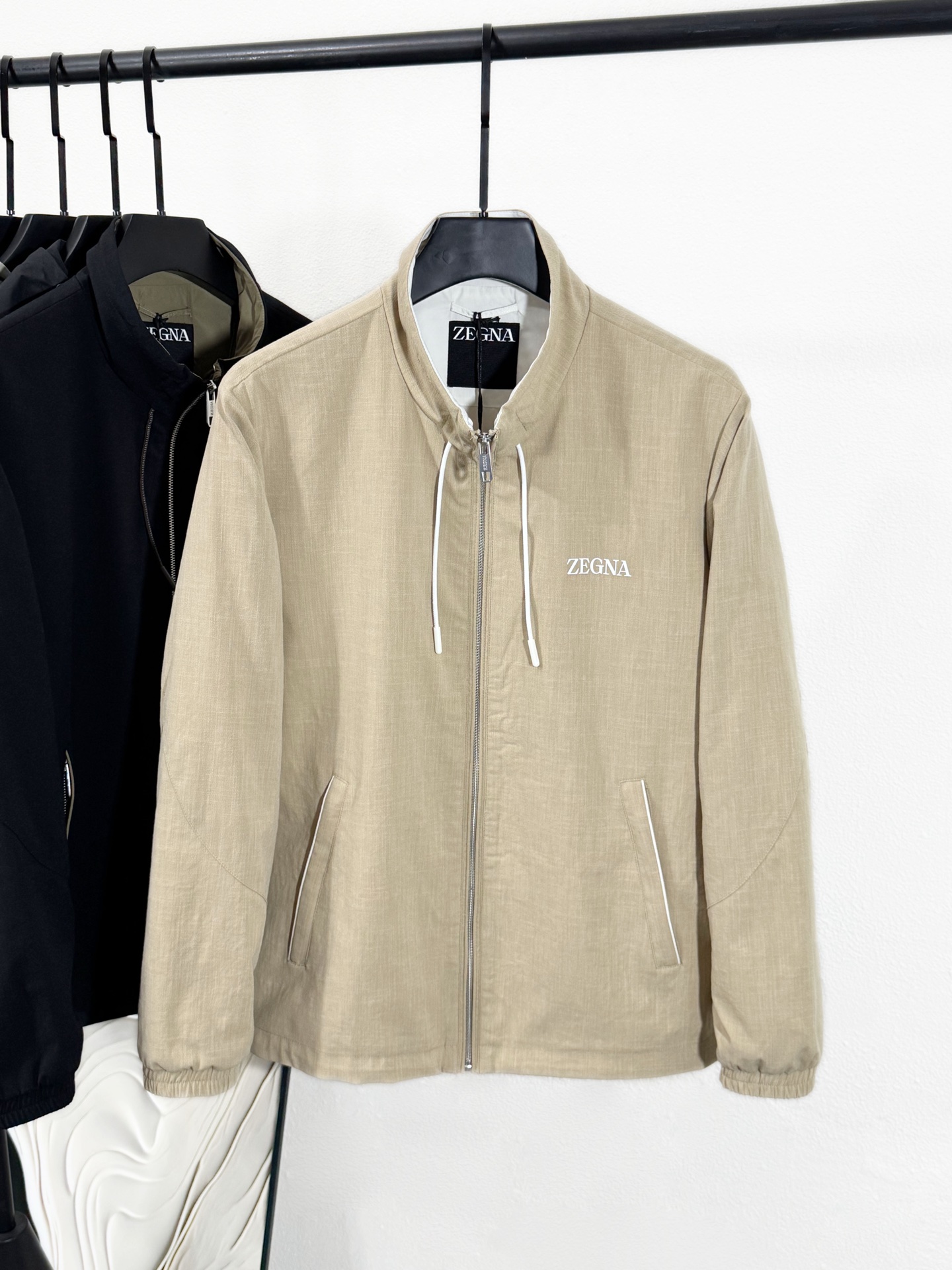 NO:126419,EZ** 2025 Spring and Summer New Lightweight Linear Fabric Drawstring Stand Collar Jacket, Men's Classic Embroidered Logo Fashion Jacket!  Trading companies have sparse channels and are released on the official website at the same time!  Zjia’s new thin jackets are launched, not only with an elegant appearance and a comfortable and warm feeling, but also incorporate a variety of detailed designs to create a perfect fashionable image for you!  Very comfortable and delicate touch!  It also has excellent comfort and breathability. It can be designed with a small stand-alone drawstring design, and is equipped with a metal bell leather adjustable drawstring, replicated with letters on the zipper head, and details of the chest LOGO letters, adding the overall look to the fashion sense!  The iconic letter logo embroidery on the chest, the font is full and clear, and it is matched with the back webbing element to highlight the status!  The elastic cuffs and drawstring adjustable hem tug design, and the basic regular style makes this jacket not only suitable for business occasions, but also can easily control casual occasions. Whether it is attending meetings or gatherings with friends, it can show you the taste and style of a high-end man!  Black/khaki, two colors into it!  Size 48-56 Size 48 shoulder width 46cm-bust 110cm-length 64cm-sleeve length 61cm 50 shoulder width 47cm-bust 114cm-length 66cm-sleeve length 62cm 52 shoulder width 48cm-bust 118cm-length 68cm-sleeve length 63cm 54 shoulder width 49cm-bust 122cm-length 70cm-sleeve length 64cm 56 shoulder width 50cm-bust 126cm-length 72cm-sleeve length 65cm Size recommended (standard version) Height 174-140 catties, try on 50 sizes appropriate!  A boy can choose 48 digits within 130 catties, a 50 digit for 130-143 catties, a 52 digit for 143-156 catties, a 52 digit for 156-170 catties, a 54 digit for 170-185 catties!  3520,,jackets & coats,jackets & coats,alexander wang19860909EZ** 2025春夏新款轻质亚麻面料抽绳立领夹克,男士经典刺绣标识时尚夹克外套！贸易公司渠道稀出,同步官网发售！Z家秋春夏新薄夹克上线,不仅具备优雅的外观和舒适保暖的穿着感,还融入了多种细节设计,为你打造出完美的时尚形象！ 触感相当舒适细腻！同时具有优异的舒适,透气,可兼设计上这件外套采用了小立领抽绳设计,并配备了金属吊钟真皮调节抽绳,与拉链头上字母复刻,胸口LOGO字母细节,增加了整体造型的时尚感！胸前标志性字母Logo刺绣,字体饱满清晰,搭配后幅织带元素,凸显身份地位！松紧袖口和抽绳式调节下摆束口设计,基础常规的版型使得这件夹克不仅适合商务场合穿着,也能轻松驾驭休闲场合,无论是参加会议还是与朋友聚会,它都能让你展现出高端男士的品味和风范！黑色/卡其,两色入！尺码48-56 48码肩宽46cm-胸围110cm-衣长64cm-袖长61cm 50码肩宽47cm-胸围114cm-衣长66cm-袖长62cm 52码肩宽48cm-胸围118cm-衣长68cm-袖长63cm 54码肩宽49cm-胸围122cm-衣长70cm-袖长64cm 56码肩宽50cm-胸围126cm-衣长72cm-袖长65cm 尺码推荐（标准版型） 身高174-140斤,试穿50码合适！ 男生体重130斤以内选择48码,130-143斤选择50码,143-156斤选择52码,156-170斤选择54码,170-185斤选择56码！3520,,jackets & coats,jackets & coats,alexander wang,Men's clothing