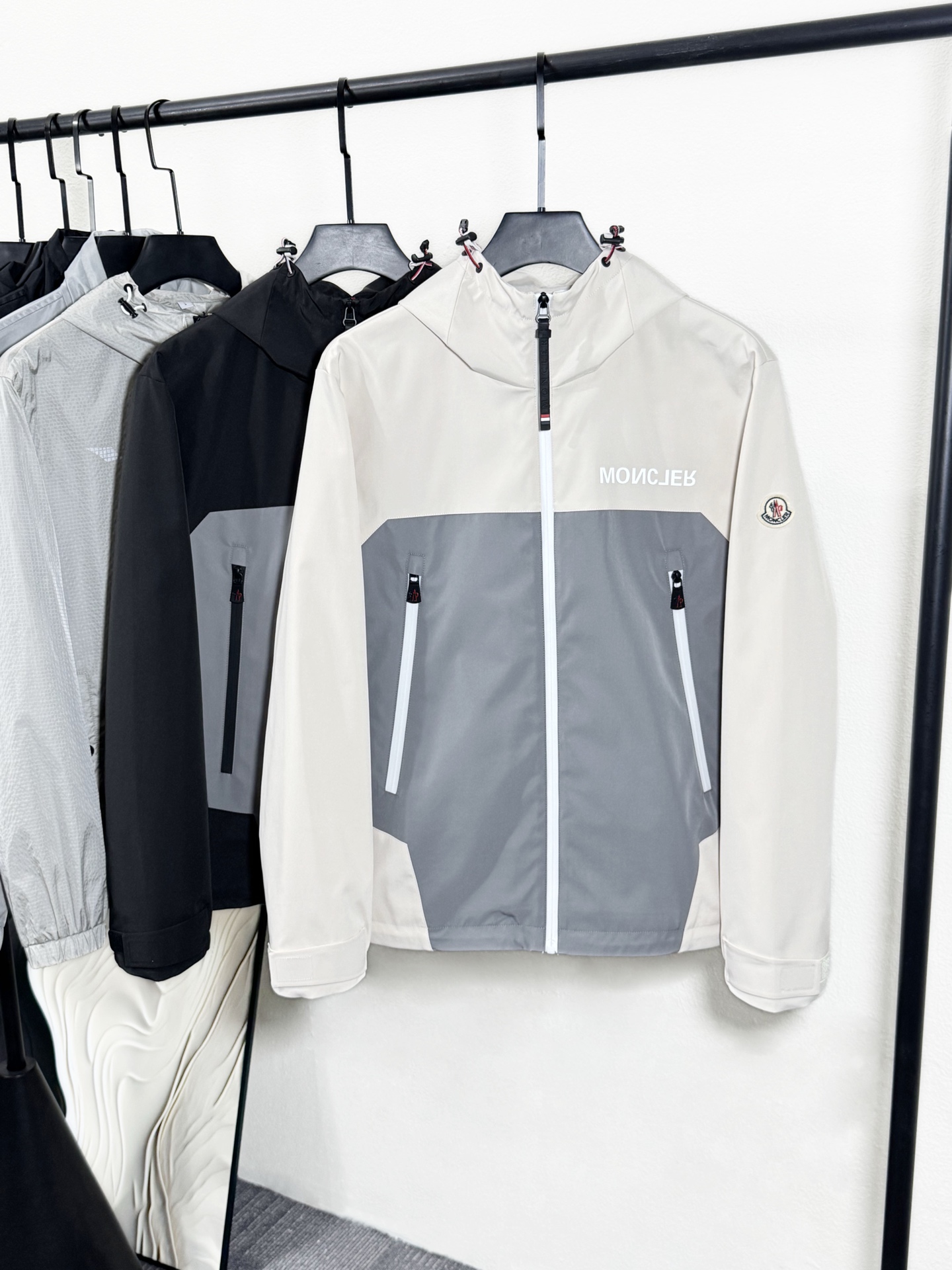 NO:126416,Mo** 2025 Spring and Summer Hooded Men's Outdoor Shock Clothes Early Spring Series Simple, Successful, Elegant, Calm Hooded Shock Clothes Jackets. Obviously, this is the masterpiece of the M-home jacket series. I won't talk much about the details. It's all top-end. One jacket should have, and this style takes up all, or it will only be better!  !  Cuff pockets Hot bonded seams, two oblique zippers on the chest, which can open to increase breathability, and are very practical. Built-in zippered chest pockets can accommodate the ID card or other valuables you carry with you. Customer-supplied fabrics are windproof, waterproof, high breathability, elasticity and wear resistance. Zippers and accessories are all supplied by Italian customers... Waterproof zipper opening and closing This simple and atmospheric style will not go out of date when worn. Whether it is traveling or daily leisure, it is quite versatile and practical. It is a wardrobe size that demonstrates the style of trendy people and business. Size 1-5 1 Shoulder width 46 Bust 108 Long 65 Sleeve length 60 2 Shoulder width 47 Bust 112 Long 66 Sleeve length 61 3 Shoulder width 48 Bust 116 Long 67 Sleeve length 62 4 Shoulder width 49 Bust 120 Long 68 Sleeve length 63  5 shoulder width 50 bust 124 clothes length 69 sleeve length 643520, Jackets & coats, Jackets & coats, Hats, Alexander wang19860909Mo** 2025春夏连帽男士户外冲锋衣早春系列 简约干练高雅沉稳连帽冲锋衣夹克 很显然这是M家外套系列的扛鼎之作,细节方面我就不多讲了,全是顶配,一件夹克该有的,此款都占全了,或者说,只会更好！！衣袖口袋 热粘合缝线,胸前两条斜拉链,打开增加透气性,功能非常实用,内置拉链胸袋,可以贴身收放随身携带的身份证件或其他贵重物品 客供面料,具有防风、防水、高透气性、弹性和耐磨的特性.拉链和辅料全部是意大利客供…防水拉链开合 这种简洁大气的款型穿多久都不会过时,不管是旅行还是日常休闲都相当的百搭实用,完全是彰显潮人风范与商务并用的衣橱尺码1-5 1肩宽46胸围108衣长65袖长60 2肩宽47胸围112衣长66袖长61 3肩宽48胸围116衣长67袖长62 4肩宽49胸围120衣长68袖长63 5肩宽50胸围124衣长69袖长643520,,jackets & coats,jackets & coats,hats,alexander wang,Men's clothing