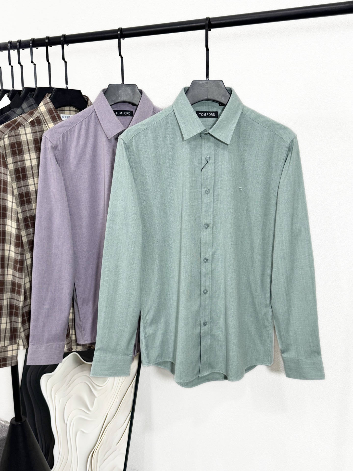 NO:141871,(New Product) TF family men's high-end business casual long-sleeved shirt, top-quality Hong Kong foreign goods, 25-year F/spring and summer new style, pure appearance, famous, exclusively sold in the industry!  As a recognized fashion item, plaid shirts are undoubtedly one of the most vital elements in the fashion circle. They come with high-end and fashionable labels, have a strong retro tone and elegant style, and are very popular on the screen, simple and distinctive. They are a good medicine for improving vision. They have a sense of fashion in terms of outfits and are also the most effective TOP-level popular element to enhance taste and temperament!  Customers provide high-quality Egyptian long velvet cotton, made by woven and dyeing in the garment process of old Italian workshops. It has first-class texture, very delicate, and the comfort is self-evident, and the breathability is also excellent. The beautiful houndstooth jacquard craft form shows elegance between the vertical and horizontal, creating a perfect visual effect, which is invincible and stunning!  The details and craftsmanship are exquisite and exquisite, and each needle and thread demonstrate the overall craftsmanship quality. The auxiliary materials are customized exclusively by top companies. The embellishment of the enamel buckle enhances the sense of luxury, adding a lot of points in terms of vision!  The color matching is light and versatile, both solemn and harmonious, and it is perfect for both business commuting and leisure, and can be used throughout multiple seasons. The types that are required for quality control and shirt control are hard to come by!  Size M-XXXL,,tom ford,fendi,shirts,alexander wang19860909(新品)TF家族男士高端商务休闲长袖衬衫,顶级香港洋行货,25年F/春夏新款,品相纯正,系出名门,业界独家售卖！ 格纹衬衫作为公认的时尚单品,无疑是时尚圈生命力最强的元素之一,自带高级时髦标签,有着浓郁的复古腔调和雅痞范儿,出镜率极高,简单而个性鲜明,是改良视觉的良药,在穿搭方面自带时髦感,亦是最有效提升品味与气质的TOP级流行元素！ 客供优质埃及长绒棉,经意大利本土老牌工坊成衣工序定织定染而成,质感一流,非常细腻,舒适度不言而喻,透气性亦极好,绝美的千鸟格提花工艺形态,纵横交错间尽显优雅,缔造出完美的视觉效果,无敌惊艳！ 细节工艺精湛考究,一针一线彰显出整体的匠心品质,辅料皆为顶级公司专属定制打造,珐琅扣的点缀提升了奢华感,视觉方面加分不少！ 配色轻熟百搭,亦庄亦谐,商务通勤与休闲完美兼备,可贯穿多个季节,品控族与衬衫控族必入的类型,可遇而不可求！尺码M-XXXL,,tom ford,fendi,shirts,alexander wang,Men's clothing