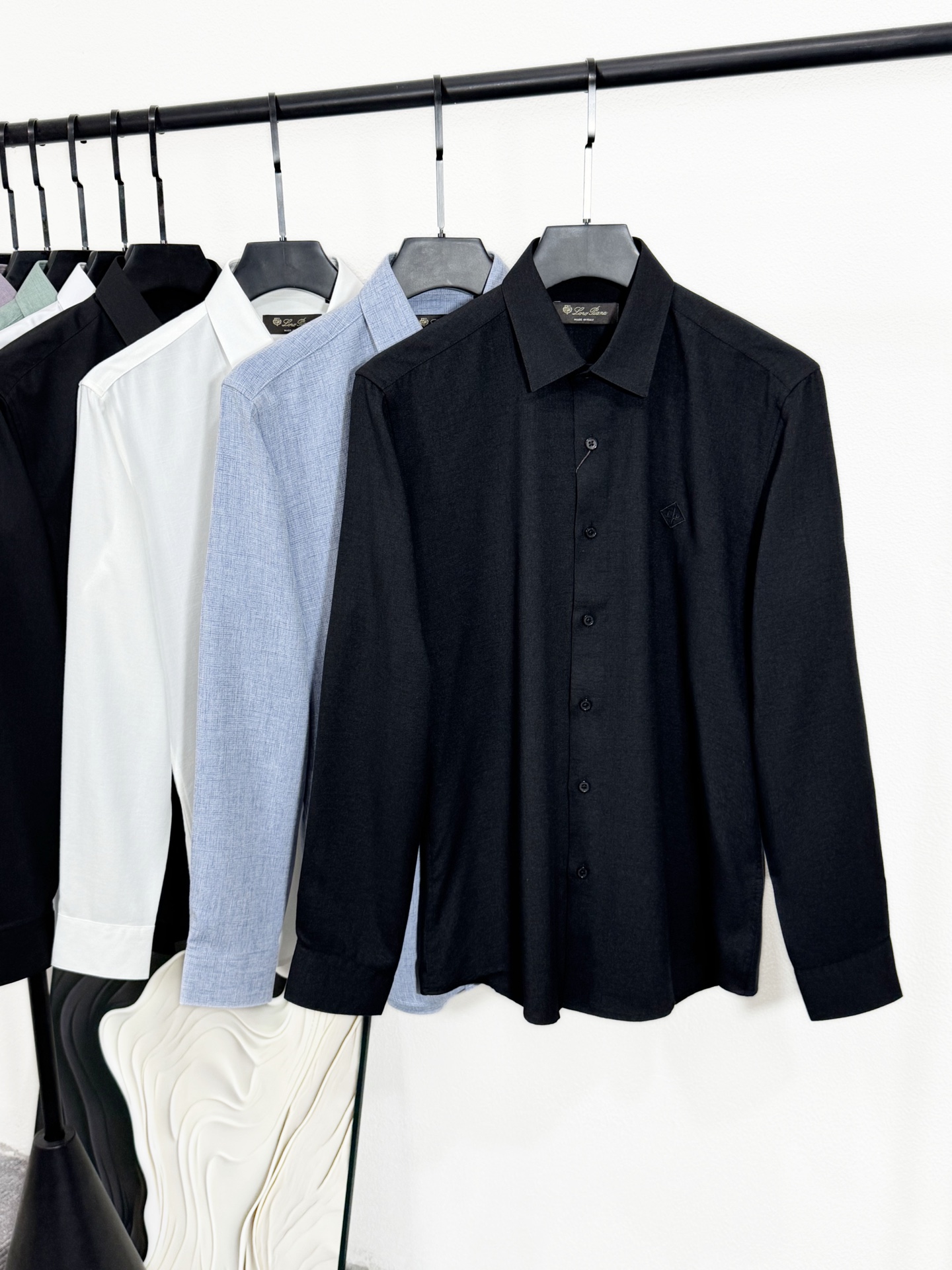 NO:141869,(New product) LFW spring and summer new imported linen solid color lapel shirt, a basic simple and versatile business casual long-sleeved shirt for men!  Trading companies have sparse channels and are released on the official website at the same time!  The high-end shirts that are a must-have for daily commuting will definitely make you repurchase unlimited!  This shirt is made of top-quality linen material for customer supply. It has super breathable and sweat-absorbing properties, giving you a refreshing and comfortable feeling. The industry's breathable linen fabric is knitted from warp and weft spinning machine twisted thread. It has a vivid concave and concave texture and a soft and comfortable feel. If you look at the knots on the surface of the fabric, you can say that there is basically no such thing as a very differentiation of cheap and rough sesame material on the market!  Customized deep-sea mother buckles are provided for customer, each one has been strictly selected, transparent and crystal clear, and very high-end!  Basic regular style cut, the upper body is very stylish, the most scarce and high-end LP cotton and linen shirt is a high-end product that is really hard to encounter, don’t miss it!  Black, white/blue, two colors into it!  Size M-XXXL M size shoulder width 44cm-bust 100cm-length 76cm-sleeve length 62cm L size shoulder width 45cm-bust 104cm-length 77cm-sleeve length 63cm XL size shoulder width 46cm-bust 108cm-length 78cm-sleeve length 64cm XXL size shoulder width 47cm-bust 112cm-length 79cm-sleeve length 65cm XXXL size shoulder width 48cm-bust 116cm-length 80cm-sleeve length 66cm, loro piana,shirts,alexander wang19860909(新品)LFW春夏新款进口亚麻纯色翻领衬衣,男士基础简约百搭商务休闲长袖衬衫！贸易公司渠道稀出,同步官网发售！重磅私密订单稀出,日常通勤必入的高端衬衫,绝对会让你无限回购的款！ 此款衬衣采用客供顶级亚麻材质打造,拥有着超强的透气吸汗性,给你透心凉的清爽舒适感,业界堪称会呼吸的亚麻布面料,由经纬纺机捻线针织而成,具有生动的凹凸纹理感,手感柔软舒适,仔细看看面料表面的结节点,可以说是基本没有的,很大的区别出市面廉价粗糙感的麻料！客供定制深海母贝扣,每一颗都经过严格挑选,剔透晶莹,非常富有高级感！基础常规的版型裁剪,上身修饰身材非常有型,最稀缺最高级的LP棉麻衬衫,真的很难遇到的高端臻品,切勿错过！黑色,白色/蓝色,两色入！尺码M-XXXL M码肩宽44cm-胸围100cm-衣长76cm-袖长62cm L码肩宽45cm-胸围104cm-衣长77cm-袖长63cm XL码肩宽46cm-胸围108cm-衣长78cm-袖长64cm XXL码肩宽47cm-胸围112cm-衣长79cm-袖长65cm XXXL码肩宽48cm-胸围116cm-衣长80cm-袖长66cm,,loro piana,shirts,alexander wang,Men's clothing