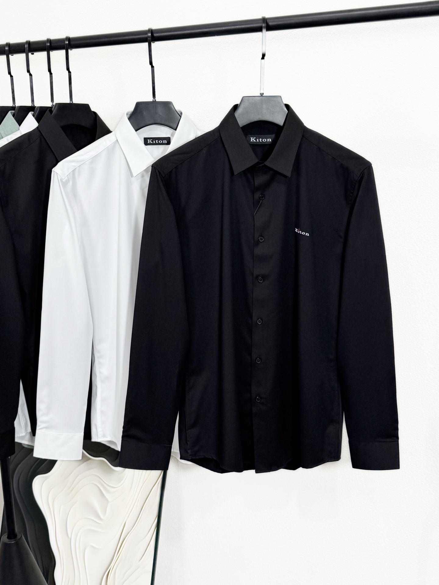 NO:141866,(New Product) Ki family men's high-end business casual long-sleeved shirt, trading company channel goods, original Italian production, new products in 25 years early spring, classic and luxurious work!  It is known as a model in the fashion handicraft industry, the royal aristocrats and elite royal brand, Prince Charles, Putin and Wall Street financial tycoons, and is the world's top luxury men's clothing brand!  The overall design style follows the Ki family genes, the classic aristocratic old Qian style, is quite exquisite in fabric selection and craftsmanship, low-key and luxurious, elegant and noble. Every detail proves the brand's own sense of luxury. The iconic red dot embroidery and unique snaps inject a subtle sense of fashion into the overall shape. The details show the taste and give full embellishment!  Customers can select Swiss ALUMO Arum fabric. The fabric is made of combed and ultra-fine GIZA45 grade Egyptian cotton, high-string double-stranded, with invincible texture, excellent skin-friendly, and the texture texture is high-end and gorgeous!  The details are exquisite and exquisite, with tight stitching. The buttons are polished by natural Spanish white butterfly shells. Each pill has a unique pattern and a great luster!  The upper body has excellent effect and can be used in various occasions. It can be mixed and matched with formal wear and casual. There is no age limit, which can interpret a super-stylish urban gentlemanly feeling. It is a fashionable item with extremely high control!  A must-in type of wardrobe!  Size M-XXXL, Shirts,alexander wang19860909(新品)Ki家族男士高端商务休闲长袖衬衫,贸易公司渠道货,意大利原厂出品,25年早春新品,经典奢华之作！ 被誉为时装手工界的典范,皇室贵族及精英御用品牌,查尔斯王子和普京及华尔街金融大鳄们的首选,属于全球顶级奢华男装品牌！ 整体的设计风格沿袭了Ki家族基因,经典贵族老钱风,在面料选取和工艺方面都相当考究,低调且奢华,优雅且高贵,每一个细节都在力证品牌自身的高级感,标志性红点刺绣、别致按扣为整体造型注入了微妙的时尚感,细节之处彰显品位,十足的加分点缀！ 客供甄选瑞士ALUMO阿鲁姆公司面料,面料采用精梳超细的GIZA45等级埃及棉,高支双股精纺而成,质感无敌,亲肤性绝佳,且肌理纹路透着高级和华丽感！ 细节处处精致考究,严丝合缝,纽扣为西班牙天然白蝶贝打磨而成,每粒都有着独一无二的纹路,光泽感极好！ 上身效果出色,可驾驭各种场合,正装与休闲皆可混搭,无年龄层次限定,可以诠释出超具型格的都市绅士感,属于驾驭度极高的时髦单品！衣橱必入的类型！尺码M-XXXL,,shirts,alexander wang,Men's clothing