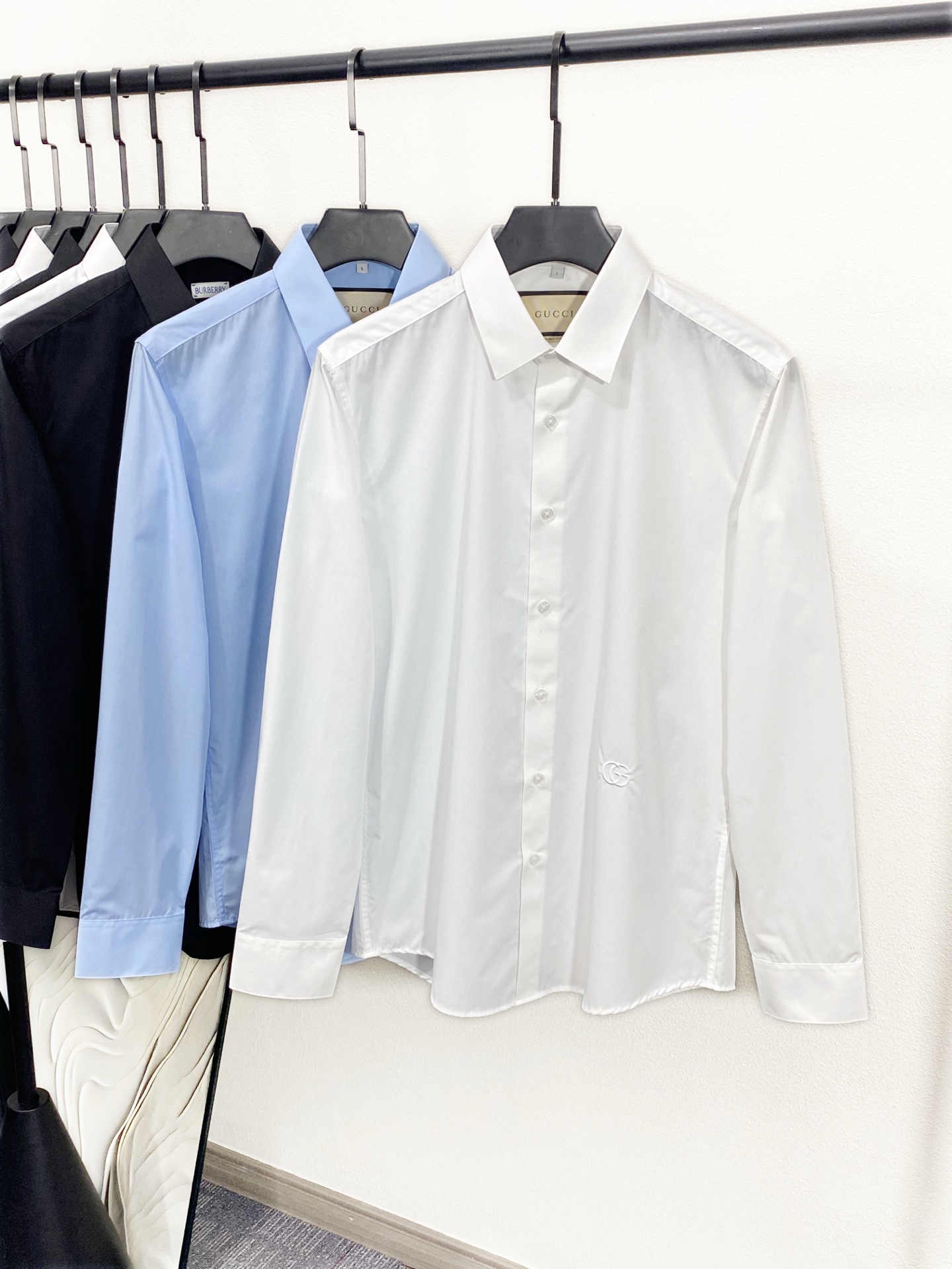 NO:141877,(New product) GU25SS spring and summer new high-end cotton poplin solid color lapel shirt, men's smooth color GG logo embroidery business casual and versatile long-sleeved shirt!  Trading companies have sparse channels, and 6015RMB is released on the official website at the same time!  The brand creative director continues to explore the concept of customized single product design, integrating outstanding tailoring craftsmanship with eclectic aesthetic concepts!  The front is decorated with double G embroidery in the same color, which is clever to the long-standing inheritance of the brand!  This shirt is customized with customized cotton poplin material, and is also the highest-end fabric among men's shirts. It is carefully woven with high-quality imported cotton yarn. The ultra-high-index cotton poplin presents an extraordinary natural luster, with a smooth and delicate texture. The upper body is really comfortable and skin-friendly!  The whole body is embroidered with GG logo in the same color, and the embroidery craftsmanship is full and exquisite, exuding the luxury atmosphere and class of the G family!  The minimalist and elegant pure white body   elegant curved hem design, as well as basic regular style cutting, can be used for daily business and leisure, and can be worn at any occasion. It is a must-have style for commuting in all seasons. It is highly recommended to buy both colors at the same time!  Dark blue/white, two colors into it!  Size M-XXXL M size shoulder width 46cm-bust 98cm-length 77cm-sleeve length 63cm L size shoulder width 47cm-bust 102cm-length 78cm-sleeve length 64cm XL size shoulder width 48cm-bust 106cm-length 79cm-sleeve length 65cm XXL size shoulder width 49cm-bust 110cm-length 80cm-sleeve length 66cm XXXL size shoulder width 50cm-bust 114cm-length 81cm-sleeve length 67cm Size recommendation (standard version) Height 174-jin, try on L size appropriate!  Boys choose M code within kilograms, -142 kilograms to choose L code, 142-154 kilograms to choose XL code, 154-166 kilograms to choose XXL code, 166-180 kilograms to choose XXXL code!  manolo blahnik,gucci,shirts,alexander wang19860909(新品)GU25SS春夏新款高端棉府绸纯色翻领衬衣,男士顺色GG标识刺绣商务休闲百搭长袖衬衫！贸易公司渠道稀出,同步官网发售6015RMB！品牌创作总监继续探索定制单品设计理念,将出众的剪裁工艺与兼收并蓄的美学理念相融合！前幅饰有同色调双G刺绣,巧妙致意品牌悠久传承！ 这款衬衫甄选客供定制棉府绸材质,也是男士衬衣中最高端的一款面料,挑选优质进口全棉纱线精心织制而成,超高指数的棉府绸,呈现出非同寻凡的自然光泽,质感爽滑细腻,上身穿着真的超级舒适亲肤！衣身全幅衣身同色GG徽标刺绣点缀,刺绣工艺饱满而精湛,散发着G家的高奢气息与档次感！极简素雅的纯白色衣身 优雅的弧形下摆设计,以及基础常规的版型裁剪,日常商务休闲即可驾驭,能出席任何场合穿着,四季通勤的必备款式,强烈推荐两色同时入手！深蓝/白色,两色入！尺码M-XXXL M码肩宽46cm-胸围98cm-衣长77cm-袖长63cm L码肩宽47cm-胸围102cm-衣长78cm-袖长64cm XL码肩宽48cm-胸围106cm-衣长79cm-袖长65cm XXL码肩宽49cm-胸围110cm-衣长80cm-袖长66cm XXXL码肩宽50cm-胸围114cm-衣长81cm-袖长67cm 尺码推荐（标准版型） 身高174-斤,试穿L码合适！ 男生体重斤以内选择M码,-142斤选择L码,142-154斤选择XL码,154-166斤选择XXL码,166-180斤选择XXXL码！,,manolo blahnik,gucci,shirts,alexander wang,Men's clothing