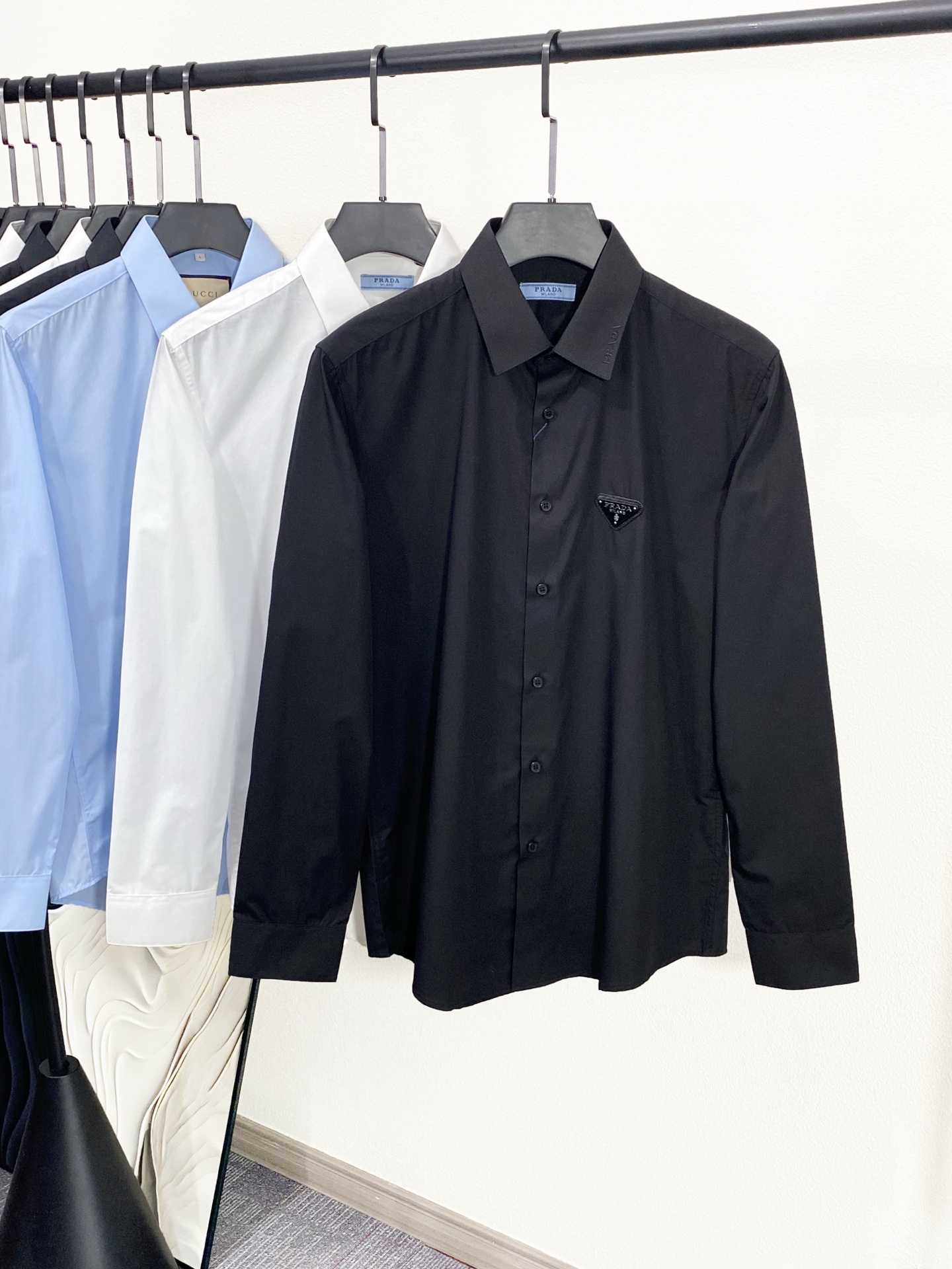 NO:141873,(New Product) Pjia original single men's business casual long-sleeved shirt, produced by Taiwan Yibi Trading Company, top Italian origin, 25-year spring and summer new products, simultaneously launched on the official website, public price!  !  A high-end celebrity shirt, high-frequency matching style for advertising albums and fashion magazines, supported by Chen Kun and Huang Zitao, has gathered extremely high popularity!  Born from the classics, the signature items that must be released every season. In the cycle of each season, the new season still continues the design tone of P's family, bringing minimalist style to the extreme, the whole body is clean and straightforward, and has a flowing visual experience. Minimalist is the most advanced fashion expression. The classic triangle logo is retained on the chest, which is a soul-like embellishment, and also highlights a strong sense of identity!  Leading with fabrics and cutting, Italian fixed-woven elastic poplin fabric, heavy high-strength yarn, super texture, excellent skin-friendliness and comfort, with a certain amount of elasticity, creating conditions for more body shapes, invincible quality, exquisite and exquisite details, strict craftsmanship, and every detail is excellent!  The tailoring adheres to the usual techniques of P's family, and every inch is well grasped. It is also slim and integrated. It has smooth and clean lines. It is invincible and versatile. It is both solemn and harmonious. It is both business and leisure. It can run through multiple seasons. It is very compatible with the bottoms and is a basic item that is a must-have for men's wardrobe!  Size M-XXXL, Shirts,alexander wang19860909(新品)P家原单男士商务休闲长袖衬衫,台湾意比贸易公司出品,顶级意大利原产,25年春夏新品,官网同步推售,公价！！ 高端明星级的一款衬衫,广告画册及时装杂志拍摄高频率搭配款,由陈坤和黄子韬上身加持后,聚集了极高的人气！ 因经典而生,每季必出的招牌单品,在每一季轮回,新一季仍然延续了P家的设计基调,将极简风发挥到极致,通体干净直白,大有行云流水般的视觉体验,极简才是最高级的时尚表达,胸前保留了经典三角标识,属于灵魂式的点缀,亦凸显了强烈的身份感！ 以面料和裁剪为主导,意大利定织弹力府绸面料,重磅高支纱线,质感超强,亲肤性与舒适性极佳,自带一定弹力,为更多的身型创造条件,品相无敌,细节工艺精致考究,严丝合缝,每一处细节都表现的极具出色！ 剪裁秉承P家一贯的手法,每一寸都拿捏的恰到好处,修身亦合体,线条感流畅干净,无敌的百搭类型,亦庄亦谐,商务与休闲兼备,可以贯穿多个季节,与下装兼容空间极高,男人衣橱必备的基础单品！尺码M-XXXL,,shirts,alexander wang,Men's clothing