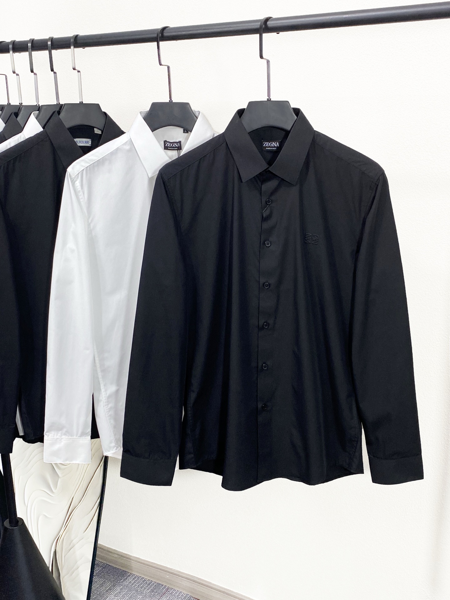 NO:141864,(New product) EZ25SS Spring and Autumn Four Seasons Three-dimensional Knitted Cotton Solid Color Lapel Shirt, Men's Collar Z Logo Embroidery Business Casual Long Sleeve Shirt!  Trading companies have sparse channels and are on sale on the leading official website!  .Chest 24 official latest Z home LOGL classic solid color shirt recommendation is a must-have for every man who seeks quality and style. Having it makes you feel confident and charming every day!  This shirt is made of customized three-dimensional knitted texture fabrics and pure cotton materials, allowing you to enjoy the comfort of your body while also feeling unparalleled quality!  The texture of the fabric is clear and the texture is crisp and stylish. Whether in formal occasions or casual moments, it can show your elegant temperament. It is comfortable and breathable, allowing you to stay refreshed in any season!  The classic element embroidery on the inner side of the collar is exquisite and full of craftsmanship, and the luxurious atmosphere revealed in the low-key makes you unique among the crowd!  The natural mother-skin buttons are customized at the placket and cuffs, and the button body is engraved with a brand logo. Each one has been carefully polished and has a good texture, demonstrating your unique taste for details!  The basic regular lapel style cut can easily control various formal or casual occasions, whether it is business negotiation or weekend gathering, it will be your right-hand assistant!  White/white, two colors into it!  Size M-XXXL M size shoulder width 46cm-bust 98cm-length 77cm-sleeve length 62cm L size shoulder width 47cm-bust 102cm-length 78cm-sleeve length 63cm XL size shoulder width 48cm-bust 106cm-length 79cm-sleeve length 64cm XXL size shoulder width 49cm-bust 110cm-length 80cm-sleeve length 65cm XXXL size shoulder width 50cm-bust 114cm-length 81cm-sleeve length 66cm Size recommended (standard version) Height 174-140 catties, try on L size appropriate!  A boy can choose M code within 135 catties, a L code for 135-145 catties, a XL code for 145-158 catties, a XXL code for 158-170 catties, and a XXXL code for 170-catties!  ,shirts,alexander wang19860909(新品)EZ25SS春秋四季款立体针织棉布纯色翻领衬衣,男士领内Z标识刺绣商务休闲长袖衬衫！贸易公司渠道稀出,领先官网发售！.胸口24官方最新Z家LOGL经典纯色衬衫推荐,是每一位寻求品质和风格的男士的必备之选,拥有它让你的每一天都充满自信和魅力！ 这款衬衫采用客供定制的立体针织肌理面料,纯棉材质,让你在享受贴身舒适感的同时,也能感受到无与伦比的品质！面料表面针凿纹理清晰,质感挺括有型,无论是在正式场合还是休闲时刻,都能展现出你的优雅气质,贴肤舒爽透气性佳,让你在任何季节都能保持清爽！衣领内侧的经典元素刺绣,工艺精致饱满,低调中透露出的奢华气息,让你在人群中独树一帜！门襟及袖口处定制的天然母贝扣,扣身刻有品牌Logo,每一颗都经过精心打磨,质感精良,彰显出你对细节的独特品味！基础常规的翻领版型裁剪,可轻松驾驭各种正式或休闲场合,无论是商务洽谈还是周末聚会,都将是你的得力助手！白色/白色,两色入！尺码M-XXXL M码肩宽46cm-胸围98cm-衣长77cm-袖长62cm L码肩宽47cm-胸围102cm-衣长78cm-袖长63cm XL码肩宽48cm-胸围106cm-衣长79cm-袖长64cm XXL码肩宽49cm-胸围110cm-衣长80cm-袖长65cm XXXL码肩宽50cm-胸围114cm-衣长81cm-袖长66cm 尺码推荐（标准版型） 身高174-140斤,试穿L码合适！ 男生体重135斤以内选择M码,135-145斤选择L码,145-158斤选择XL码,158-170斤选择XXL码,170-斤选择XXXL码！,,shirts,alexander wang,Men's clothing