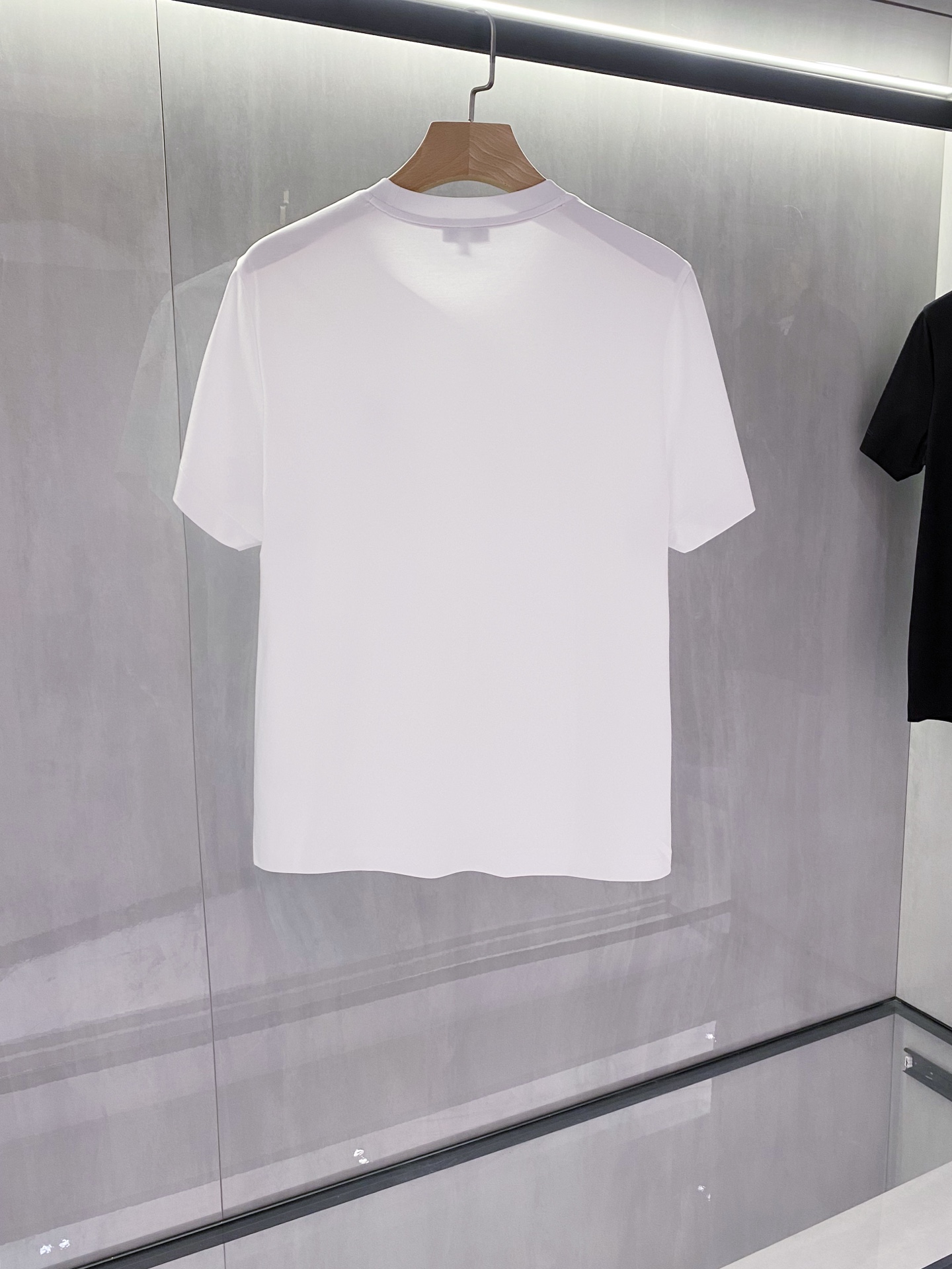 P220 经典款MOC25SS春夏新款平纹针织棉布圆领短Tee，男女同款红蓝字母标识刺绣休闲套头短袖T恤衫！贸易公司渠道稀出，领先官网发售！穿着它走在街头巷尾，你或许会不经意间吸引到路人的目光！他们或许会被你前幅徽章所吸引，或许会赞叹你整体的穿搭风格！

这款T恤衫采用客供定制平纹针织棉布，不仅触感柔软舒适，更在透气性与吸湿性上表现出色，确保了穿着者即使在炎炎夏日也能享受到清爽与自在！设计简约而不失大方，没有过多的繁复装饰，却能完美展现品牌的独特调性，前幅红蓝标识字母Logo装饰，它代表着品牌的历史与荣耀，仿佛在诉说着不为人知的故事！基础百搭休闲圆领版型设计，更是让日常穿搭变得从容不迫，无论是出席朋友聚会，还是进行户外休闲活动，这款T恤都能成为你的最佳拍档，让你在人群中脱颖而出！黑色/白色，两色入！尺码：M-XXXL

M码：肩宽45cm-胸围98cm-衣长68cm
L码：肩宽46cm-胸围102cm-衣长70cm
XL码：肩宽47cm-胸围106cm-衣长72cm
XXL码：肩宽48cm-胸围110cm-衣长74cm
XXXL码：肩宽50cm-胸围114cm-衣长76cm