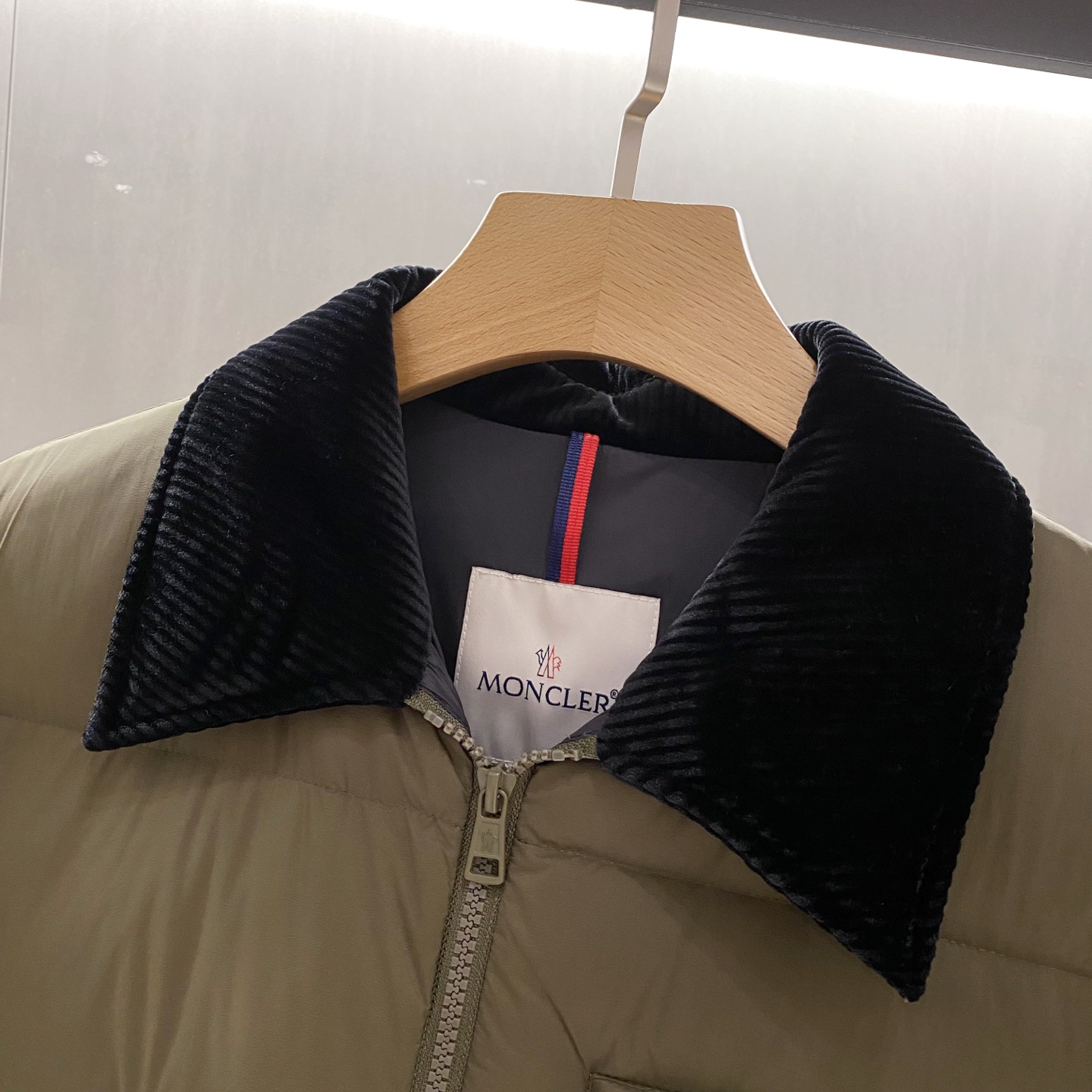 军绿色特写篇展示……连帽可脱卸